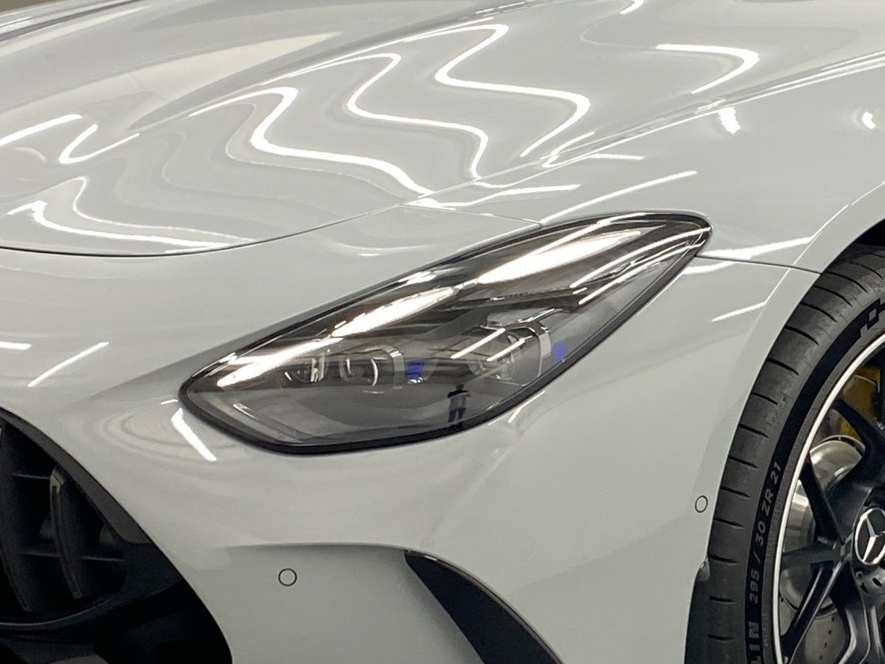 Getriebe: Automatikgetriebe 9 G-TRONIC, 9 G&auml;ngeAusstattungspakete: AMG Night-Paket,  SpiegelpaketAssistenzsysteme: Head-up-Display HUD,  Fernlichtassistent,  Aktiver Park-Assistent inkl. PARKTRONIC,  Surround-Kamerasystem,  DISTRONIC PLUS,  Berganfahrhilfe,  Spracheingabesystem,  M&uuml;digkeitserkennung,  Spurwechselassistent: aktiv,  Spurhalteassistent mit aktivem Lenk-Assistent,  Fahrerassistenzpaket,  COLLISION PREVENTION ASSIST,  Verkehrszeichenerkennung m. Geschwindigkeitslimit-AssistentLicht und Sicht: Digital Light,  Tagfahrlicht,  Automatisch abblendende Innen- und Au&szlig;enspiegel,  W&auml;rmeschutzverglasung,  Ambientebeleuchtung,  Lichtsensor,  MAGIC VISION CONTROLAudio &amp; Kommunikation: MBUX,  Navigationssystem,  Radio: Vorr&uuml;stung f&uuml;r digitales Radio,  Digitaler Radioempfang DAB,  Burmester Surround-Soundsystem,  USB Anschluss,  Handyvorbereitung Bluetooth,  Android Auto u. Apple CarPlay,  Kabelloses Laden f&uuml;r Handys,  WLAN HotspotKomfort: Klimaautomatik,  Panoramadach,  Fahrersitz elektrisch,  Memoryfunktion Fahrersitz,  Sitzheizung Fahrer/Beifahrer,  Multikontursitze,  Armauflage Fahrer/Beifahrer,  Servolenkung,  Lenks&auml;ule verstellbar,  Keyless-Start,  Start-Stopp System,  Zentralverriegelung,  Fensterheber elektrisch,  EASY-PACK Heckklappe,  Sitzklimatisierung vorn,  Getr&auml;nkehalterInterieur: Sitze Leder Leder Nappa schwarz,  Innenfarbe schwarz,  Multifunktionslenkrad,  Lenkradheizung,  Bordcomputer,  R&uuml;cksitze klappbar: Fondsitze mit umklappbaren Sitzlehnen,  Dekoreinlagen: H73 AMG Zierelemente Carbon,  Lenkrad-SchaltwippenExterieur: Touchscreen Bedienung,  Differentialsperre hinten: elektronisch,  AMG Hochleistungs-Bremsanlage,  AMG Leichtmetallfelgen 21 Zoll,  Au&szlig;enspiegel elekt. anklappbar,  Reifenpannenset,  Notrufsystem,  Stauassistent,  Rettungsgassen-Assistent,  Fahrzeugpersonalisierung,  AllradlenkungSicherheit: ISOFIX und i-Size Kindersitzbefestigung,  Fu&szlig;g&auml;ngerschutzsystem,  Fahrer- /Beifahrerairbag,  Seitenairbag vorn und hinten,  Knieairbag Fahrer,  Traktionskontrolle,  Elektr. Stabilit&auml;tsprogramm ESP,  Reifendruckkontrolle,  Diebstahlwarnanlage,  Wegfahrsperre,  Au&szlig;entemperatur Anzeige,  Antiblockiersystem ABS,  Bremsverschlei&szlig;anzeige,  Proaktives Insassenschutzsystem,  NotbremsassistentWeitere Ausstattung: 339 AMG Real Performance Sound,  01U Digitales Extra: Vorr&uuml;stung f&uuml;r Navigationsdienste,  KEYLESS-GO Start-Funktion,  34U Digitales Extra: Remote Services Premium,  1B3 Techn. Kommunikationsmodulvariante f&uuml;r ECE,  AMG Dynamic-Plus-Paket,  2U1 AIRPANEL,  N2T Steuercode Abgastest im Werk 067,  U94 AMG Heckfl&uuml;gel feststehend,  367 Digitales Extra: Vorr&uuml;stung f&uuml;r Live Traffic Information,  2U8 K&auml;ltemittel 1234yf,  6U6 AMG Tankdeckel,  Memory-Paket,  470 AMG ACTIVE RIDE CONTROL Fahrwerk,  B28 AMG Au&szlig;enspiegelgeh&auml;use in Carbon-Design,  AMG Aerodynamik-Paket,  805 Modelljahrcode,  P82 GUARD 360&deg; Fahrzeugschutz Plus,  AMG Track Pace,  773 AMG Carbon-Paket Exterieur,  896 Vorr&uuml;stung f&uuml;r digitalen Fahrzeugschl&uuml;ssel f&uuml;r Smartphone,  383 Kommunikationsmodul (LTE) f&uuml;r die Nutzung von Digitalen Extras,  5U6 Schwarz lackierte K&uuml;hlerlamellen,  Laderaum-Paket,  272 Ausweichunterst&uuml;tzung,  42U Vorr&uuml;stung f&uuml;r Projektionsfunktion Symbole,  30U Projektionsfunktion von Symbolen,  6P5 Steuercode Vertrieb  f. Code 475,  82V Speed- und Loadindex 103W + 107W,  0U1 Headunit L&auml;nderset f&uuml;r ECE (NTG 7),  K14 Serviceintervall 20.000 KM,  321 Fingerabdruck Scanner,  43U Vorr&uuml;stung f&uuml;r Projektionsfunktion Animationen,  7S8 CONTROL CODE WLTP 3RD ACT,  PRE-SAFE-System,  U69 AMG Bremss&auml;ttel gelb lackiert,  K31 Ger&auml;uschvorschrift nach ECE R51-3,  P53 ENERGIZING AIR CONTROL,  464 Fahrerdisplay,  588 Lichtinszenierung mit AMG Pattern,  502 Multi Year Update for COMAND,  986 Identifikationsschild mit VIN-Nummer,  61U MANUFAKTUR Innenhimmel Mikrofaser MICROCUT schwarz,  7U8 Typkennzeichen auf Heckdeckel und Kotfl&uuml;geln in Hochglanzschwarz,  868 Zentraldisplay,  160 Designschl&uuml;ssel mit Chromapplikationen,  Gebrauchtwagensiegel: Junge SterneSonstige Ma&szlig;e und Gewichte: Nutzlast: 190 kg,  zul&auml;ssiges Gesamtgewicht: 2.290 kg,  Radstand: 2.700 mm24 Monate Garantie ab Erstzulassung. Fahrzeug hat Haltedauer. Liefertermin in Abstimmung mit dem Verk&auml;ufer. Irrt&uuml;mer und &Auml;nderungen vorbehalten