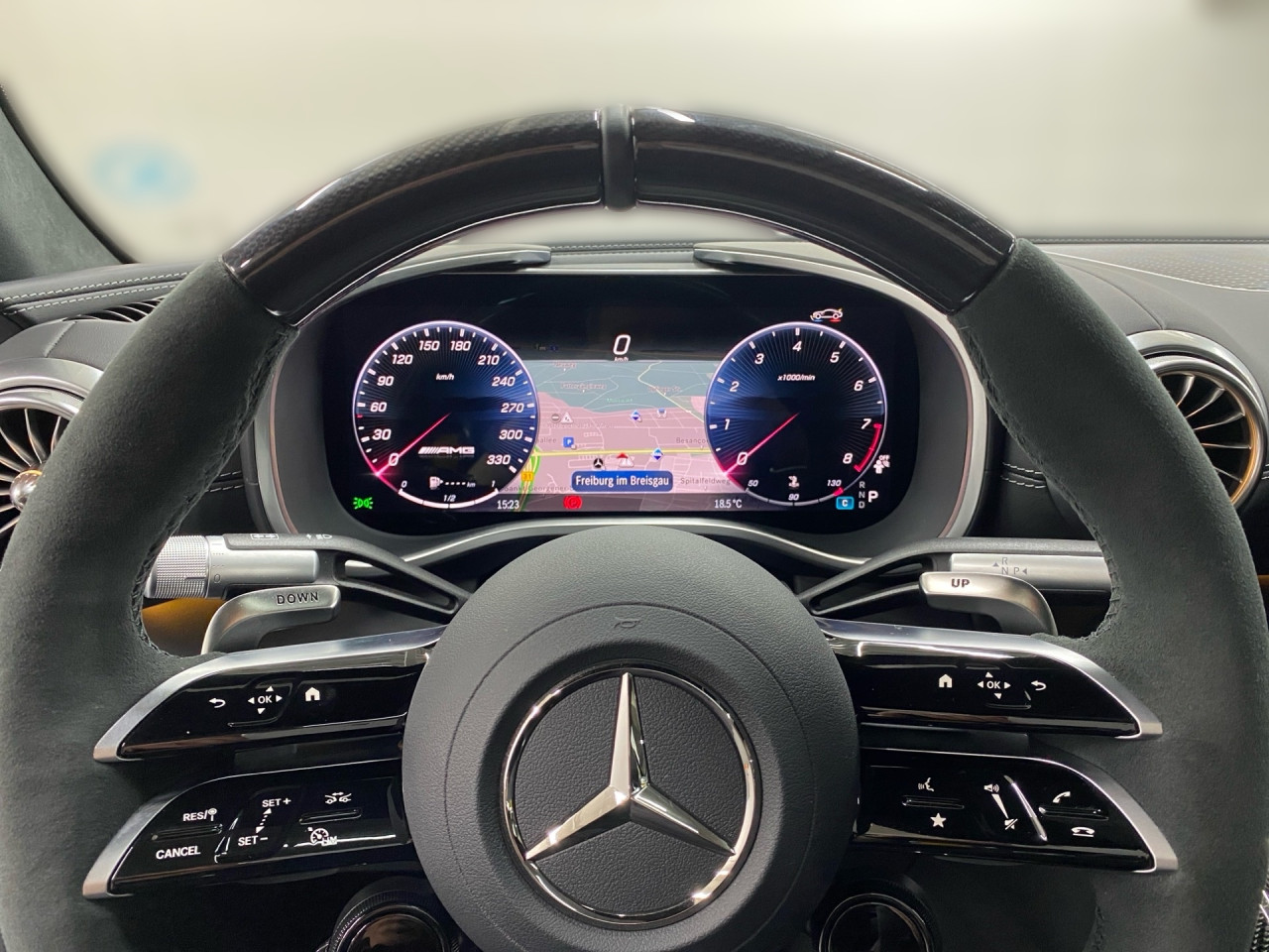 Getriebe: Automatikgetriebe 9 G-TRONIC, 9 G&auml;ngeAusstattungspakete: AMG Night-Paket,  SpiegelpaketAssistenzsysteme: Head-up-Display HUD,  Fernlichtassistent,  Aktiver Park-Assistent inkl. PARKTRONIC,  Surround-Kamerasystem,  DISTRONIC PLUS,  Berganfahrhilfe,  Spracheingabesystem,  M&uuml;digkeitserkennung,  Spurwechselassistent: aktiv,  Spurhalteassistent mit aktivem Lenk-Assistent,  Fahrerassistenzpaket,  COLLISION PREVENTION ASSIST,  Verkehrszeichenerkennung m. Geschwindigkeitslimit-AssistentLicht und Sicht: Digital Light,  Tagfahrlicht,  Automatisch abblendende Innen- und Au&szlig;enspiegel,  W&auml;rmeschutzverglasung,  Ambientebeleuchtung,  Lichtsensor,  MAGIC VISION CONTROLAudio &amp; Kommunikation: MBUX,  Navigationssystem,  Radio: Vorr&uuml;stung f&uuml;r digitales Radio,  Digitaler Radioempfang DAB,  Burmester Surround-Soundsystem,  USB Anschluss,  Handyvorbereitung Bluetooth,  Android Auto u. Apple CarPlay,  Kabelloses Laden f&uuml;r Handys,  WLAN HotspotKomfort: Klimaautomatik,  Panoramadach,  Fahrersitz elektrisch,  Memoryfunktion Fahrersitz,  Sitzheizung Fahrer/Beifahrer,  Multikontursitze,  Armauflage Fahrer/Beifahrer,  Servolenkung,  Lenks&auml;ule verstellbar,  Keyless-Start,  Start-Stopp System,  Zentralverriegelung,  Fensterheber elektrisch,  EASY-PACK Heckklappe,  Sitzklimatisierung vorn,  Getr&auml;nkehalterInterieur: Sitze Leder Leder Nappa schwarz,  Innenfarbe schwarz,  Multifunktionslenkrad,  Lenkradheizung,  Bordcomputer,  R&uuml;cksitze klappbar: Fondsitze mit umklappbaren Sitzlehnen,  Dekoreinlagen: H73 AMG Zierelemente Carbon,  Lenkrad-SchaltwippenExterieur: Touchscreen Bedienung,  Differentialsperre hinten: elektronisch,  AMG Hochleistungs-Bremsanlage,  AMG Leichtmetallfelgen 21 Zoll,  Au&szlig;enspiegel elekt. anklappbar,  Reifenpannenset,  Notrufsystem,  Stauassistent,  Rettungsgassen-Assistent,  Fahrzeugpersonalisierung,  AllradlenkungSicherheit: ISOFIX und i-Size Kindersitzbefestigung,  Fu&szlig;g&auml;ngerschutzsystem,  Fahrer- /Beifahrerairbag,  Seitenairbag vorn und hinten,  Knieairbag Fahrer,  Traktionskontrolle,  Elektr. Stabilit&auml;tsprogramm ESP,  Reifendruckkontrolle,  Diebstahlwarnanlage,  Wegfahrsperre,  Au&szlig;entemperatur Anzeige,  Antiblockiersystem ABS,  Bremsverschlei&szlig;anzeige,  Proaktives Insassenschutzsystem,  NotbremsassistentWeitere Ausstattung: 339 AMG Real Performance Sound,  01U Digitales Extra: Vorr&uuml;stung f&uuml;r Navigationsdienste,  KEYLESS-GO Start-Funktion,  34U Digitales Extra: Remote Services Premium,  1B3 Techn. Kommunikationsmodulvariante f&uuml;r ECE,  AMG Dynamic-Plus-Paket,  2U1 AIRPANEL,  N2T Steuercode Abgastest im Werk 067,  U94 AMG Heckfl&uuml;gel feststehend,  367 Digitales Extra: Vorr&uuml;stung f&uuml;r Live Traffic Information,  2U8 K&auml;ltemittel 1234yf,  6U6 AMG Tankdeckel,  Memory-Paket,  470 AMG ACTIVE RIDE CONTROL Fahrwerk,  B28 AMG Au&szlig;enspiegelgeh&auml;use in Carbon-Design,  AMG Aerodynamik-Paket,  805 Modelljahrcode,  P82 GUARD 360&deg; Fahrzeugschutz Plus,  AMG Track Pace,  773 AMG Carbon-Paket Exterieur,  896 Vorr&uuml;stung f&uuml;r digitalen Fahrzeugschl&uuml;ssel f&uuml;r Smartphone,  383 Kommunikationsmodul (LTE) f&uuml;r die Nutzung von Digitalen Extras,  5U6 Schwarz lackierte K&uuml;hlerlamellen,  Laderaum-Paket,  272 Ausweichunterst&uuml;tzung,  42U Vorr&uuml;stung f&uuml;r Projektionsfunktion Symbole,  30U Projektionsfunktion von Symbolen,  6P5 Steuercode Vertrieb  f. Code 475,  82V Speed- und Loadindex 103W + 107W,  0U1 Headunit L&auml;nderset f&uuml;r ECE (NTG 7),  K14 Serviceintervall 20.000 KM,  321 Fingerabdruck Scanner,  43U Vorr&uuml;stung f&uuml;r Projektionsfunktion Animationen,  7S8 CONTROL CODE WLTP 3RD ACT,  PRE-SAFE-System,  U69 AMG Bremss&auml;ttel gelb lackiert,  K31 Ger&auml;uschvorschrift nach ECE R51-3,  P53 ENERGIZING AIR CONTROL,  464 Fahrerdisplay,  588 Lichtinszenierung mit AMG Pattern,  502 Multi Year Update for COMAND,  986 Identifikationsschild mit VIN-Nummer,  61U MANUFAKTUR Innenhimmel Mikrofaser MICROCUT schwarz,  7U8 Typkennzeichen auf Heckdeckel und Kotfl&uuml;geln in Hochglanzschwarz,  868 Zentraldisplay,  160 Designschl&uuml;ssel mit Chromapplikationen,  Gebrauchtwagensiegel: Junge SterneSonstige Ma&szlig;e und Gewichte: Nutzlast: 190 kg,  zul&auml;ssiges Gesamtgewicht: 2.290 kg,  Radstand: 2.700 mm24 Monate Garantie ab Erstzulassung. Fahrzeug hat Haltedauer. Liefertermin in Abstimmung mit dem Verk&auml;ufer. Irrt&uuml;mer und &Auml;nderungen vorbehalten
