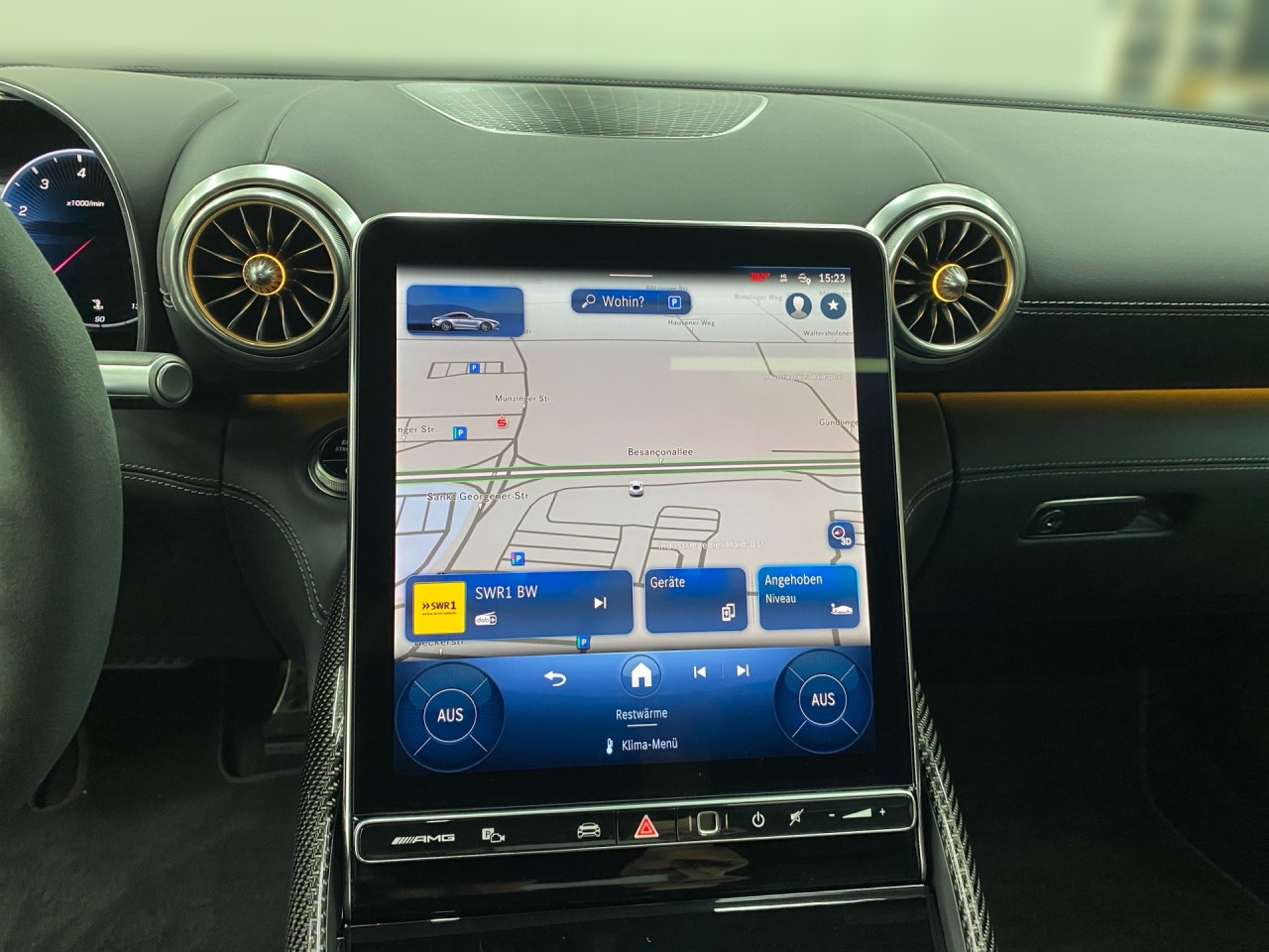 Getriebe: Automatikgetriebe 9 G-TRONIC, 9 G&auml;ngeAusstattungspakete: AMG Night-Paket,  SpiegelpaketAssistenzsysteme: Head-up-Display HUD,  Fernlichtassistent,  Aktiver Park-Assistent inkl. PARKTRONIC,  Surround-Kamerasystem,  DISTRONIC PLUS,  Berganfahrhilfe,  Spracheingabesystem,  M&uuml;digkeitserkennung,  Spurwechselassistent: aktiv,  Spurhalteassistent mit aktivem Lenk-Assistent,  Fahrerassistenzpaket,  COLLISION PREVENTION ASSIST,  Verkehrszeichenerkennung m. Geschwindigkeitslimit-AssistentLicht und Sicht: Digital Light,  Tagfahrlicht,  Automatisch abblendende Innen- und Au&szlig;enspiegel,  W&auml;rmeschutzverglasung,  Ambientebeleuchtung,  Lichtsensor,  MAGIC VISION CONTROLAudio &amp; Kommunikation: MBUX,  Navigationssystem,  Radio: Vorr&uuml;stung f&uuml;r digitales Radio,  Digitaler Radioempfang DAB,  Burmester Surround-Soundsystem,  USB Anschluss,  Handyvorbereitung Bluetooth,  Android Auto u. Apple CarPlay,  Kabelloses Laden f&uuml;r Handys,  WLAN HotspotKomfort: Klimaautomatik,  Panoramadach,  Fahrersitz elektrisch,  Memoryfunktion Fahrersitz,  Sitzheizung Fahrer/Beifahrer,  Multikontursitze,  Armauflage Fahrer/Beifahrer,  Servolenkung,  Lenks&auml;ule verstellbar,  Keyless-Start,  Start-Stopp System,  Zentralverriegelung,  Fensterheber elektrisch,  EASY-PACK Heckklappe,  Sitzklimatisierung vorn,  Getr&auml;nkehalterInterieur: Sitze Leder Leder Nappa schwarz,  Innenfarbe schwarz,  Multifunktionslenkrad,  Lenkradheizung,  Bordcomputer,  R&uuml;cksitze klappbar: Fondsitze mit umklappbaren Sitzlehnen,  Dekoreinlagen: H73 AMG Zierelemente Carbon,  Lenkrad-SchaltwippenExterieur: Touchscreen Bedienung,  Differentialsperre hinten: elektronisch,  AMG Hochleistungs-Bremsanlage,  AMG Leichtmetallfelgen 21 Zoll,  Au&szlig;enspiegel elekt. anklappbar,  Reifenpannenset,  Notrufsystem,  Stauassistent,  Rettungsgassen-Assistent,  Fahrzeugpersonalisierung,  AllradlenkungSicherheit: ISOFIX und i-Size Kindersitzbefestigung,  Fu&szlig;g&auml;ngerschutzsystem,  Fahrer- /Beifahrerairbag,  Seitenairbag vorn und hinten,  Knieairbag Fahrer,  Traktionskontrolle,  Elektr. Stabilit&auml;tsprogramm ESP,  Reifendruckkontrolle,  Diebstahlwarnanlage,  Wegfahrsperre,  Au&szlig;entemperatur Anzeige,  Antiblockiersystem ABS,  Bremsverschlei&szlig;anzeige,  Proaktives Insassenschutzsystem,  NotbremsassistentWeitere Ausstattung: 339 AMG Real Performance Sound,  01U Digitales Extra: Vorr&uuml;stung f&uuml;r Navigationsdienste,  KEYLESS-GO Start-Funktion,  34U Digitales Extra: Remote Services Premium,  1B3 Techn. Kommunikationsmodulvariante f&uuml;r ECE,  AMG Dynamic-Plus-Paket,  2U1 AIRPANEL,  N2T Steuercode Abgastest im Werk 067,  U94 AMG Heckfl&uuml;gel feststehend,  367 Digitales Extra: Vorr&uuml;stung f&uuml;r Live Traffic Information,  2U8 K&auml;ltemittel 1234yf,  6U6 AMG Tankdeckel,  Memory-Paket,  470 AMG ACTIVE RIDE CONTROL Fahrwerk,  B28 AMG Au&szlig;enspiegelgeh&auml;use in Carbon-Design,  AMG Aerodynamik-Paket,  805 Modelljahrcode,  P82 GUARD 360&deg; Fahrzeugschutz Plus,  AMG Track Pace,  773 AMG Carbon-Paket Exterieur,  896 Vorr&uuml;stung f&uuml;r digitalen Fahrzeugschl&uuml;ssel f&uuml;r Smartphone,  383 Kommunikationsmodul (LTE) f&uuml;r die Nutzung von Digitalen Extras,  5U6 Schwarz lackierte K&uuml;hlerlamellen,  Laderaum-Paket,  272 Ausweichunterst&uuml;tzung,  42U Vorr&uuml;stung f&uuml;r Projektionsfunktion Symbole,  30U Projektionsfunktion von Symbolen,  6P5 Steuercode Vertrieb  f. Code 475,  82V Speed- und Loadindex 103W + 107W,  0U1 Headunit L&auml;nderset f&uuml;r ECE (NTG 7),  K14 Serviceintervall 20.000 KM,  321 Fingerabdruck Scanner,  43U Vorr&uuml;stung f&uuml;r Projektionsfunktion Animationen,  7S8 CONTROL CODE WLTP 3RD ACT,  PRE-SAFE-System,  U69 AMG Bremss&auml;ttel gelb lackiert,  K31 Ger&auml;uschvorschrift nach ECE R51-3,  P53 ENERGIZING AIR CONTROL,  464 Fahrerdisplay,  588 Lichtinszenierung mit AMG Pattern,  502 Multi Year Update for COMAND,  986 Identifikationsschild mit VIN-Nummer,  61U MANUFAKTUR Innenhimmel Mikrofaser MICROCUT schwarz,  7U8 Typkennzeichen auf Heckdeckel und Kotfl&uuml;geln in Hochglanzschwarz,  868 Zentraldisplay,  160 Designschl&uuml;ssel mit Chromapplikationen,  Gebrauchtwagensiegel: Junge SterneSonstige Ma&szlig;e und Gewichte: Nutzlast: 190 kg,  zul&auml;ssiges Gesamtgewicht: 2.290 kg,  Radstand: 2.700 mm24 Monate Garantie ab Erstzulassung. Fahrzeug hat Haltedauer. Liefertermin in Abstimmung mit dem Verk&auml;ufer. Irrt&uuml;mer und &Auml;nderungen vorbehalten