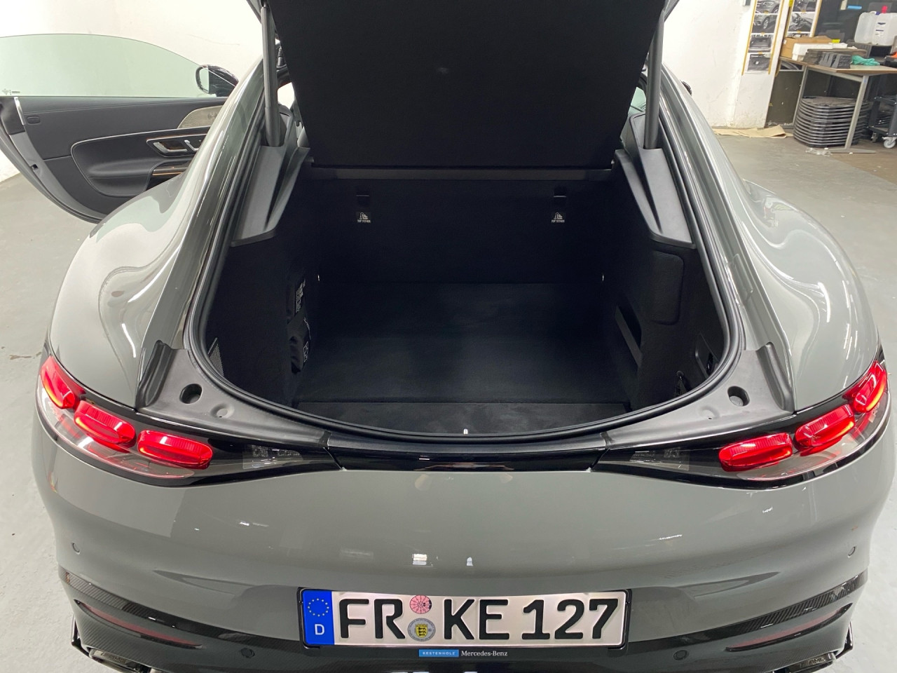 Getriebe: Automatikgetriebe 9 G-TRONIC, 9 G&auml;ngeAusstattungspakete: AMG Night-Paket,  SpiegelpaketAssistenzsysteme: Head-up-Display HUD,  Fernlichtassistent,  Aktiver Park-Assistent inkl. PARKTRONIC,  Surround-Kamerasystem,  DISTRONIC PLUS,  Berganfahrhilfe,  Spracheingabesystem,  M&uuml;digkeitserkennung,  Spurwechselassistent: aktiv,  Spurhalteassistent mit aktivem Lenk-Assistent,  Fahrerassistenzpaket,  COLLISION PREVENTION ASSIST,  Verkehrszeichenerkennung m. Geschwindigkeitslimit-AssistentLicht und Sicht: Digital Light,  Tagfahrlicht,  Automatisch abblendende Innen- und Au&szlig;enspiegel,  W&auml;rmeschutzverglasung,  Ambientebeleuchtung,  Lichtsensor,  MAGIC VISION CONTROLAudio &amp; Kommunikation: MBUX,  Navigationssystem,  Radio: Vorr&uuml;stung f&uuml;r digitales Radio,  Digitaler Radioempfang DAB,  Burmester Surround-Soundsystem,  USB Anschluss,  Handyvorbereitung Bluetooth,  Android Auto u. Apple CarPlay,  Kabelloses Laden f&uuml;r Handys,  WLAN HotspotKomfort: Klimaautomatik,  Panoramadach,  Fahrersitz elektrisch,  Memoryfunktion Fahrersitz,  Sitzheizung Fahrer/Beifahrer,  Multikontursitze,  Armauflage Fahrer/Beifahrer,  Servolenkung,  Lenks&auml;ule verstellbar,  Keyless-Start,  Start-Stopp System,  Zentralverriegelung,  Fensterheber elektrisch,  EASY-PACK Heckklappe,  Sitzklimatisierung vorn,  Getr&auml;nkehalterInterieur: Sitze Leder Leder Nappa schwarz,  Innenfarbe schwarz,  Multifunktionslenkrad,  Lenkradheizung,  Bordcomputer,  R&uuml;cksitze klappbar: Fondsitze mit umklappbaren Sitzlehnen,  Dekoreinlagen: H73 AMG Zierelemente Carbon,  Lenkrad-SchaltwippenExterieur: Touchscreen Bedienung,  Differentialsperre hinten: elektronisch,  AMG Hochleistungs-Bremsanlage,  AMG Leichtmetallfelgen 21 Zoll,  Au&szlig;enspiegel elekt. anklappbar,  Reifenpannenset,  Notrufsystem,  Stauassistent,  Rettungsgassen-Assistent,  Fahrzeugpersonalisierung,  AllradlenkungSicherheit: ISOFIX und i-Size Kindersitzbefestigung,  Fu&szlig;g&auml;ngerschutzsystem,  Fahrer- /Beifahrerairbag,  Seitenairbag vorn und hinten,  Knieairbag Fahrer,  Traktionskontrolle,  Elektr. Stabilit&auml;tsprogramm ESP,  Reifendruckkontrolle,  Diebstahlwarnanlage,  Wegfahrsperre,  Au&szlig;entemperatur Anzeige,  Antiblockiersystem ABS,  Bremsverschlei&szlig;anzeige,  Proaktives Insassenschutzsystem,  NotbremsassistentWeitere Ausstattung: 339 AMG Real Performance Sound,  01U Digitales Extra: Vorr&uuml;stung f&uuml;r Navigationsdienste,  KEYLESS-GO Start-Funktion,  34U Digitales Extra: Remote Services Premium,  1B3 Techn. Kommunikationsmodulvariante f&uuml;r ECE,  AMG Dynamic-Plus-Paket,  2U1 AIRPANEL,  N2T Steuercode Abgastest im Werk 067,  U94 AMG Heckfl&uuml;gel feststehend,  367 Digitales Extra: Vorr&uuml;stung f&uuml;r Live Traffic Information,  2U8 K&auml;ltemittel 1234yf,  6U6 AMG Tankdeckel,  Memory-Paket,  470 AMG ACTIVE RIDE CONTROL Fahrwerk,  B28 AMG Au&szlig;enspiegelgeh&auml;use in Carbon-Design,  AMG Aerodynamik-Paket,  805 Modelljahrcode,  P82 GUARD 360&deg; Fahrzeugschutz Plus,  AMG Track Pace,  773 AMG Carbon-Paket Exterieur,  896 Vorr&uuml;stung f&uuml;r digitalen Fahrzeugschl&uuml;ssel f&uuml;r Smartphone,  383 Kommunikationsmodul (LTE) f&uuml;r die Nutzung von Digitalen Extras,  5U6 Schwarz lackierte K&uuml;hlerlamellen,  Laderaum-Paket,  272 Ausweichunterst&uuml;tzung,  42U Vorr&uuml;stung f&uuml;r Projektionsfunktion Symbole,  30U Projektionsfunktion von Symbolen,  6P5 Steuercode Vertrieb  f. Code 475,  82V Speed- und Loadindex 103W + 107W,  0U1 Headunit L&auml;nderset f&uuml;r ECE (NTG 7),  K14 Serviceintervall 20.000 KM,  321 Fingerabdruck Scanner,  43U Vorr&uuml;stung f&uuml;r Projektionsfunktion Animationen,  7S8 CONTROL CODE WLTP 3RD ACT,  PRE-SAFE-System,  U69 AMG Bremss&auml;ttel gelb lackiert,  K31 Ger&auml;uschvorschrift nach ECE R51-3,  P53 ENERGIZING AIR CONTROL,  464 Fahrerdisplay,  588 Lichtinszenierung mit AMG Pattern,  502 Multi Year Update for COMAND,  986 Identifikationsschild mit VIN-Nummer,  61U MANUFAKTUR Innenhimmel Mikrofaser MICROCUT schwarz,  7U8 Typkennzeichen auf Heckdeckel und Kotfl&uuml;geln in Hochglanzschwarz,  868 Zentraldisplay,  160 Designschl&uuml;ssel mit Chromapplikationen,  Gebrauchtwagensiegel: Junge SterneSonstige Ma&szlig;e und Gewichte: Nutzlast: 190 kg,  zul&auml;ssiges Gesamtgewicht: 2.290 kg,  Radstand: 2.700 mm24 Monate Garantie ab Erstzulassung. Fahrzeug hat Haltedauer. Liefertermin in Abstimmung mit dem Verk&auml;ufer. Irrt&uuml;mer und &Auml;nderungen vorbehalten