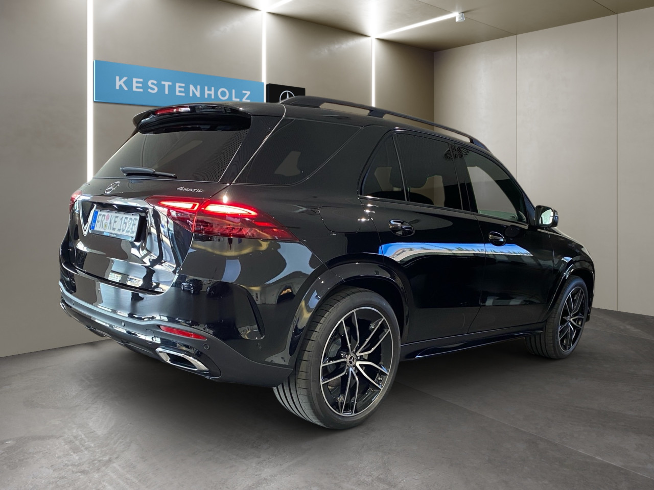 Getriebe: Automatikgetriebe 9 G-TRONIC, 9 G&auml;ngeDetailangaben f&uuml;r XEV Fahrzeug: Batterietechnologie: Lithium-Ionen,  Nutzbare Batteriekapazit&auml;t: 25,0kWhAusstattungslinie: Ausstattungslinie Exterieur,  AMG Line InterieurAusstattungspakete: Winterpaket,  AMG Sportpaket,  Premiumpaket,  Night-Paket,  Chrompaket,  SpiegelpaketAssistenzsysteme: Head-up-Display HUD,  Fernlichtassistent,  Aktiver Park-Assistent inkl. PARKTRONIC,  Surround-Kamerasystem: Park-Paket mit 360&deg;-Kamera,  DISTRONIC,  Berganfahrhilfe,  Bergabfahrhilfe,  Spracheingabesystem,  M&uuml;digkeitserkennung,  Spurhalteassistent mit aktivem Lenk-Assistent,  Fahrerassistenzpaket,  Anh&auml;ngerrangierassistent,  COLLISION PREVENTION ASSIST,  Verkehrszeichenerkennung m. Geschwindigkeitslimit-Assistent,  GespannstabilisierungLicht und Sicht: Multibeam LED Scheinwerfer,  Tagfahrlicht,  Automatisch abblendender Innenspiegel,  W&auml;rmeschutzverglasung,  Ambientebeleuchtung,  Lichtsensor,  MAGIC VISION CONTROLAudio &amp; Kommunikation: MBUX,  Navigationssystem,  Radio,  Digitaler Radioempfang DAB,  Burmester Surround-Soundsystem,  USB Anschluss,  Mercedes connect me,  Handyvorbereitung Bluetooth,  Android Auto u. Apple CarPlay,  WLAN HotspotKomfort: Widescreen Cockpit,  Klimaautomatik,  Panorama-Schiebedach,  Fahrer-/Beifahrersitz elektrisch,  Memoryfunktion Fahrersitz,  Lordosenst&uuml;tze Fahrer/Beifahrer,  Sitzheizung vorn u. hinten,  Armauflage Fahrer/Beifahrer,  Servolenkung,  Lenks&auml;ule verstellbar,  Keyless-Start,  Start-Stopp System,  Zentralver. mit Fernbedienung,  Fensterheber elektrisch,  EASY-PACK Heckklappe,  Sitzklimatisierung vorn,  Fahrprofilauswahl,  Getr&auml;nkehalter vorn,  VorklimatisierungInterieur: Sitze Leder Leder Nappa / Leder schwarz,  Innenfarbe schwarz,  Multifunktions-Sport-/Lederlenkrad,  Lenkradheizung,  Bordcomputer,  Laderaumabdeckung: Easy Pack,  Dekoreinlagen: H31 Zierelemente Holz Eiche anthrazit offenporig,  Lenkrad-SchaltwippenExterieur: AIRMATIC DC,  Anh&auml;ngerkupplung schwenkbar,  Touchscreen Bedienung,  AMG Leichtmetallfelgen 22 Zoll,  Au&szlig;enspiegel elekt. anklappbar,  Bremsenergier&uuml;ckgewinnung,  Reifenpannenset,  Notrufsystem,  Ladekabel,  FahrzeugpersonalisierungSicherheit: i-Size Kindersitzbefestigung,  Fahrer- /Beifahrerairbag,  Kopfairbag vorn,  Seitenairbag vorn und hinten,  Knieairbag Fahrer,  Traktionskontrolle,  Elektr. Stabilit&auml;tsprogramm ESP,  Reifendruckkontrolle,  Wegfahrsperre,  Au&szlig;entemperatur Anzeige,  Antiblockiersystem ABS,  Bremsverschlei&szlig;anzeige,  Proaktives Insassenschutzsystem,  Notbremsassistent,  Akustischer Umfeldschutz,  Totwinkel-AssistentWeitere Ausstattung: 2S0 Digitales Extra: Individualisierungs-Paket,  82B On-board AC-Lader bis 11 kW,  321 Fingerabdrucksensor,  Memory-Paket,  34U Digitales Extra: Remote Services Premium,  38U Digitales Extra: Remote und Charging Services Plus,  AKTIVER STAU-ASSISTENT,  K33 Erweitertes automatisches Wiederanfahren im Stau,  273 AusstiegswarnfunktionSonstige Ma&szlig;e und Gewichte: Nutzlast: 580 kg,  zul&auml;ssiges Gesamtgewicht: 3.260 kg,  Radstand: 2.995 mm24 Monate Garantie ab Erstzulassung. Fahrzeug hat Haltedauer. Liefertermin in Abstimmung mit dem Verk&auml;ufer. Irrt&uuml;mer und &Auml;nderungen vorbehalten