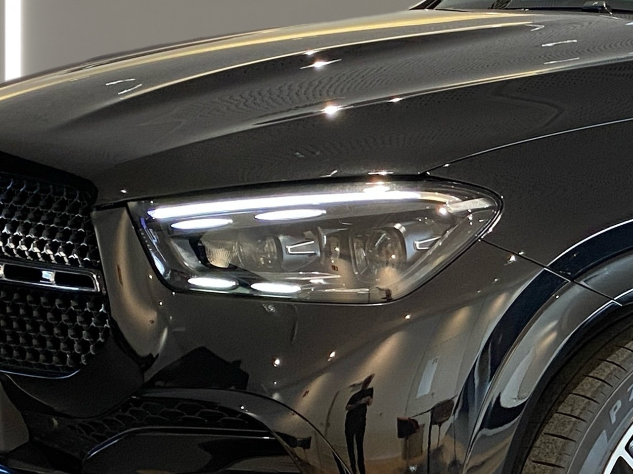 Getriebe: Automatikgetriebe 9 G-TRONIC, 9 G&auml;ngeDetailangaben f&uuml;r XEV Fahrzeug: Batterietechnologie: Lithium-Ionen,  Nutzbare Batteriekapazit&auml;t: 25,0kWhAusstattungslinie: Ausstattungslinie Exterieur,  AMG Line InterieurAusstattungspakete: Winterpaket,  AMG Sportpaket,  Premiumpaket,  Night-Paket,  Chrompaket,  SpiegelpaketAssistenzsysteme: Head-up-Display HUD,  Fernlichtassistent,  Aktiver Park-Assistent inkl. PARKTRONIC,  Surround-Kamerasystem: Park-Paket mit 360&deg;-Kamera,  DISTRONIC,  Berganfahrhilfe,  Bergabfahrhilfe,  Spracheingabesystem,  M&uuml;digkeitserkennung,  Spurhalteassistent mit aktivem Lenk-Assistent,  Fahrerassistenzpaket,  Anh&auml;ngerrangierassistent,  COLLISION PREVENTION ASSIST,  Verkehrszeichenerkennung m. Geschwindigkeitslimit-Assistent,  GespannstabilisierungLicht und Sicht: Multibeam LED Scheinwerfer,  Tagfahrlicht,  Automatisch abblendender Innenspiegel,  W&auml;rmeschutzverglasung,  Ambientebeleuchtung,  Lichtsensor,  MAGIC VISION CONTROLAudio &amp; Kommunikation: MBUX,  Navigationssystem,  Radio,  Digitaler Radioempfang DAB,  Burmester Surround-Soundsystem,  USB Anschluss,  Mercedes connect me,  Handyvorbereitung Bluetooth,  Android Auto u. Apple CarPlay,  WLAN HotspotKomfort: Widescreen Cockpit,  Klimaautomatik,  Panorama-Schiebedach,  Fahrer-/Beifahrersitz elektrisch,  Memoryfunktion Fahrersitz,  Lordosenst&uuml;tze Fahrer/Beifahrer,  Sitzheizung vorn u. hinten,  Armauflage Fahrer/Beifahrer,  Servolenkung,  Lenks&auml;ule verstellbar,  Keyless-Start,  Start-Stopp System,  Zentralver. mit Fernbedienung,  Fensterheber elektrisch,  EASY-PACK Heckklappe,  Sitzklimatisierung vorn,  Fahrprofilauswahl,  Getr&auml;nkehalter vorn,  VorklimatisierungInterieur: Sitze Leder Leder Nappa / Leder schwarz,  Innenfarbe schwarz,  Multifunktions-Sport-/Lederlenkrad,  Lenkradheizung,  Bordcomputer,  Laderaumabdeckung: Easy Pack,  Dekoreinlagen: H31 Zierelemente Holz Eiche anthrazit offenporig,  Lenkrad-SchaltwippenExterieur: AIRMATIC DC,  Anh&auml;ngerkupplung schwenkbar,  Touchscreen Bedienung,  AMG Leichtmetallfelgen 22 Zoll,  Au&szlig;enspiegel elekt. anklappbar,  Bremsenergier&uuml;ckgewinnung,  Reifenpannenset,  Notrufsystem,  Ladekabel,  FahrzeugpersonalisierungSicherheit: i-Size Kindersitzbefestigung,  Fahrer- /Beifahrerairbag,  Kopfairbag vorn,  Seitenairbag vorn und hinten,  Knieairbag Fahrer,  Traktionskontrolle,  Elektr. Stabilit&auml;tsprogramm ESP,  Reifendruckkontrolle,  Wegfahrsperre,  Au&szlig;entemperatur Anzeige,  Antiblockiersystem ABS,  Bremsverschlei&szlig;anzeige,  Proaktives Insassenschutzsystem,  Notbremsassistent,  Akustischer Umfeldschutz,  Totwinkel-AssistentWeitere Ausstattung: 2S0 Digitales Extra: Individualisierungs-Paket,  82B On-board AC-Lader bis 11 kW,  321 Fingerabdrucksensor,  Memory-Paket,  34U Digitales Extra: Remote Services Premium,  38U Digitales Extra: Remote und Charging Services Plus,  AKTIVER STAU-ASSISTENT,  K33 Erweitertes automatisches Wiederanfahren im Stau,  273 AusstiegswarnfunktionSonstige Ma&szlig;e und Gewichte: Nutzlast: 580 kg,  zul&auml;ssiges Gesamtgewicht: 3.260 kg,  Radstand: 2.995 mm24 Monate Garantie ab Erstzulassung. Fahrzeug hat Haltedauer. Liefertermin in Abstimmung mit dem Verk&auml;ufer. Irrt&uuml;mer und &Auml;nderungen vorbehalten
