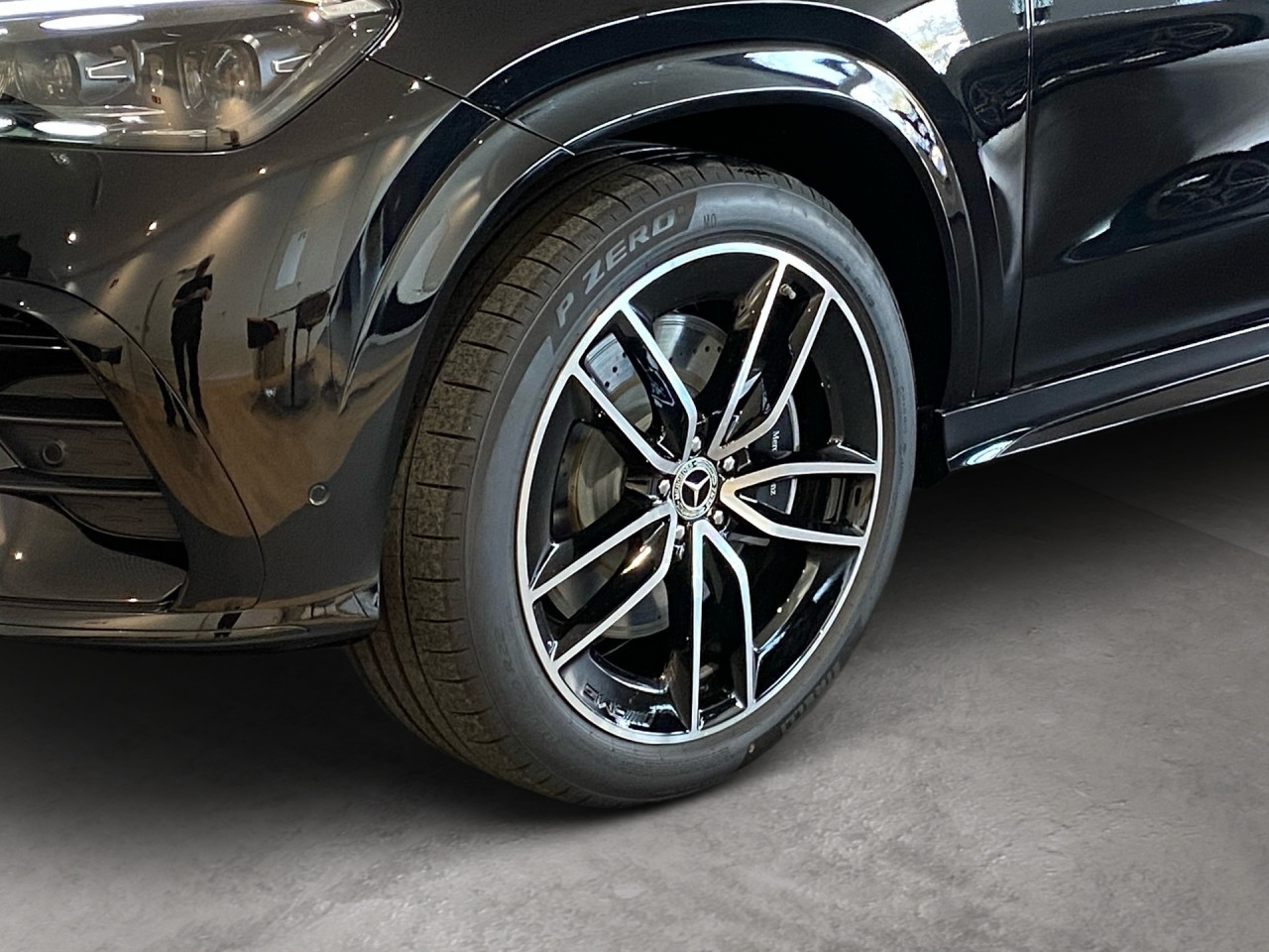 Getriebe: Automatikgetriebe 9 G-TRONIC, 9 G&auml;ngeDetailangaben f&uuml;r XEV Fahrzeug: Batterietechnologie: Lithium-Ionen,  Nutzbare Batteriekapazit&auml;t: 25,0kWhAusstattungslinie: Ausstattungslinie Exterieur,  AMG Line InterieurAusstattungspakete: Winterpaket,  AMG Sportpaket,  Premiumpaket,  Night-Paket,  Chrompaket,  SpiegelpaketAssistenzsysteme: Head-up-Display HUD,  Fernlichtassistent,  Aktiver Park-Assistent inkl. PARKTRONIC,  Surround-Kamerasystem: Park-Paket mit 360&deg;-Kamera,  DISTRONIC,  Berganfahrhilfe,  Bergabfahrhilfe,  Spracheingabesystem,  M&uuml;digkeitserkennung,  Spurhalteassistent mit aktivem Lenk-Assistent,  Fahrerassistenzpaket,  Anh&auml;ngerrangierassistent,  COLLISION PREVENTION ASSIST,  Verkehrszeichenerkennung m. Geschwindigkeitslimit-Assistent,  GespannstabilisierungLicht und Sicht: Multibeam LED Scheinwerfer,  Tagfahrlicht,  Automatisch abblendender Innenspiegel,  W&auml;rmeschutzverglasung,  Ambientebeleuchtung,  Lichtsensor,  MAGIC VISION CONTROLAudio &amp; Kommunikation: MBUX,  Navigationssystem,  Radio,  Digitaler Radioempfang DAB,  Burmester Surround-Soundsystem,  USB Anschluss,  Mercedes connect me,  Handyvorbereitung Bluetooth,  Android Auto u. Apple CarPlay,  WLAN HotspotKomfort: Widescreen Cockpit,  Klimaautomatik,  Panorama-Schiebedach,  Fahrer-/Beifahrersitz elektrisch,  Memoryfunktion Fahrersitz,  Lordosenst&uuml;tze Fahrer/Beifahrer,  Sitzheizung vorn u. hinten,  Armauflage Fahrer/Beifahrer,  Servolenkung,  Lenks&auml;ule verstellbar,  Keyless-Start,  Start-Stopp System,  Zentralver. mit Fernbedienung,  Fensterheber elektrisch,  EASY-PACK Heckklappe,  Sitzklimatisierung vorn,  Fahrprofilauswahl,  Getr&auml;nkehalter vorn,  VorklimatisierungInterieur: Sitze Leder Leder Nappa / Leder schwarz,  Innenfarbe schwarz,  Multifunktions-Sport-/Lederlenkrad,  Lenkradheizung,  Bordcomputer,  Laderaumabdeckung: Easy Pack,  Dekoreinlagen: H31 Zierelemente Holz Eiche anthrazit offenporig,  Lenkrad-SchaltwippenExterieur: AIRMATIC DC,  Anh&auml;ngerkupplung schwenkbar,  Touchscreen Bedienung,  AMG Leichtmetallfelgen 22 Zoll,  Au&szlig;enspiegel elekt. anklappbar,  Bremsenergier&uuml;ckgewinnung,  Reifenpannenset,  Notrufsystem,  Ladekabel,  FahrzeugpersonalisierungSicherheit: i-Size Kindersitzbefestigung,  Fahrer- /Beifahrerairbag,  Kopfairbag vorn,  Seitenairbag vorn und hinten,  Knieairbag Fahrer,  Traktionskontrolle,  Elektr. Stabilit&auml;tsprogramm ESP,  Reifendruckkontrolle,  Wegfahrsperre,  Au&szlig;entemperatur Anzeige,  Antiblockiersystem ABS,  Bremsverschlei&szlig;anzeige,  Proaktives Insassenschutzsystem,  Notbremsassistent,  Akustischer Umfeldschutz,  Totwinkel-AssistentWeitere Ausstattung: 2S0 Digitales Extra: Individualisierungs-Paket,  82B On-board AC-Lader bis 11 kW,  321 Fingerabdrucksensor,  Memory-Paket,  34U Digitales Extra: Remote Services Premium,  38U Digitales Extra: Remote und Charging Services Plus,  AKTIVER STAU-ASSISTENT,  K33 Erweitertes automatisches Wiederanfahren im Stau,  273 AusstiegswarnfunktionSonstige Ma&szlig;e und Gewichte: Nutzlast: 580 kg,  zul&auml;ssiges Gesamtgewicht: 3.260 kg,  Radstand: 2.995 mm24 Monate Garantie ab Erstzulassung. Fahrzeug hat Haltedauer. Liefertermin in Abstimmung mit dem Verk&auml;ufer. Irrt&uuml;mer und &Auml;nderungen vorbehalten