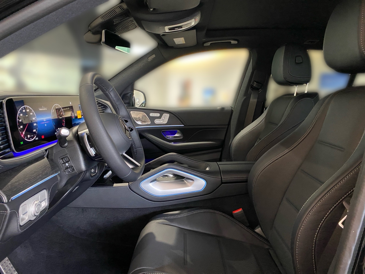 Getriebe: Automatikgetriebe 9 G-TRONIC, 9 G&auml;ngeDetailangaben f&uuml;r XEV Fahrzeug: Batterietechnologie: Lithium-Ionen,  Nutzbare Batteriekapazit&auml;t: 25,0kWhAusstattungslinie: Ausstattungslinie Exterieur,  AMG Line InterieurAusstattungspakete: Winterpaket,  AMG Sportpaket,  Premiumpaket,  Night-Paket,  Chrompaket,  SpiegelpaketAssistenzsysteme: Head-up-Display HUD,  Fernlichtassistent,  Aktiver Park-Assistent inkl. PARKTRONIC,  Surround-Kamerasystem: Park-Paket mit 360&deg;-Kamera,  DISTRONIC,  Berganfahrhilfe,  Bergabfahrhilfe,  Spracheingabesystem,  M&uuml;digkeitserkennung,  Spurhalteassistent mit aktivem Lenk-Assistent,  Fahrerassistenzpaket,  Anh&auml;ngerrangierassistent,  COLLISION PREVENTION ASSIST,  Verkehrszeichenerkennung m. Geschwindigkeitslimit-Assistent,  GespannstabilisierungLicht und Sicht: Multibeam LED Scheinwerfer,  Tagfahrlicht,  Automatisch abblendender Innenspiegel,  W&auml;rmeschutzverglasung,  Ambientebeleuchtung,  Lichtsensor,  MAGIC VISION CONTROLAudio &amp; Kommunikation: MBUX,  Navigationssystem,  Radio,  Digitaler Radioempfang DAB,  Burmester Surround-Soundsystem,  USB Anschluss,  Mercedes connect me,  Handyvorbereitung Bluetooth,  Android Auto u. Apple CarPlay,  WLAN HotspotKomfort: Widescreen Cockpit,  Klimaautomatik,  Panorama-Schiebedach,  Fahrer-/Beifahrersitz elektrisch,  Memoryfunktion Fahrersitz,  Lordosenst&uuml;tze Fahrer/Beifahrer,  Sitzheizung vorn u. hinten,  Armauflage Fahrer/Beifahrer,  Servolenkung,  Lenks&auml;ule verstellbar,  Keyless-Start,  Start-Stopp System,  Zentralver. mit Fernbedienung,  Fensterheber elektrisch,  EASY-PACK Heckklappe,  Sitzklimatisierung vorn,  Fahrprofilauswahl,  Getr&auml;nkehalter vorn,  VorklimatisierungInterieur: Sitze Leder Leder Nappa / Leder schwarz,  Innenfarbe schwarz,  Multifunktions-Sport-/Lederlenkrad,  Lenkradheizung,  Bordcomputer,  Laderaumabdeckung: Easy Pack,  Dekoreinlagen: H31 Zierelemente Holz Eiche anthrazit offenporig,  Lenkrad-SchaltwippenExterieur: AIRMATIC DC,  Anh&auml;ngerkupplung schwenkbar,  Touchscreen Bedienung,  AMG Leichtmetallfelgen 22 Zoll,  Au&szlig;enspiegel elekt. anklappbar,  Bremsenergier&uuml;ckgewinnung,  Reifenpannenset,  Notrufsystem,  Ladekabel,  FahrzeugpersonalisierungSicherheit: i-Size Kindersitzbefestigung,  Fahrer- /Beifahrerairbag,  Kopfairbag vorn,  Seitenairbag vorn und hinten,  Knieairbag Fahrer,  Traktionskontrolle,  Elektr. Stabilit&auml;tsprogramm ESP,  Reifendruckkontrolle,  Wegfahrsperre,  Au&szlig;entemperatur Anzeige,  Antiblockiersystem ABS,  Bremsverschlei&szlig;anzeige,  Proaktives Insassenschutzsystem,  Notbremsassistent,  Akustischer Umfeldschutz,  Totwinkel-AssistentWeitere Ausstattung: 2S0 Digitales Extra: Individualisierungs-Paket,  82B On-board AC-Lader bis 11 kW,  321 Fingerabdrucksensor,  Memory-Paket,  34U Digitales Extra: Remote Services Premium,  38U Digitales Extra: Remote und Charging Services Plus,  AKTIVER STAU-ASSISTENT,  K33 Erweitertes automatisches Wiederanfahren im Stau,  273 AusstiegswarnfunktionSonstige Ma&szlig;e und Gewichte: Nutzlast: 580 kg,  zul&auml;ssiges Gesamtgewicht: 3.260 kg,  Radstand: 2.995 mm24 Monate Garantie ab Erstzulassung. Fahrzeug hat Haltedauer. Liefertermin in Abstimmung mit dem Verk&auml;ufer. Irrt&uuml;mer und &Auml;nderungen vorbehalten