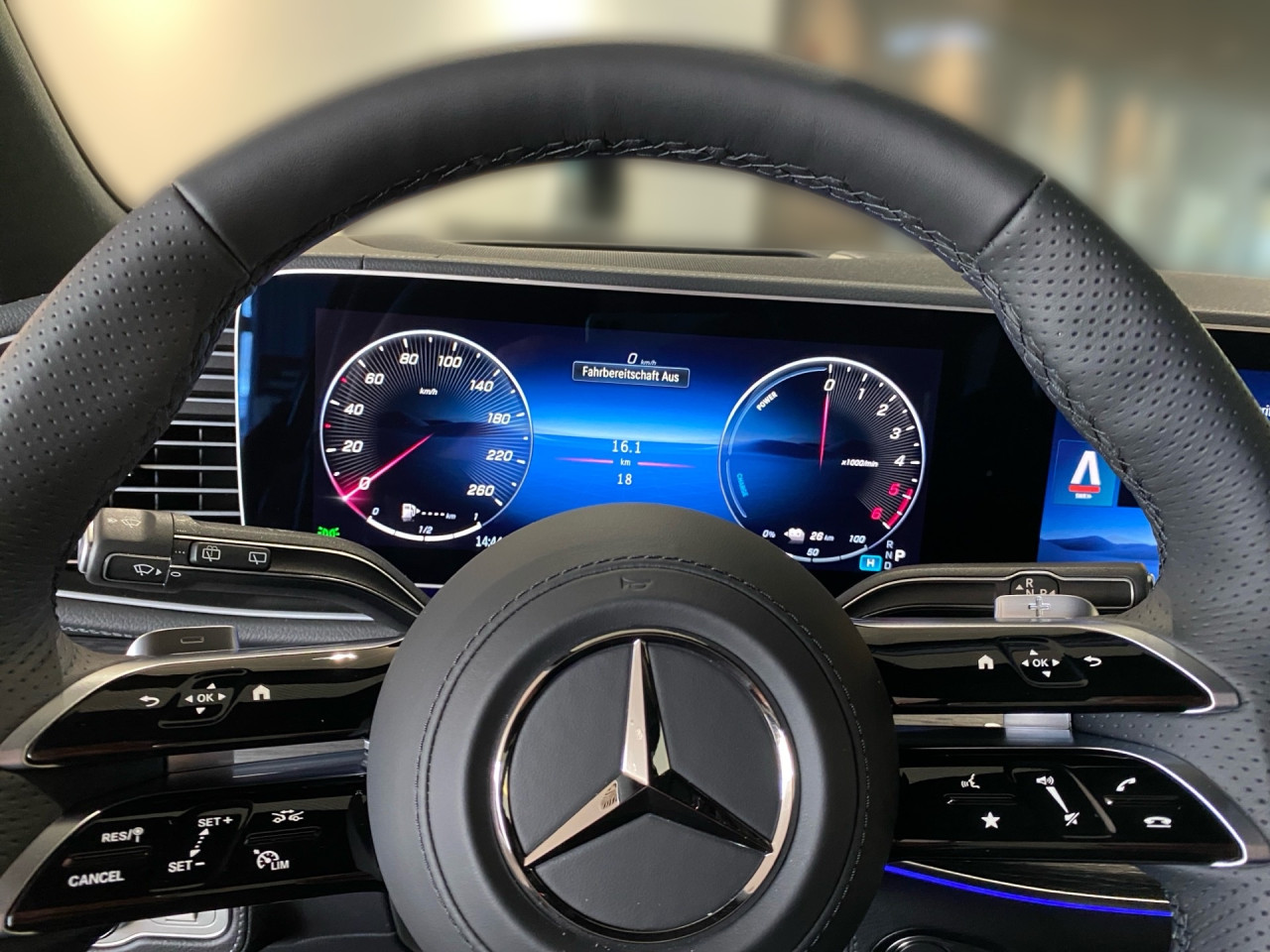 Getriebe: Automatikgetriebe 9 G-TRONIC, 9 G&auml;ngeDetailangaben f&uuml;r XEV Fahrzeug: Batterietechnologie: Lithium-Ionen,  Nutzbare Batteriekapazit&auml;t: 25,0kWhAusstattungslinie: Ausstattungslinie Exterieur,  AMG Line InterieurAusstattungspakete: Winterpaket,  AMG Sportpaket,  Premiumpaket,  Night-Paket,  Chrompaket,  SpiegelpaketAssistenzsysteme: Head-up-Display HUD,  Fernlichtassistent,  Aktiver Park-Assistent inkl. PARKTRONIC,  Surround-Kamerasystem: Park-Paket mit 360&deg;-Kamera,  DISTRONIC,  Berganfahrhilfe,  Bergabfahrhilfe,  Spracheingabesystem,  M&uuml;digkeitserkennung,  Spurhalteassistent mit aktivem Lenk-Assistent,  Fahrerassistenzpaket,  Anh&auml;ngerrangierassistent,  COLLISION PREVENTION ASSIST,  Verkehrszeichenerkennung m. Geschwindigkeitslimit-Assistent,  GespannstabilisierungLicht und Sicht: Multibeam LED Scheinwerfer,  Tagfahrlicht,  Automatisch abblendender Innenspiegel,  W&auml;rmeschutzverglasung,  Ambientebeleuchtung,  Lichtsensor,  MAGIC VISION CONTROLAudio &amp; Kommunikation: MBUX,  Navigationssystem,  Radio,  Digitaler Radioempfang DAB,  Burmester Surround-Soundsystem,  USB Anschluss,  Mercedes connect me,  Handyvorbereitung Bluetooth,  Android Auto u. Apple CarPlay,  WLAN HotspotKomfort: Widescreen Cockpit,  Klimaautomatik,  Panorama-Schiebedach,  Fahrer-/Beifahrersitz elektrisch,  Memoryfunktion Fahrersitz,  Lordosenst&uuml;tze Fahrer/Beifahrer,  Sitzheizung vorn u. hinten,  Armauflage Fahrer/Beifahrer,  Servolenkung,  Lenks&auml;ule verstellbar,  Keyless-Start,  Start-Stopp System,  Zentralver. mit Fernbedienung,  Fensterheber elektrisch,  EASY-PACK Heckklappe,  Sitzklimatisierung vorn,  Fahrprofilauswahl,  Getr&auml;nkehalter vorn,  VorklimatisierungInterieur: Sitze Leder Leder Nappa / Leder schwarz,  Innenfarbe schwarz,  Multifunktions-Sport-/Lederlenkrad,  Lenkradheizung,  Bordcomputer,  Laderaumabdeckung: Easy Pack,  Dekoreinlagen: H31 Zierelemente Holz Eiche anthrazit offenporig,  Lenkrad-SchaltwippenExterieur: AIRMATIC DC,  Anh&auml;ngerkupplung schwenkbar,  Touchscreen Bedienung,  AMG Leichtmetallfelgen 22 Zoll,  Au&szlig;enspiegel elekt. anklappbar,  Bremsenergier&uuml;ckgewinnung,  Reifenpannenset,  Notrufsystem,  Ladekabel,  FahrzeugpersonalisierungSicherheit: i-Size Kindersitzbefestigung,  Fahrer- /Beifahrerairbag,  Kopfairbag vorn,  Seitenairbag vorn und hinten,  Knieairbag Fahrer,  Traktionskontrolle,  Elektr. Stabilit&auml;tsprogramm ESP,  Reifendruckkontrolle,  Wegfahrsperre,  Au&szlig;entemperatur Anzeige,  Antiblockiersystem ABS,  Bremsverschlei&szlig;anzeige,  Proaktives Insassenschutzsystem,  Notbremsassistent,  Akustischer Umfeldschutz,  Totwinkel-AssistentWeitere Ausstattung: 2S0 Digitales Extra: Individualisierungs-Paket,  82B On-board AC-Lader bis 11 kW,  321 Fingerabdrucksensor,  Memory-Paket,  34U Digitales Extra: Remote Services Premium,  38U Digitales Extra: Remote und Charging Services Plus,  AKTIVER STAU-ASSISTENT,  K33 Erweitertes automatisches Wiederanfahren im Stau,  273 AusstiegswarnfunktionSonstige Ma&szlig;e und Gewichte: Nutzlast: 580 kg,  zul&auml;ssiges Gesamtgewicht: 3.260 kg,  Radstand: 2.995 mm24 Monate Garantie ab Erstzulassung. Fahrzeug hat Haltedauer. Liefertermin in Abstimmung mit dem Verk&auml;ufer. Irrt&uuml;mer und &Auml;nderungen vorbehalten