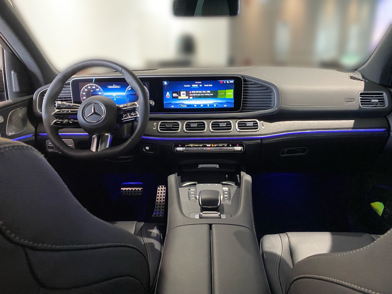Getriebe: Automatikgetriebe 9 G-TRONIC, 9 G&auml;ngeDetailangaben f&uuml;r XEV Fahrzeug: Batterietechnologie: Lithium-Ionen,  Nutzbare Batteriekapazit&auml;t: 25,0kWhAusstattungslinie: Ausstattungslinie Exterieur,  AMG Line InterieurAusstattungspakete: Winterpaket,  AMG Sportpaket,  Premiumpaket,  Night-Paket,  Chrompaket,  SpiegelpaketAssistenzsysteme: Head-up-Display HUD,  Fernlichtassistent,  Aktiver Park-Assistent inkl. PARKTRONIC,  Surround-Kamerasystem: Park-Paket mit 360&deg;-Kamera,  DISTRONIC,  Berganfahrhilfe,  Bergabfahrhilfe,  Spracheingabesystem,  M&uuml;digkeitserkennung,  Spurhalteassistent mit aktivem Lenk-Assistent,  Fahrerassistenzpaket,  Anh&auml;ngerrangierassistent,  COLLISION PREVENTION ASSIST,  Verkehrszeichenerkennung m. Geschwindigkeitslimit-Assistent,  GespannstabilisierungLicht und Sicht: Multibeam LED Scheinwerfer,  Tagfahrlicht,  Automatisch abblendender Innenspiegel,  W&auml;rmeschutzverglasung,  Ambientebeleuchtung,  Lichtsensor,  MAGIC VISION CONTROLAudio &amp; Kommunikation: MBUX,  Navigationssystem,  Radio,  Digitaler Radioempfang DAB,  Burmester Surround-Soundsystem,  USB Anschluss,  Mercedes connect me,  Handyvorbereitung Bluetooth,  Android Auto u. Apple CarPlay,  WLAN HotspotKomfort: Widescreen Cockpit,  Klimaautomatik,  Panorama-Schiebedach,  Fahrer-/Beifahrersitz elektrisch,  Memoryfunktion Fahrersitz,  Lordosenst&uuml;tze Fahrer/Beifahrer,  Sitzheizung vorn u. hinten,  Armauflage Fahrer/Beifahrer,  Servolenkung,  Lenks&auml;ule verstellbar,  Keyless-Start,  Start-Stopp System,  Zentralver. mit Fernbedienung,  Fensterheber elektrisch,  EASY-PACK Heckklappe,  Sitzklimatisierung vorn,  Fahrprofilauswahl,  Getr&auml;nkehalter vorn,  VorklimatisierungInterieur: Sitze Leder Leder Nappa / Leder schwarz,  Innenfarbe schwarz,  Multifunktions-Sport-/Lederlenkrad,  Lenkradheizung,  Bordcomputer,  Laderaumabdeckung: Easy Pack,  Dekoreinlagen: H31 Zierelemente Holz Eiche anthrazit offenporig,  Lenkrad-SchaltwippenExterieur: AIRMATIC DC,  Anh&auml;ngerkupplung schwenkbar,  Touchscreen Bedienung,  AMG Leichtmetallfelgen 22 Zoll,  Au&szlig;enspiegel elekt. anklappbar,  Bremsenergier&uuml;ckgewinnung,  Reifenpannenset,  Notrufsystem,  Ladekabel,  FahrzeugpersonalisierungSicherheit: i-Size Kindersitzbefestigung,  Fahrer- /Beifahrerairbag,  Kopfairbag vorn,  Seitenairbag vorn und hinten,  Knieairbag Fahrer,  Traktionskontrolle,  Elektr. Stabilit&auml;tsprogramm ESP,  Reifendruckkontrolle,  Wegfahrsperre,  Au&szlig;entemperatur Anzeige,  Antiblockiersystem ABS,  Bremsverschlei&szlig;anzeige,  Proaktives Insassenschutzsystem,  Notbremsassistent,  Akustischer Umfeldschutz,  Totwinkel-AssistentWeitere Ausstattung: 2S0 Digitales Extra: Individualisierungs-Paket,  82B On-board AC-Lader bis 11 kW,  321 Fingerabdrucksensor,  Memory-Paket,  34U Digitales Extra: Remote Services Premium,  38U Digitales Extra: Remote und Charging Services Plus,  AKTIVER STAU-ASSISTENT,  K33 Erweitertes automatisches Wiederanfahren im Stau,  273 AusstiegswarnfunktionSonstige Ma&szlig;e und Gewichte: Nutzlast: 580 kg,  zul&auml;ssiges Gesamtgewicht: 3.260 kg,  Radstand: 2.995 mm24 Monate Garantie ab Erstzulassung. Fahrzeug hat Haltedauer. Liefertermin in Abstimmung mit dem Verk&auml;ufer. Irrt&uuml;mer und &Auml;nderungen vorbehalten