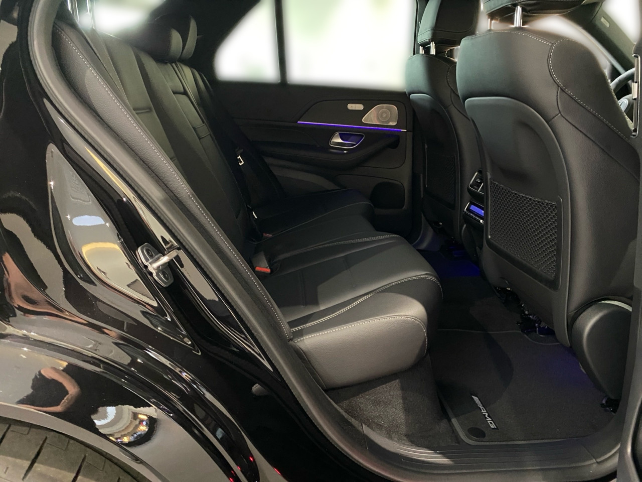 Getriebe: Automatikgetriebe 9 G-TRONIC, 9 G&auml;ngeDetailangaben f&uuml;r XEV Fahrzeug: Batterietechnologie: Lithium-Ionen,  Nutzbare Batteriekapazit&auml;t: 25,0kWhAusstattungslinie: Ausstattungslinie Exterieur,  AMG Line InterieurAusstattungspakete: Winterpaket,  AMG Sportpaket,  Premiumpaket,  Night-Paket,  Chrompaket,  SpiegelpaketAssistenzsysteme: Head-up-Display HUD,  Fernlichtassistent,  Aktiver Park-Assistent inkl. PARKTRONIC,  Surround-Kamerasystem: Park-Paket mit 360&deg;-Kamera,  DISTRONIC,  Berganfahrhilfe,  Bergabfahrhilfe,  Spracheingabesystem,  M&uuml;digkeitserkennung,  Spurhalteassistent mit aktivem Lenk-Assistent,  Fahrerassistenzpaket,  Anh&auml;ngerrangierassistent,  COLLISION PREVENTION ASSIST,  Verkehrszeichenerkennung m. Geschwindigkeitslimit-Assistent,  GespannstabilisierungLicht und Sicht: Multibeam LED Scheinwerfer,  Tagfahrlicht,  Automatisch abblendender Innenspiegel,  W&auml;rmeschutzverglasung,  Ambientebeleuchtung,  Lichtsensor,  MAGIC VISION CONTROLAudio &amp; Kommunikation: MBUX,  Navigationssystem,  Radio,  Digitaler Radioempfang DAB,  Burmester Surround-Soundsystem,  USB Anschluss,  Mercedes connect me,  Handyvorbereitung Bluetooth,  Android Auto u. Apple CarPlay,  WLAN HotspotKomfort: Widescreen Cockpit,  Klimaautomatik,  Panorama-Schiebedach,  Fahrer-/Beifahrersitz elektrisch,  Memoryfunktion Fahrersitz,  Lordosenst&uuml;tze Fahrer/Beifahrer,  Sitzheizung vorn u. hinten,  Armauflage Fahrer/Beifahrer,  Servolenkung,  Lenks&auml;ule verstellbar,  Keyless-Start,  Start-Stopp System,  Zentralver. mit Fernbedienung,  Fensterheber elektrisch,  EASY-PACK Heckklappe,  Sitzklimatisierung vorn,  Fahrprofilauswahl,  Getr&auml;nkehalter vorn,  VorklimatisierungInterieur: Sitze Leder Leder Nappa / Leder schwarz,  Innenfarbe schwarz,  Multifunktions-Sport-/Lederlenkrad,  Lenkradheizung,  Bordcomputer,  Laderaumabdeckung: Easy Pack,  Dekoreinlagen: H31 Zierelemente Holz Eiche anthrazit offenporig,  Lenkrad-SchaltwippenExterieur: AIRMATIC DC,  Anh&auml;ngerkupplung schwenkbar,  Touchscreen Bedienung,  AMG Leichtmetallfelgen 22 Zoll,  Au&szlig;enspiegel elekt. anklappbar,  Bremsenergier&uuml;ckgewinnung,  Reifenpannenset,  Notrufsystem,  Ladekabel,  FahrzeugpersonalisierungSicherheit: i-Size Kindersitzbefestigung,  Fahrer- /Beifahrerairbag,  Kopfairbag vorn,  Seitenairbag vorn und hinten,  Knieairbag Fahrer,  Traktionskontrolle,  Elektr. Stabilit&auml;tsprogramm ESP,  Reifendruckkontrolle,  Wegfahrsperre,  Au&szlig;entemperatur Anzeige,  Antiblockiersystem ABS,  Bremsverschlei&szlig;anzeige,  Proaktives Insassenschutzsystem,  Notbremsassistent,  Akustischer Umfeldschutz,  Totwinkel-AssistentWeitere Ausstattung: 2S0 Digitales Extra: Individualisierungs-Paket,  82B On-board AC-Lader bis 11 kW,  321 Fingerabdrucksensor,  Memory-Paket,  34U Digitales Extra: Remote Services Premium,  38U Digitales Extra: Remote und Charging Services Plus,  AKTIVER STAU-ASSISTENT,  K33 Erweitertes automatisches Wiederanfahren im Stau,  273 AusstiegswarnfunktionSonstige Ma&szlig;e und Gewichte: Nutzlast: 580 kg,  zul&auml;ssiges Gesamtgewicht: 3.260 kg,  Radstand: 2.995 mm24 Monate Garantie ab Erstzulassung. Fahrzeug hat Haltedauer. Liefertermin in Abstimmung mit dem Verk&auml;ufer. Irrt&uuml;mer und &Auml;nderungen vorbehalten