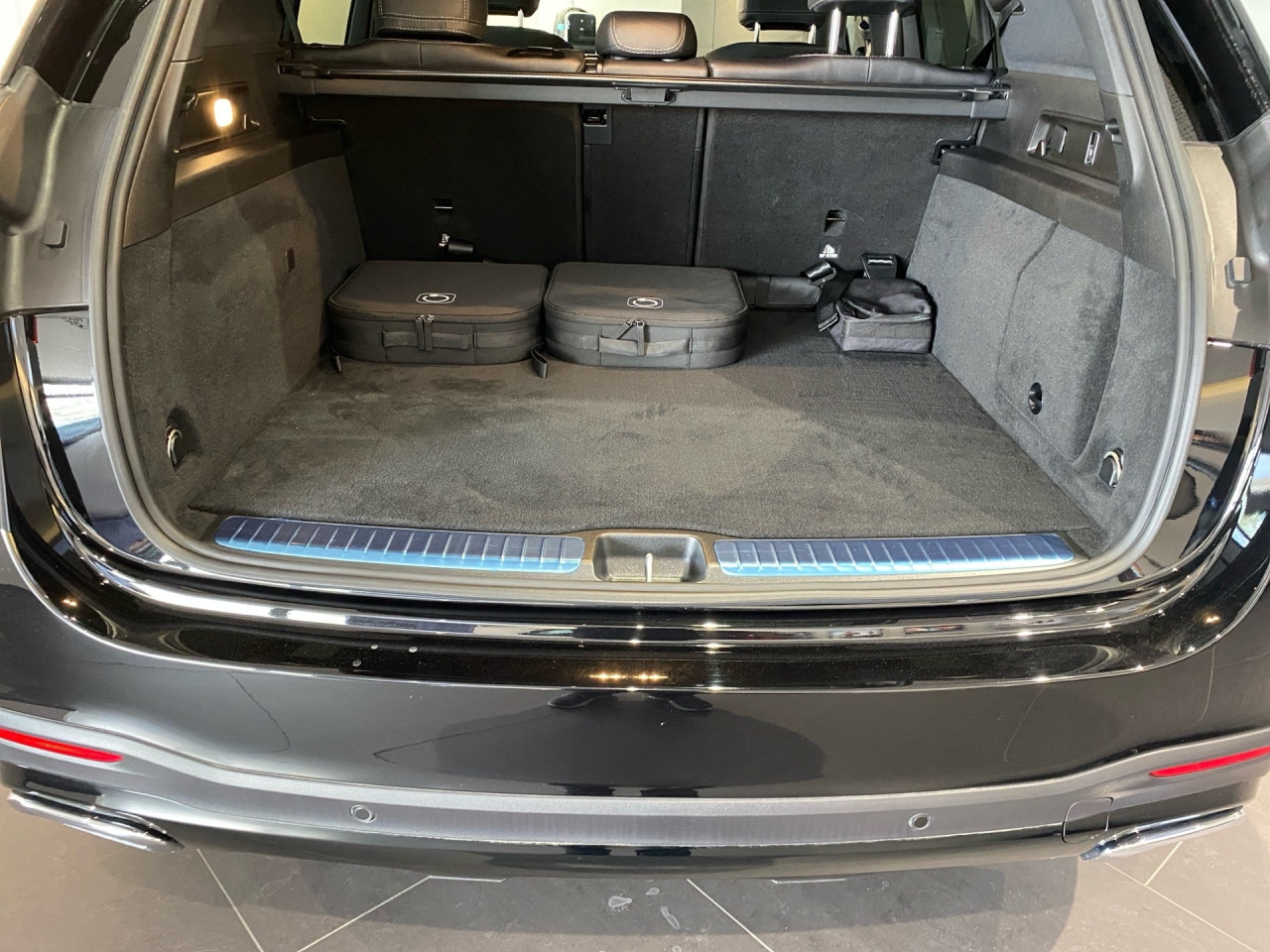 Getriebe: Automatikgetriebe 9 G-TRONIC, 9 G&auml;ngeDetailangaben f&uuml;r XEV Fahrzeug: Batterietechnologie: Lithium-Ionen,  Nutzbare Batteriekapazit&auml;t: 25,0kWhAusstattungslinie: Ausstattungslinie Exterieur,  AMG Line InterieurAusstattungspakete: Winterpaket,  AMG Sportpaket,  Premiumpaket,  Night-Paket,  Chrompaket,  SpiegelpaketAssistenzsysteme: Head-up-Display HUD,  Fernlichtassistent,  Aktiver Park-Assistent inkl. PARKTRONIC,  Surround-Kamerasystem: Park-Paket mit 360&deg;-Kamera,  DISTRONIC,  Berganfahrhilfe,  Bergabfahrhilfe,  Spracheingabesystem,  M&uuml;digkeitserkennung,  Spurhalteassistent mit aktivem Lenk-Assistent,  Fahrerassistenzpaket,  Anh&auml;ngerrangierassistent,  COLLISION PREVENTION ASSIST,  Verkehrszeichenerkennung m. Geschwindigkeitslimit-Assistent,  GespannstabilisierungLicht und Sicht: Multibeam LED Scheinwerfer,  Tagfahrlicht,  Automatisch abblendender Innenspiegel,  W&auml;rmeschutzverglasung,  Ambientebeleuchtung,  Lichtsensor,  MAGIC VISION CONTROLAudio &amp; Kommunikation: MBUX,  Navigationssystem,  Radio,  Digitaler Radioempfang DAB,  Burmester Surround-Soundsystem,  USB Anschluss,  Mercedes connect me,  Handyvorbereitung Bluetooth,  Android Auto u. Apple CarPlay,  WLAN HotspotKomfort: Widescreen Cockpit,  Klimaautomatik,  Panorama-Schiebedach,  Fahrer-/Beifahrersitz elektrisch,  Memoryfunktion Fahrersitz,  Lordosenst&uuml;tze Fahrer/Beifahrer,  Sitzheizung vorn u. hinten,  Armauflage Fahrer/Beifahrer,  Servolenkung,  Lenks&auml;ule verstellbar,  Keyless-Start,  Start-Stopp System,  Zentralver. mit Fernbedienung,  Fensterheber elektrisch,  EASY-PACK Heckklappe,  Sitzklimatisierung vorn,  Fahrprofilauswahl,  Getr&auml;nkehalter vorn,  VorklimatisierungInterieur: Sitze Leder Leder Nappa / Leder schwarz,  Innenfarbe schwarz,  Multifunktions-Sport-/Lederlenkrad,  Lenkradheizung,  Bordcomputer,  Laderaumabdeckung: Easy Pack,  Dekoreinlagen: H31 Zierelemente Holz Eiche anthrazit offenporig,  Lenkrad-SchaltwippenExterieur: AIRMATIC DC,  Anh&auml;ngerkupplung schwenkbar,  Touchscreen Bedienung,  AMG Leichtmetallfelgen 22 Zoll,  Au&szlig;enspiegel elekt. anklappbar,  Bremsenergier&uuml;ckgewinnung,  Reifenpannenset,  Notrufsystem,  Ladekabel,  FahrzeugpersonalisierungSicherheit: i-Size Kindersitzbefestigung,  Fahrer- /Beifahrerairbag,  Kopfairbag vorn,  Seitenairbag vorn und hinten,  Knieairbag Fahrer,  Traktionskontrolle,  Elektr. Stabilit&auml;tsprogramm ESP,  Reifendruckkontrolle,  Wegfahrsperre,  Au&szlig;entemperatur Anzeige,  Antiblockiersystem ABS,  Bremsverschlei&szlig;anzeige,  Proaktives Insassenschutzsystem,  Notbremsassistent,  Akustischer Umfeldschutz,  Totwinkel-AssistentWeitere Ausstattung: 2S0 Digitales Extra: Individualisierungs-Paket,  82B On-board AC-Lader bis 11 kW,  321 Fingerabdrucksensor,  Memory-Paket,  34U Digitales Extra: Remote Services Premium,  38U Digitales Extra: Remote und Charging Services Plus,  AKTIVER STAU-ASSISTENT,  K33 Erweitertes automatisches Wiederanfahren im Stau,  273 AusstiegswarnfunktionSonstige Ma&szlig;e und Gewichte: Nutzlast: 580 kg,  zul&auml;ssiges Gesamtgewicht: 3.260 kg,  Radstand: 2.995 mm24 Monate Garantie ab Erstzulassung. Fahrzeug hat Haltedauer. Liefertermin in Abstimmung mit dem Verk&auml;ufer. Irrt&uuml;mer und &Auml;nderungen vorbehalten