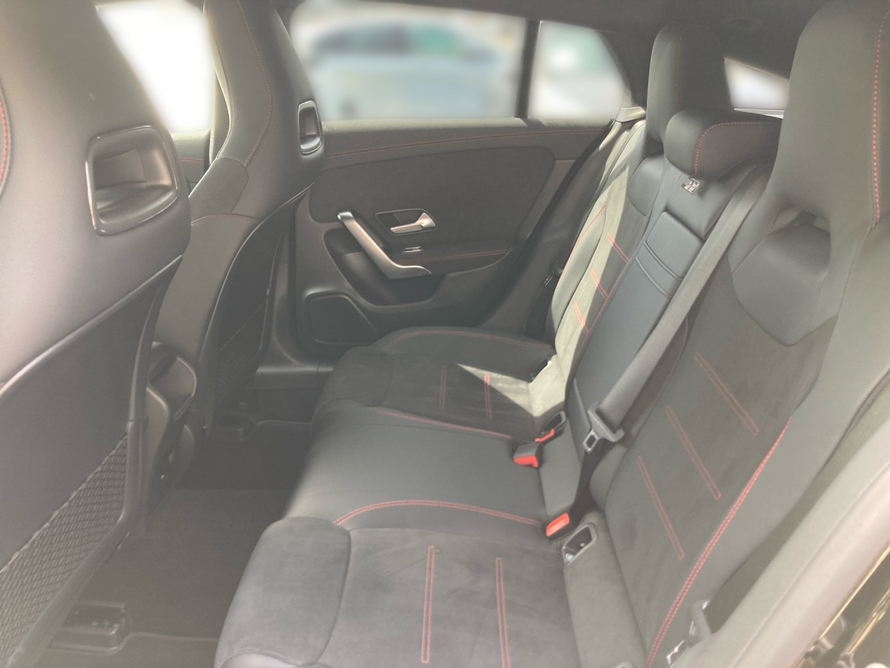 Getriebe: Automatikgetriebe 7G-DCT, 7 G&auml;ngeAusstattungslinie: AMG Line Exterieur: Advanced Plus,  AMG Line InterieurAusstattungspakete: Winterpaket,  AMG Sportpaket,  Komfort Paket: Sitzkomfort-Paket,  Night-Paket,  Licht- und Sichtpaket,  SpiegelpaketAssistenzsysteme: Fernlichtassistent,  Aktiver Park-Assistent inkl. PARKTRONIC,  Surround-Kamerasystem: Park-Paket mit 360&deg;-Kamera,  DISTRONIC,  Berganfahrhilfe,  Spracheingabesystem,  M&uuml;digkeitserkennung,  Spurhalteassistent,  Bremsassistent,  COLLISION PREVENTION ASSIST,  Verkehrszeichenerkennung,  GespannstabilisierungLicht und Sicht: Multibeam LED Scheinwerfer,  Tagfahrlicht,  Regensensor,  Automatisch abblendender Innenspiegel,  W&auml;rmeschutzverglasung,  Ambientebeleuchtung mehrfarbig,  LichtsensorAudio &amp; Kommunikation: MBUX,  Navigationssystem,  Radio,  Multi-Funktions-Display,  Digitaler Radioempfang DAB,  USB Anschluss,  Mercedes connect me,  Handyvorbereitung Bluetooth,  Android Auto u. Apple CarPlay,  Kabelloses Laden f&uuml;r Handys,  WLAN HotspotKomfort: Digitales Kombiinstrument,  Klimaautomatik,  Lordosenst&uuml;tze Fahrer/Beifahrer,  Sitzheizung Fahrer/Beifahrer,  Sportsitze,  Armauflage hinten,  Direktlenkung,  Lenks&auml;ule verstellbar,  HANDS-FREE ACCESS,  Start-Stopp System,  Zentralver. mit Fernbedienung,  Fensterheber elektrisch,  EASY-PACK Heckklappe,  DYNAMIC SELECT,  Getr&auml;nkehalter vornInterieur: Sitze Kunstleder Ledernachbildung ARTICO / Mikrofaser MICROCUT schwarz,  Innenfarbe schwarz,  Multifunktions-Sport-/Lederlenkrad,  Lenkradheizung,  Bordcomputer,  R&uuml;cksitze klappbar,  Dekoreinlagen: Zierelemente Holz Linde schwarz offenporig,  Lenkrad-SchaltwippenExterieur: Anh&auml;ngerkupplung schwenkbar,  Touchscreen Bedienung,  Sportbremsanlage,  AMG Leichtmetallfelgen 18 Zoll,  Au&szlig;enspiegel elekt. anklappbar,  Reifenpannenset,  Notrufsystem,  FahrzeugpersonalisierungSicherheit: i-Size Kindersitzbefestigung,  Fu&szlig;g&auml;ngerschutzsystem,  Fahrer- /Beifahrerairbag,  Seitenairbag vorn und hinten,  Knieairbag Fahrer,  Traktionskontrolle,  Elektr. Stabilit&auml;tsprogramm ESP,  Reifendruckkontrolle,  Wegfahrsperre,  Au&szlig;entemperatur Anzeige,  Antiblockiersystem ABS,  Bremsverschlei&szlig;anzeige,  Notbremsassistent,  Totwinkel-AssistentWeitere Ausstattung: PDB Advanced-Plus-Paket mit  Digitalen Extras,  321 Fingerabdruck Scanner,  DB7 Edition AMG-LineSonstige Ma&szlig;e und Gewichte: Nutzlast: 520 kg,  zul&auml;ssiges Gesamtgewicht: 2.050 kg,  Radstand: 2.729 mm24 Monate Garantie ab Erstzulassung. Fahrzeug hat Haltedauer. Liefertermin in Abstimmung mit dem Verk&auml;ufer. Irrt&uuml;mer und &Auml;nderungen vorbehalten