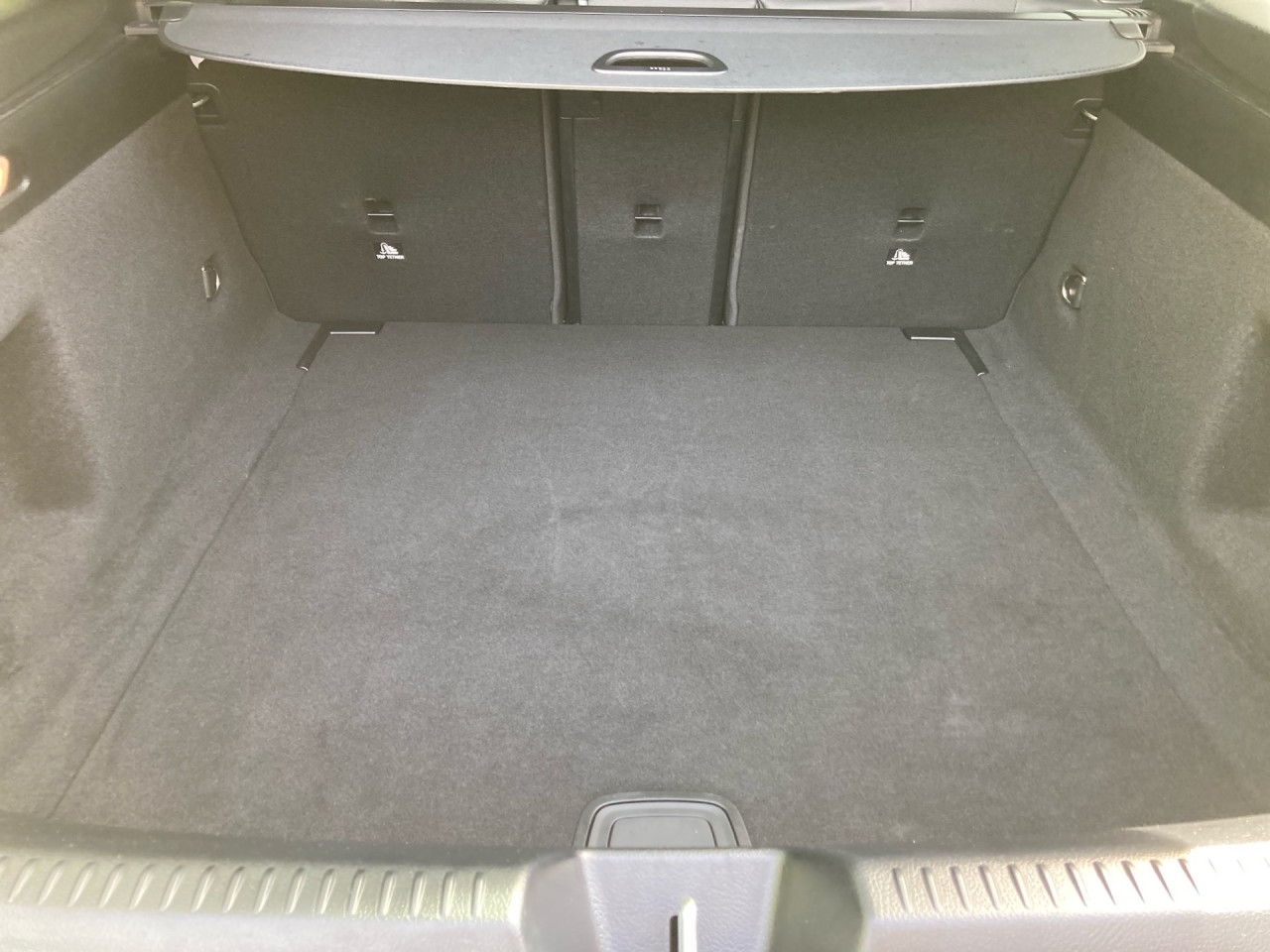 Getriebe: Automatikgetriebe 7G-DCT, 7 G&auml;ngeAusstattungslinie: AMG Line Exterieur: Advanced Plus,  AMG Line InterieurAusstattungspakete: Winterpaket,  AMG Sportpaket,  Komfort Paket: Sitzkomfort-Paket,  Night-Paket,  Licht- und Sichtpaket,  SpiegelpaketAssistenzsysteme: Fernlichtassistent,  Aktiver Park-Assistent inkl. PARKTRONIC,  Surround-Kamerasystem: Park-Paket mit 360&deg;-Kamera,  DISTRONIC,  Berganfahrhilfe,  Spracheingabesystem,  M&uuml;digkeitserkennung,  Spurhalteassistent,  Bremsassistent,  COLLISION PREVENTION ASSIST,  Verkehrszeichenerkennung,  GespannstabilisierungLicht und Sicht: Multibeam LED Scheinwerfer,  Tagfahrlicht,  Regensensor,  Automatisch abblendender Innenspiegel,  W&auml;rmeschutzverglasung,  Ambientebeleuchtung mehrfarbig,  LichtsensorAudio &amp; Kommunikation: MBUX,  Navigationssystem,  Radio,  Multi-Funktions-Display,  Digitaler Radioempfang DAB,  USB Anschluss,  Mercedes connect me,  Handyvorbereitung Bluetooth,  Android Auto u. Apple CarPlay,  Kabelloses Laden f&uuml;r Handys,  WLAN HotspotKomfort: Digitales Kombiinstrument,  Klimaautomatik,  Lordosenst&uuml;tze Fahrer/Beifahrer,  Sitzheizung Fahrer/Beifahrer,  Sportsitze,  Armauflage hinten,  Direktlenkung,  Lenks&auml;ule verstellbar,  HANDS-FREE ACCESS,  Start-Stopp System,  Zentralver. mit Fernbedienung,  Fensterheber elektrisch,  EASY-PACK Heckklappe,  DYNAMIC SELECT,  Getr&auml;nkehalter vornInterieur: Sitze Kunstleder Ledernachbildung ARTICO / Mikrofaser MICROCUT schwarz,  Innenfarbe schwarz,  Multifunktions-Sport-/Lederlenkrad,  Lenkradheizung,  Bordcomputer,  R&uuml;cksitze klappbar,  Dekoreinlagen: Zierelemente Holz Linde schwarz offenporig,  Lenkrad-SchaltwippenExterieur: Anh&auml;ngerkupplung schwenkbar,  Touchscreen Bedienung,  Sportbremsanlage,  AMG Leichtmetallfelgen 18 Zoll,  Au&szlig;enspiegel elekt. anklappbar,  Reifenpannenset,  Notrufsystem,  FahrzeugpersonalisierungSicherheit: i-Size Kindersitzbefestigung,  Fu&szlig;g&auml;ngerschutzsystem,  Fahrer- /Beifahrerairbag,  Seitenairbag vorn und hinten,  Knieairbag Fahrer,  Traktionskontrolle,  Elektr. Stabilit&auml;tsprogramm ESP,  Reifendruckkontrolle,  Wegfahrsperre,  Au&szlig;entemperatur Anzeige,  Antiblockiersystem ABS,  Bremsverschlei&szlig;anzeige,  Notbremsassistent,  Totwinkel-AssistentWeitere Ausstattung: PDB Advanced-Plus-Paket mit  Digitalen Extras,  321 Fingerabdruck Scanner,  DB7 Edition AMG-LineSonstige Ma&szlig;e und Gewichte: Nutzlast: 520 kg,  zul&auml;ssiges Gesamtgewicht: 2.050 kg,  Radstand: 2.729 mm24 Monate Garantie ab Erstzulassung. Fahrzeug hat Haltedauer. Liefertermin in Abstimmung mit dem Verk&auml;ufer. Irrt&uuml;mer und &Auml;nderungen vorbehalten