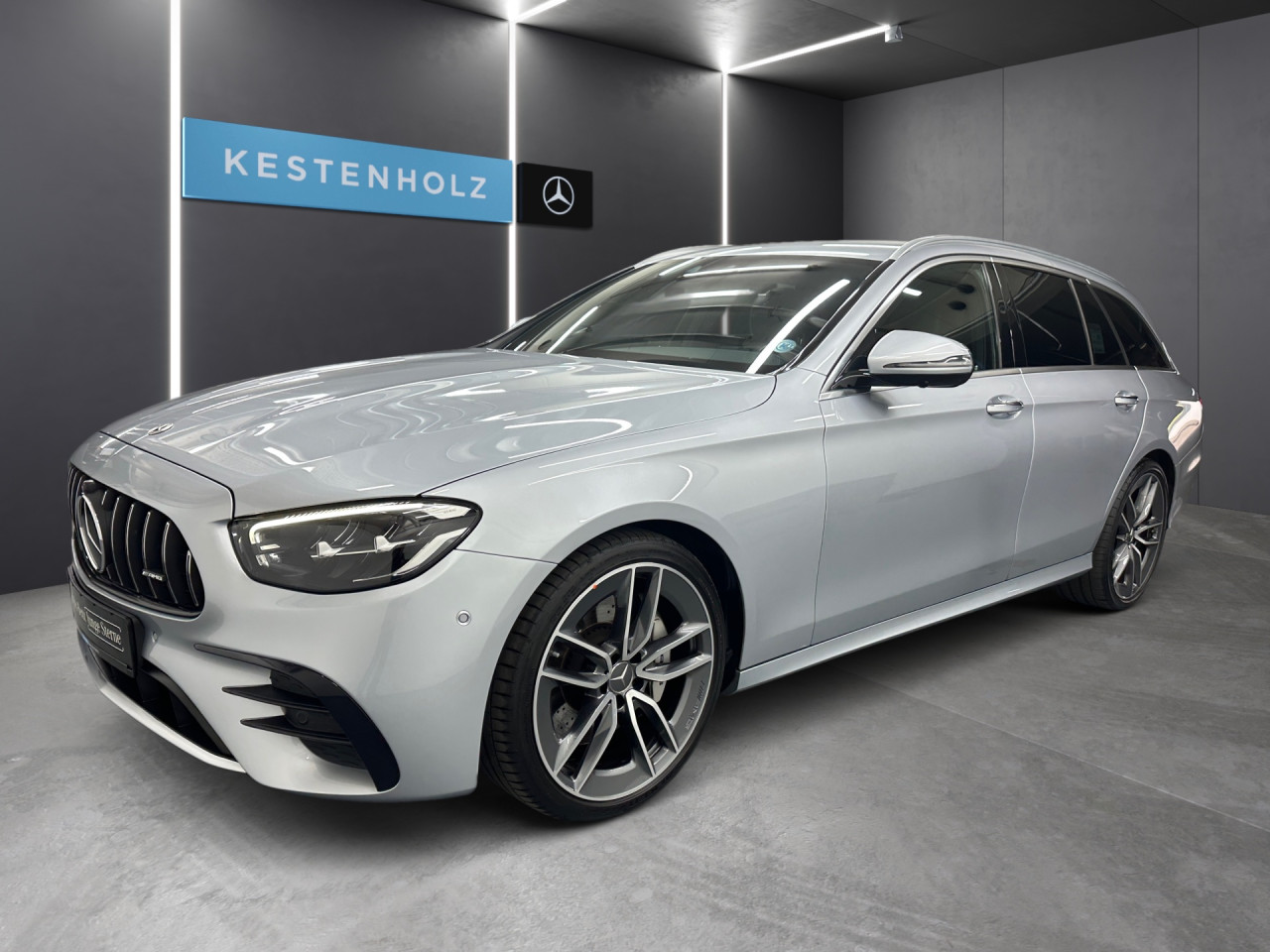 Getriebe: Automatikgetriebe 9 G-TRONIC, 9 G&auml;ngeAusstattungslinie: AMG Line ExterieurAusstattungspakete: Ausstattungspaket: Remote Services Plus,  Mercedes-AMG Exterieur,  Ablagepaket,  Businesspaket,  SpiegelpaketAssistenzsysteme: Fernlichtassistent,  Aktiver Park-Assistent inkl. PARKTRONIC: Park-Paket,  R&uuml;ckfahrkamera,  Surround-Kamerasystem,  DISTRONIC PLUS,  Berganfahrhilfe,  Spracheingabesystem,  M&uuml;digkeitserkennung,  Aktiver Lenk-Assistent,  Fahrerassistenzpaket,  COLLISION PREVENTION ASSIST,  Verkehrszeichenerkennung m. Geschwindigkeitslimit-AssistentLicht und Sicht: LED-Scheinwerfer,  Tagfahrlicht,  Automatisch abblendende Innen- und Au&szlig;enspiegel,  W&auml;rmeschutzverglasung,  Ambientebeleuchtung mehrfarbig,  LichtsensorAudio &amp; Kommunikation: MBUX,  Navigationssystem,  Radio,  Digitaler Radioempfang DAB,  zentrale Bedieneinheit: Touchpad,  Burmester Surround-Soundsystem,  USB Anschluss,  Mercedes connect me: Konnektivit&auml;ts-Paket Navigation,  Handyvorbereitung Bluetooth,  Android Auto u. Apple CarPlay,  Kabelloses Laden f&uuml;r Handys,  WLAN HotspotKomfort: Widescreen Cockpit,  Klimaautomatik,  Memoryfunktion Fahrersitz,  Lordosenst&uuml;tze Fahrer/Beifahrer,  Sitzheizung Fahrer/Beifahrer,  Armauflage Fahrer/Beifahrer,  Standheizung,  Servolenkung,  Lenks&auml;ule verstellbar,  Keyless-Go,  Start-Stopp System,  Zentralver. mit Fernbedienung,  Fensterheber elektrisch,  EASY-PACK Heckklappe,  DYNAMIC SELECT,  Getr&auml;nkehalter vornInterieur: Sitze Leder Leder Nappa AMG schwarz,  Innenfarbe schwarz,  Sportlederlenkrad: AMG Performance Lenkrad,  Bordcomputer,  Mercedes-AMG Interieur,  R&uuml;cksitze klappbar,  Dekoreinlagen: Zierelemente Holz Esche schwarz offenporig, Mittelkonsole Holz Esche schwarz offenporig,  Lenkrad-SchaltwippenExterieur: AIRMATIC DC,  Touchscreen Bedienung,  AMG Leichtmetallfelgen 20 Zoll,  Au&szlig;enspiegel elekt. anklappbar,  Dachreling,  Reifenpannenset,  AMG Performance-Abgasanlage,  Notrufsystem,  StauassistentSicherheit: i-Size Kindersitzbefestigung,  Fu&szlig;g&auml;ngerschutzsystem,  Fahrer- /Beifahrerairbag,  Seitenairbag vorn und hinten,  Knieairbag Fahrer,  Traktionskontrolle,  Elektr. Stabilit&auml;tsprogramm ESP,  Reifendruckkontrolle,  Wegfahrsperre,  Au&szlig;entemperatur Anzeige,  Antiblockiersystem ABS,  Bremsverschlei&szlig;anzeige,  Proaktives Insassenschutzsystem,  NotbremsassistentWeitere Ausstattung: K34 Streckenbasierte GeschwindigkeitsanpassungSonstige Ma&szlig;e und Gewichte: Nutzlast: 565 kg,  zul&auml;ssiges Gesamtgewicht: 2.585 kg,  Kraftstofftank: 80l,  Radstand: 2.939 mmIrrt&uuml;mer und &Auml;nderungen vorbehalten