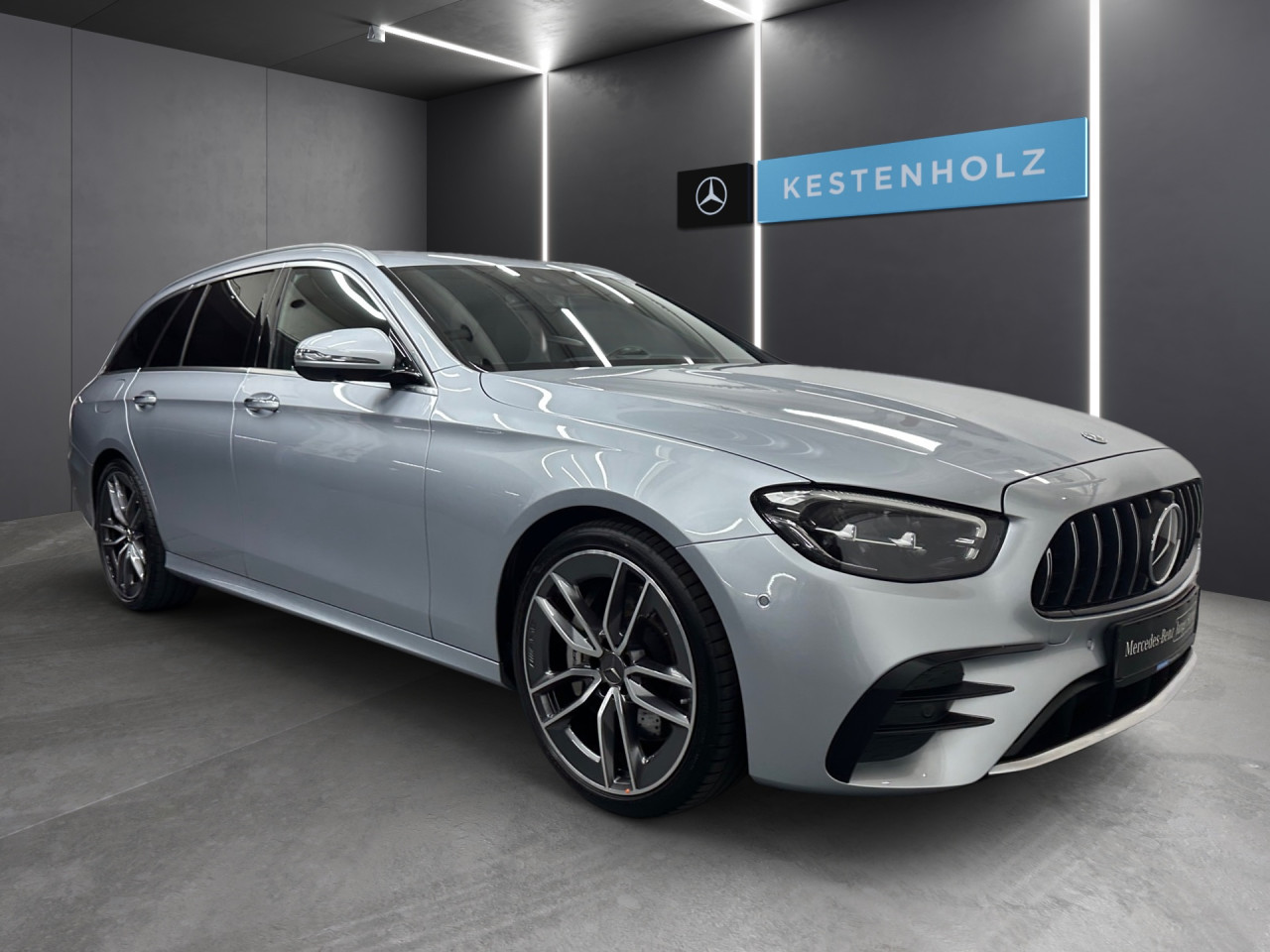 Getriebe: Automatikgetriebe 9 G-TRONIC, 9 G&auml;ngeAusstattungslinie: AMG Line ExterieurAusstattungspakete: Ausstattungspaket: Remote Services Plus,  Mercedes-AMG Exterieur,  Ablagepaket,  Businesspaket,  SpiegelpaketAssistenzsysteme: Fernlichtassistent,  Aktiver Park-Assistent inkl. PARKTRONIC: Park-Paket,  R&uuml;ckfahrkamera,  Surround-Kamerasystem,  DISTRONIC PLUS,  Berganfahrhilfe,  Spracheingabesystem,  M&uuml;digkeitserkennung,  Aktiver Lenk-Assistent,  Fahrerassistenzpaket,  COLLISION PREVENTION ASSIST,  Verkehrszeichenerkennung m. Geschwindigkeitslimit-AssistentLicht und Sicht: LED-Scheinwerfer,  Tagfahrlicht,  Automatisch abblendende Innen- und Au&szlig;enspiegel,  W&auml;rmeschutzverglasung,  Ambientebeleuchtung mehrfarbig,  LichtsensorAudio &amp; Kommunikation: MBUX,  Navigationssystem,  Radio,  Digitaler Radioempfang DAB,  zentrale Bedieneinheit: Touchpad,  Burmester Surround-Soundsystem,  USB Anschluss,  Mercedes connect me: Konnektivit&auml;ts-Paket Navigation,  Handyvorbereitung Bluetooth,  Android Auto u. Apple CarPlay,  Kabelloses Laden f&uuml;r Handys,  WLAN HotspotKomfort: Widescreen Cockpit,  Klimaautomatik,  Memoryfunktion Fahrersitz,  Lordosenst&uuml;tze Fahrer/Beifahrer,  Sitzheizung Fahrer/Beifahrer,  Armauflage Fahrer/Beifahrer,  Standheizung,  Servolenkung,  Lenks&auml;ule verstellbar,  Keyless-Go,  Start-Stopp System,  Zentralver. mit Fernbedienung,  Fensterheber elektrisch,  EASY-PACK Heckklappe,  DYNAMIC SELECT,  Getr&auml;nkehalter vornInterieur: Sitze Leder Leder Nappa AMG schwarz,  Innenfarbe schwarz,  Sportlederlenkrad: AMG Performance Lenkrad,  Bordcomputer,  Mercedes-AMG Interieur,  R&uuml;cksitze klappbar,  Dekoreinlagen: Zierelemente Holz Esche schwarz offenporig, Mittelkonsole Holz Esche schwarz offenporig,  Lenkrad-SchaltwippenExterieur: AIRMATIC DC,  Touchscreen Bedienung,  AMG Leichtmetallfelgen 20 Zoll,  Au&szlig;enspiegel elekt. anklappbar,  Dachreling,  Reifenpannenset,  AMG Performance-Abgasanlage,  Notrufsystem,  StauassistentSicherheit: i-Size Kindersitzbefestigung,  Fu&szlig;g&auml;ngerschutzsystem,  Fahrer- /Beifahrerairbag,  Seitenairbag vorn und hinten,  Knieairbag Fahrer,  Traktionskontrolle,  Elektr. Stabilit&auml;tsprogramm ESP,  Reifendruckkontrolle,  Wegfahrsperre,  Au&szlig;entemperatur Anzeige,  Antiblockiersystem ABS,  Bremsverschlei&szlig;anzeige,  Proaktives Insassenschutzsystem,  NotbremsassistentWeitere Ausstattung: K34 Streckenbasierte GeschwindigkeitsanpassungSonstige Ma&szlig;e und Gewichte: Nutzlast: 565 kg,  zul&auml;ssiges Gesamtgewicht: 2.585 kg,  Kraftstofftank: 80l,  Radstand: 2.939 mmIrrt&uuml;mer und &Auml;nderungen vorbehalten