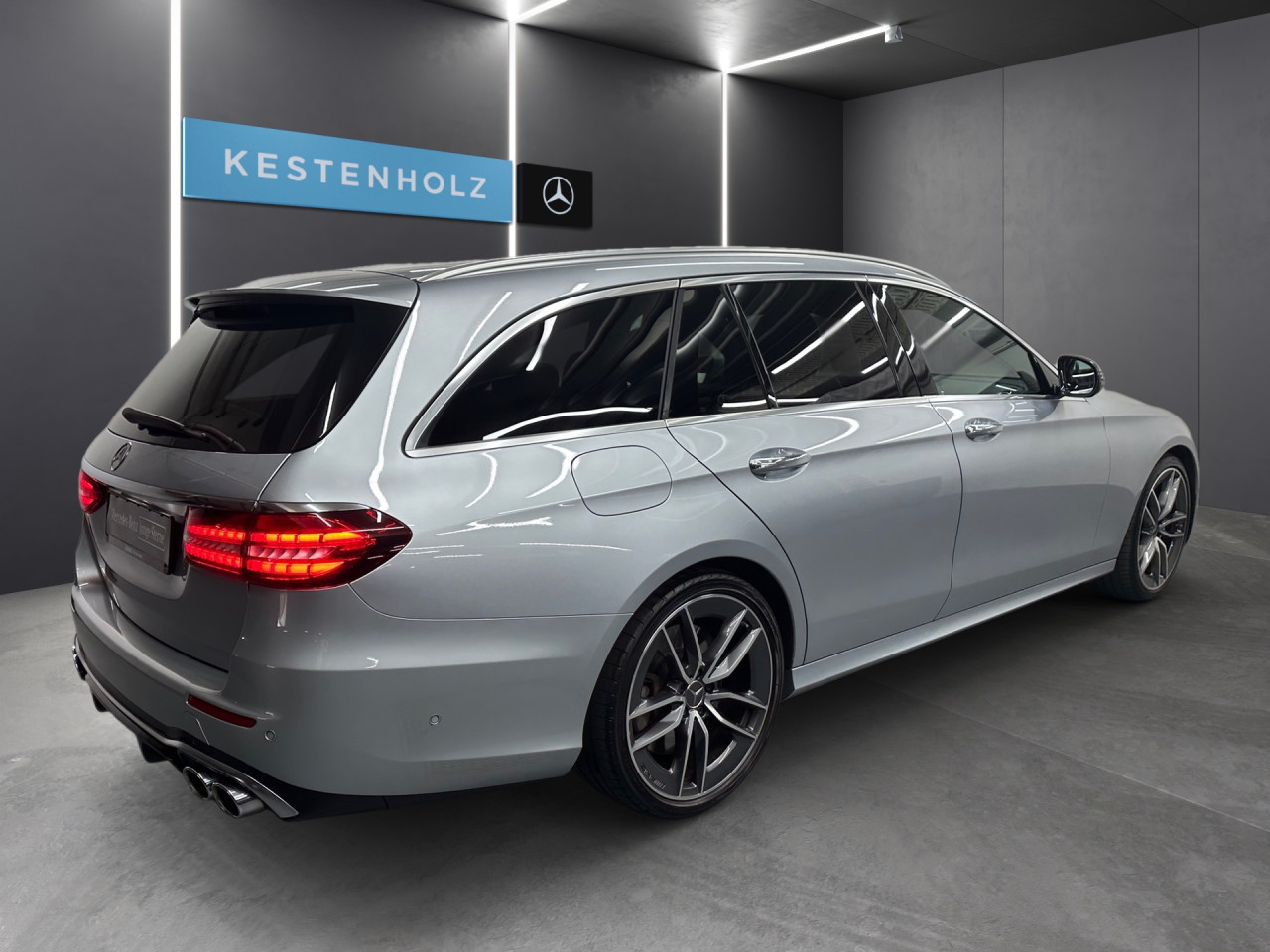 Getriebe: Automatikgetriebe 9 G-TRONIC, 9 G&auml;ngeAusstattungslinie: AMG Line ExterieurAusstattungspakete: Ausstattungspaket: Remote Services Plus,  Mercedes-AMG Exterieur,  Ablagepaket,  Businesspaket,  SpiegelpaketAssistenzsysteme: Fernlichtassistent,  Aktiver Park-Assistent inkl. PARKTRONIC: Park-Paket,  R&uuml;ckfahrkamera,  Surround-Kamerasystem,  DISTRONIC PLUS,  Berganfahrhilfe,  Spracheingabesystem,  M&uuml;digkeitserkennung,  Aktiver Lenk-Assistent,  Fahrerassistenzpaket,  COLLISION PREVENTION ASSIST,  Verkehrszeichenerkennung m. Geschwindigkeitslimit-AssistentLicht und Sicht: LED-Scheinwerfer,  Tagfahrlicht,  Automatisch abblendende Innen- und Au&szlig;enspiegel,  W&auml;rmeschutzverglasung,  Ambientebeleuchtung mehrfarbig,  LichtsensorAudio &amp; Kommunikation: MBUX,  Navigationssystem,  Radio,  Digitaler Radioempfang DAB,  zentrale Bedieneinheit: Touchpad,  Burmester Surround-Soundsystem,  USB Anschluss,  Mercedes connect me: Konnektivit&auml;ts-Paket Navigation,  Handyvorbereitung Bluetooth,  Android Auto u. Apple CarPlay,  Kabelloses Laden f&uuml;r Handys,  WLAN HotspotKomfort: Widescreen Cockpit,  Klimaautomatik,  Memoryfunktion Fahrersitz,  Lordosenst&uuml;tze Fahrer/Beifahrer,  Sitzheizung Fahrer/Beifahrer,  Armauflage Fahrer/Beifahrer,  Standheizung,  Servolenkung,  Lenks&auml;ule verstellbar,  Keyless-Go,  Start-Stopp System,  Zentralver. mit Fernbedienung,  Fensterheber elektrisch,  EASY-PACK Heckklappe,  DYNAMIC SELECT,  Getr&auml;nkehalter vornInterieur: Sitze Leder Leder Nappa AMG schwarz,  Innenfarbe schwarz,  Sportlederlenkrad: AMG Performance Lenkrad,  Bordcomputer,  Mercedes-AMG Interieur,  R&uuml;cksitze klappbar,  Dekoreinlagen: Zierelemente Holz Esche schwarz offenporig, Mittelkonsole Holz Esche schwarz offenporig,  Lenkrad-SchaltwippenExterieur: AIRMATIC DC,  Touchscreen Bedienung,  AMG Leichtmetallfelgen 20 Zoll,  Au&szlig;enspiegel elekt. anklappbar,  Dachreling,  Reifenpannenset,  AMG Performance-Abgasanlage,  Notrufsystem,  StauassistentSicherheit: i-Size Kindersitzbefestigung,  Fu&szlig;g&auml;ngerschutzsystem,  Fahrer- /Beifahrerairbag,  Seitenairbag vorn und hinten,  Knieairbag Fahrer,  Traktionskontrolle,  Elektr. Stabilit&auml;tsprogramm ESP,  Reifendruckkontrolle,  Wegfahrsperre,  Au&szlig;entemperatur Anzeige,  Antiblockiersystem ABS,  Bremsverschlei&szlig;anzeige,  Proaktives Insassenschutzsystem,  NotbremsassistentWeitere Ausstattung: K34 Streckenbasierte GeschwindigkeitsanpassungSonstige Ma&szlig;e und Gewichte: Nutzlast: 565 kg,  zul&auml;ssiges Gesamtgewicht: 2.585 kg,  Kraftstofftank: 80l,  Radstand: 2.939 mmIrrt&uuml;mer und &Auml;nderungen vorbehalten