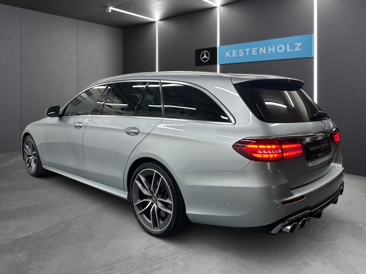 Getriebe: Automatikgetriebe 9 G-TRONIC, 9 G&auml;ngeAusstattungslinie: AMG Line ExterieurAusstattungspakete: Ausstattungspaket: Remote Services Plus,  Mercedes-AMG Exterieur,  Ablagepaket,  Businesspaket,  SpiegelpaketAssistenzsysteme: Fernlichtassistent,  Aktiver Park-Assistent inkl. PARKTRONIC: Park-Paket,  R&uuml;ckfahrkamera,  Surround-Kamerasystem,  DISTRONIC PLUS,  Berganfahrhilfe,  Spracheingabesystem,  M&uuml;digkeitserkennung,  Aktiver Lenk-Assistent,  Fahrerassistenzpaket,  COLLISION PREVENTION ASSIST,  Verkehrszeichenerkennung m. Geschwindigkeitslimit-AssistentLicht und Sicht: LED-Scheinwerfer,  Tagfahrlicht,  Automatisch abblendende Innen- und Au&szlig;enspiegel,  W&auml;rmeschutzverglasung,  Ambientebeleuchtung mehrfarbig,  LichtsensorAudio &amp; Kommunikation: MBUX,  Navigationssystem,  Radio,  Digitaler Radioempfang DAB,  zentrale Bedieneinheit: Touchpad,  Burmester Surround-Soundsystem,  USB Anschluss,  Mercedes connect me: Konnektivit&auml;ts-Paket Navigation,  Handyvorbereitung Bluetooth,  Android Auto u. Apple CarPlay,  Kabelloses Laden f&uuml;r Handys,  WLAN HotspotKomfort: Widescreen Cockpit,  Klimaautomatik,  Memoryfunktion Fahrersitz,  Lordosenst&uuml;tze Fahrer/Beifahrer,  Sitzheizung Fahrer/Beifahrer,  Armauflage Fahrer/Beifahrer,  Standheizung,  Servolenkung,  Lenks&auml;ule verstellbar,  Keyless-Go,  Start-Stopp System,  Zentralver. mit Fernbedienung,  Fensterheber elektrisch,  EASY-PACK Heckklappe,  DYNAMIC SELECT,  Getr&auml;nkehalter vornInterieur: Sitze Leder Leder Nappa AMG schwarz,  Innenfarbe schwarz,  Sportlederlenkrad: AMG Performance Lenkrad,  Bordcomputer,  Mercedes-AMG Interieur,  R&uuml;cksitze klappbar,  Dekoreinlagen: Zierelemente Holz Esche schwarz offenporig, Mittelkonsole Holz Esche schwarz offenporig,  Lenkrad-SchaltwippenExterieur: AIRMATIC DC,  Touchscreen Bedienung,  AMG Leichtmetallfelgen 20 Zoll,  Au&szlig;enspiegel elekt. anklappbar,  Dachreling,  Reifenpannenset,  AMG Performance-Abgasanlage,  Notrufsystem,  StauassistentSicherheit: i-Size Kindersitzbefestigung,  Fu&szlig;g&auml;ngerschutzsystem,  Fahrer- /Beifahrerairbag,  Seitenairbag vorn und hinten,  Knieairbag Fahrer,  Traktionskontrolle,  Elektr. Stabilit&auml;tsprogramm ESP,  Reifendruckkontrolle,  Wegfahrsperre,  Au&szlig;entemperatur Anzeige,  Antiblockiersystem ABS,  Bremsverschlei&szlig;anzeige,  Proaktives Insassenschutzsystem,  NotbremsassistentWeitere Ausstattung: K34 Streckenbasierte GeschwindigkeitsanpassungSonstige Ma&szlig;e und Gewichte: Nutzlast: 565 kg,  zul&auml;ssiges Gesamtgewicht: 2.585 kg,  Kraftstofftank: 80l,  Radstand: 2.939 mmIrrt&uuml;mer und &Auml;nderungen vorbehalten