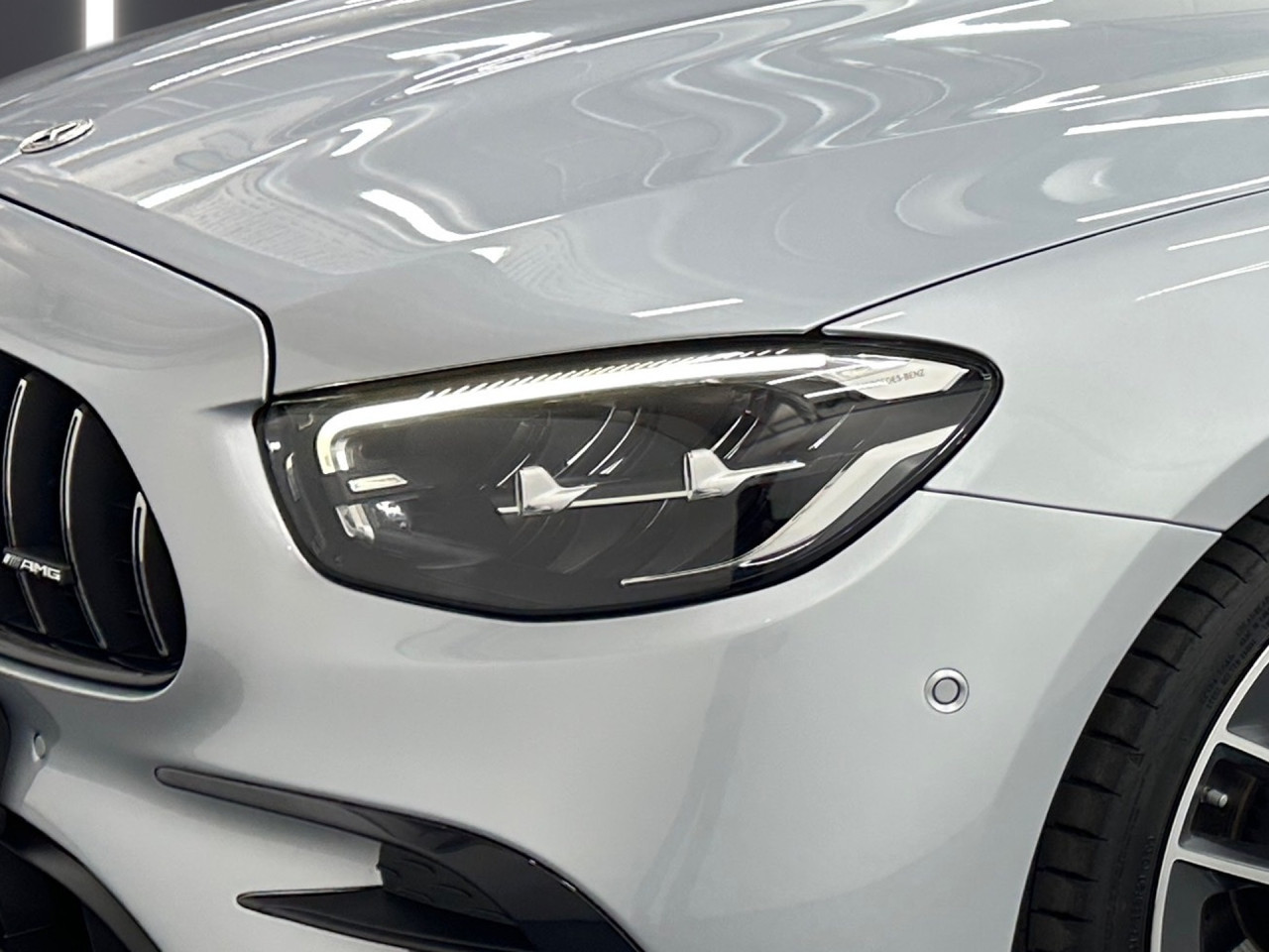 Getriebe: Automatikgetriebe 9 G-TRONIC, 9 G&auml;ngeAusstattungslinie: AMG Line ExterieurAusstattungspakete: Ausstattungspaket: Remote Services Plus,  Mercedes-AMG Exterieur,  Ablagepaket,  Businesspaket,  SpiegelpaketAssistenzsysteme: Fernlichtassistent,  Aktiver Park-Assistent inkl. PARKTRONIC: Park-Paket,  R&uuml;ckfahrkamera,  Surround-Kamerasystem,  DISTRONIC PLUS,  Berganfahrhilfe,  Spracheingabesystem,  M&uuml;digkeitserkennung,  Aktiver Lenk-Assistent,  Fahrerassistenzpaket,  COLLISION PREVENTION ASSIST,  Verkehrszeichenerkennung m. Geschwindigkeitslimit-AssistentLicht und Sicht: LED-Scheinwerfer,  Tagfahrlicht,  Automatisch abblendende Innen- und Au&szlig;enspiegel,  W&auml;rmeschutzverglasung,  Ambientebeleuchtung mehrfarbig,  LichtsensorAudio &amp; Kommunikation: MBUX,  Navigationssystem,  Radio,  Digitaler Radioempfang DAB,  zentrale Bedieneinheit: Touchpad,  Burmester Surround-Soundsystem,  USB Anschluss,  Mercedes connect me: Konnektivit&auml;ts-Paket Navigation,  Handyvorbereitung Bluetooth,  Android Auto u. Apple CarPlay,  Kabelloses Laden f&uuml;r Handys,  WLAN HotspotKomfort: Widescreen Cockpit,  Klimaautomatik,  Memoryfunktion Fahrersitz,  Lordosenst&uuml;tze Fahrer/Beifahrer,  Sitzheizung Fahrer/Beifahrer,  Armauflage Fahrer/Beifahrer,  Standheizung,  Servolenkung,  Lenks&auml;ule verstellbar,  Keyless-Go,  Start-Stopp System,  Zentralver. mit Fernbedienung,  Fensterheber elektrisch,  EASY-PACK Heckklappe,  DYNAMIC SELECT,  Getr&auml;nkehalter vornInterieur: Sitze Leder Leder Nappa AMG schwarz,  Innenfarbe schwarz,  Sportlederlenkrad: AMG Performance Lenkrad,  Bordcomputer,  Mercedes-AMG Interieur,  R&uuml;cksitze klappbar,  Dekoreinlagen: Zierelemente Holz Esche schwarz offenporig, Mittelkonsole Holz Esche schwarz offenporig,  Lenkrad-SchaltwippenExterieur: AIRMATIC DC,  Touchscreen Bedienung,  AMG Leichtmetallfelgen 20 Zoll,  Au&szlig;enspiegel elekt. anklappbar,  Dachreling,  Reifenpannenset,  AMG Performance-Abgasanlage,  Notrufsystem,  StauassistentSicherheit: i-Size Kindersitzbefestigung,  Fu&szlig;g&auml;ngerschutzsystem,  Fahrer- /Beifahrerairbag,  Seitenairbag vorn und hinten,  Knieairbag Fahrer,  Traktionskontrolle,  Elektr. Stabilit&auml;tsprogramm ESP,  Reifendruckkontrolle,  Wegfahrsperre,  Au&szlig;entemperatur Anzeige,  Antiblockiersystem ABS,  Bremsverschlei&szlig;anzeige,  Proaktives Insassenschutzsystem,  NotbremsassistentWeitere Ausstattung: K34 Streckenbasierte GeschwindigkeitsanpassungSonstige Ma&szlig;e und Gewichte: Nutzlast: 565 kg,  zul&auml;ssiges Gesamtgewicht: 2.585 kg,  Kraftstofftank: 80l,  Radstand: 2.939 mmIrrt&uuml;mer und &Auml;nderungen vorbehalten