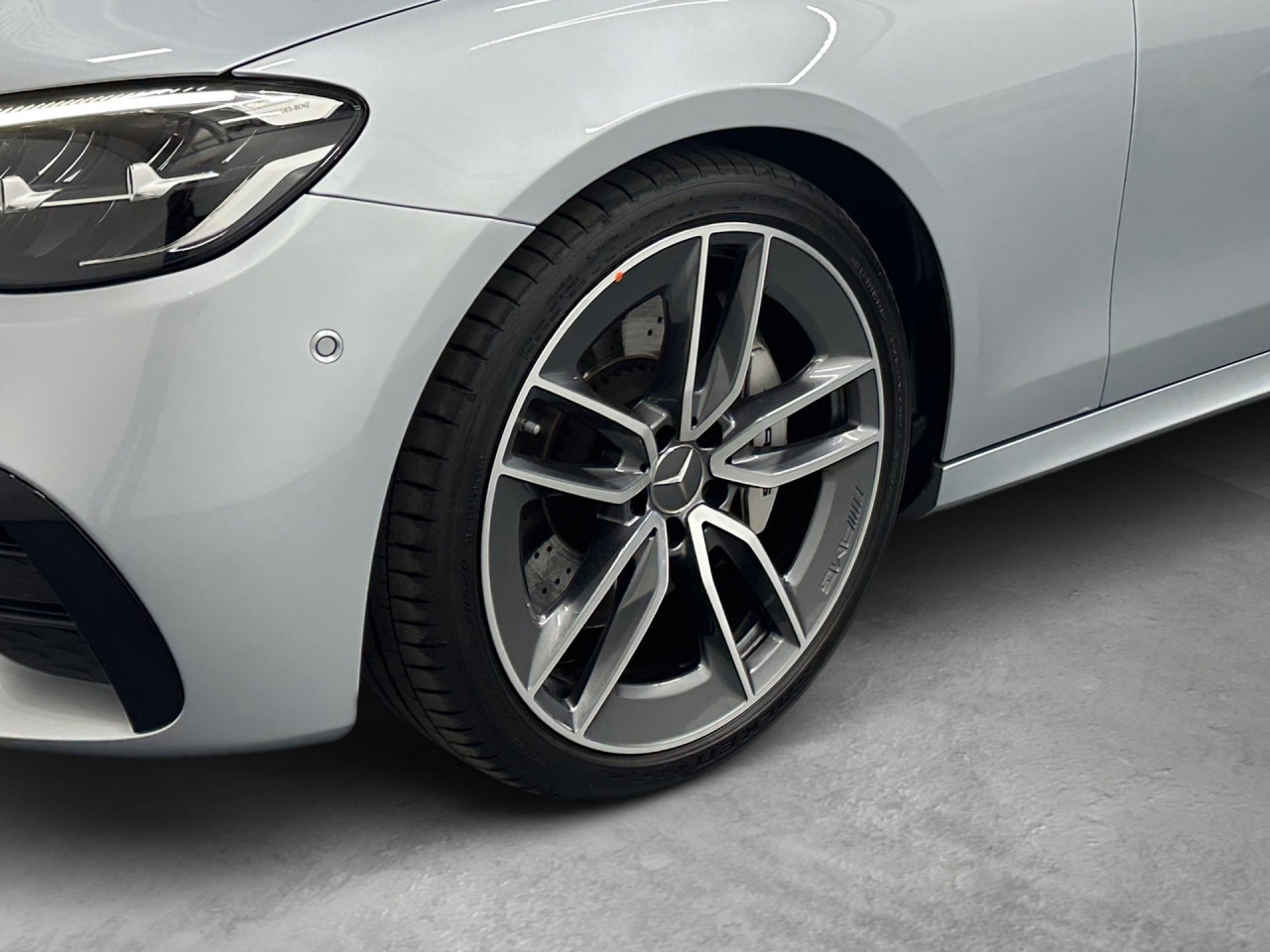 Getriebe: Automatikgetriebe 9 G-TRONIC, 9 G&auml;ngeAusstattungslinie: AMG Line ExterieurAusstattungspakete: Ausstattungspaket: Remote Services Plus,  Mercedes-AMG Exterieur,  Ablagepaket,  Businesspaket,  SpiegelpaketAssistenzsysteme: Fernlichtassistent,  Aktiver Park-Assistent inkl. PARKTRONIC: Park-Paket,  R&uuml;ckfahrkamera,  Surround-Kamerasystem,  DISTRONIC PLUS,  Berganfahrhilfe,  Spracheingabesystem,  M&uuml;digkeitserkennung,  Aktiver Lenk-Assistent,  Fahrerassistenzpaket,  COLLISION PREVENTION ASSIST,  Verkehrszeichenerkennung m. Geschwindigkeitslimit-AssistentLicht und Sicht: LED-Scheinwerfer,  Tagfahrlicht,  Automatisch abblendende Innen- und Au&szlig;enspiegel,  W&auml;rmeschutzverglasung,  Ambientebeleuchtung mehrfarbig,  LichtsensorAudio &amp; Kommunikation: MBUX,  Navigationssystem,  Radio,  Digitaler Radioempfang DAB,  zentrale Bedieneinheit: Touchpad,  Burmester Surround-Soundsystem,  USB Anschluss,  Mercedes connect me: Konnektivit&auml;ts-Paket Navigation,  Handyvorbereitung Bluetooth,  Android Auto u. Apple CarPlay,  Kabelloses Laden f&uuml;r Handys,  WLAN HotspotKomfort: Widescreen Cockpit,  Klimaautomatik,  Memoryfunktion Fahrersitz,  Lordosenst&uuml;tze Fahrer/Beifahrer,  Sitzheizung Fahrer/Beifahrer,  Armauflage Fahrer/Beifahrer,  Standheizung,  Servolenkung,  Lenks&auml;ule verstellbar,  Keyless-Go,  Start-Stopp System,  Zentralver. mit Fernbedienung,  Fensterheber elektrisch,  EASY-PACK Heckklappe,  DYNAMIC SELECT,  Getr&auml;nkehalter vornInterieur: Sitze Leder Leder Nappa AMG schwarz,  Innenfarbe schwarz,  Sportlederlenkrad: AMG Performance Lenkrad,  Bordcomputer,  Mercedes-AMG Interieur,  R&uuml;cksitze klappbar,  Dekoreinlagen: Zierelemente Holz Esche schwarz offenporig, Mittelkonsole Holz Esche schwarz offenporig,  Lenkrad-SchaltwippenExterieur: AIRMATIC DC,  Touchscreen Bedienung,  AMG Leichtmetallfelgen 20 Zoll,  Au&szlig;enspiegel elekt. anklappbar,  Dachreling,  Reifenpannenset,  AMG Performance-Abgasanlage,  Notrufsystem,  StauassistentSicherheit: i-Size Kindersitzbefestigung,  Fu&szlig;g&auml;ngerschutzsystem,  Fahrer- /Beifahrerairbag,  Seitenairbag vorn und hinten,  Knieairbag Fahrer,  Traktionskontrolle,  Elektr. Stabilit&auml;tsprogramm ESP,  Reifendruckkontrolle,  Wegfahrsperre,  Au&szlig;entemperatur Anzeige,  Antiblockiersystem ABS,  Bremsverschlei&szlig;anzeige,  Proaktives Insassenschutzsystem,  NotbremsassistentWeitere Ausstattung: K34 Streckenbasierte GeschwindigkeitsanpassungSonstige Ma&szlig;e und Gewichte: Nutzlast: 565 kg,  zul&auml;ssiges Gesamtgewicht: 2.585 kg,  Kraftstofftank: 80l,  Radstand: 2.939 mmIrrt&uuml;mer und &Auml;nderungen vorbehalten