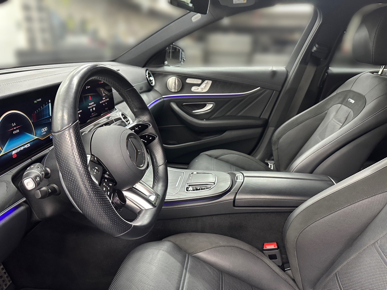 Getriebe: Automatikgetriebe 9 G-TRONIC, 9 G&auml;ngeAusstattungslinie: AMG Line ExterieurAusstattungspakete: Ausstattungspaket: Remote Services Plus,  Mercedes-AMG Exterieur,  Ablagepaket,  Businesspaket,  SpiegelpaketAssistenzsysteme: Fernlichtassistent,  Aktiver Park-Assistent inkl. PARKTRONIC: Park-Paket,  R&uuml;ckfahrkamera,  Surround-Kamerasystem,  DISTRONIC PLUS,  Berganfahrhilfe,  Spracheingabesystem,  M&uuml;digkeitserkennung,  Aktiver Lenk-Assistent,  Fahrerassistenzpaket,  COLLISION PREVENTION ASSIST,  Verkehrszeichenerkennung m. Geschwindigkeitslimit-AssistentLicht und Sicht: LED-Scheinwerfer,  Tagfahrlicht,  Automatisch abblendende Innen- und Au&szlig;enspiegel,  W&auml;rmeschutzverglasung,  Ambientebeleuchtung mehrfarbig,  LichtsensorAudio &amp; Kommunikation: MBUX,  Navigationssystem,  Radio,  Digitaler Radioempfang DAB,  zentrale Bedieneinheit: Touchpad,  Burmester Surround-Soundsystem,  USB Anschluss,  Mercedes connect me: Konnektivit&auml;ts-Paket Navigation,  Handyvorbereitung Bluetooth,  Android Auto u. Apple CarPlay,  Kabelloses Laden f&uuml;r Handys,  WLAN HotspotKomfort: Widescreen Cockpit,  Klimaautomatik,  Memoryfunktion Fahrersitz,  Lordosenst&uuml;tze Fahrer/Beifahrer,  Sitzheizung Fahrer/Beifahrer,  Armauflage Fahrer/Beifahrer,  Standheizung,  Servolenkung,  Lenks&auml;ule verstellbar,  Keyless-Go,  Start-Stopp System,  Zentralver. mit Fernbedienung,  Fensterheber elektrisch,  EASY-PACK Heckklappe,  DYNAMIC SELECT,  Getr&auml;nkehalter vornInterieur: Sitze Leder Leder Nappa AMG schwarz,  Innenfarbe schwarz,  Sportlederlenkrad: AMG Performance Lenkrad,  Bordcomputer,  Mercedes-AMG Interieur,  R&uuml;cksitze klappbar,  Dekoreinlagen: Zierelemente Holz Esche schwarz offenporig, Mittelkonsole Holz Esche schwarz offenporig,  Lenkrad-SchaltwippenExterieur: AIRMATIC DC,  Touchscreen Bedienung,  AMG Leichtmetallfelgen 20 Zoll,  Au&szlig;enspiegel elekt. anklappbar,  Dachreling,  Reifenpannenset,  AMG Performance-Abgasanlage,  Notrufsystem,  StauassistentSicherheit: i-Size Kindersitzbefestigung,  Fu&szlig;g&auml;ngerschutzsystem,  Fahrer- /Beifahrerairbag,  Seitenairbag vorn und hinten,  Knieairbag Fahrer,  Traktionskontrolle,  Elektr. Stabilit&auml;tsprogramm ESP,  Reifendruckkontrolle,  Wegfahrsperre,  Au&szlig;entemperatur Anzeige,  Antiblockiersystem ABS,  Bremsverschlei&szlig;anzeige,  Proaktives Insassenschutzsystem,  NotbremsassistentWeitere Ausstattung: K34 Streckenbasierte GeschwindigkeitsanpassungSonstige Ma&szlig;e und Gewichte: Nutzlast: 565 kg,  zul&auml;ssiges Gesamtgewicht: 2.585 kg,  Kraftstofftank: 80l,  Radstand: 2.939 mmIrrt&uuml;mer und &Auml;nderungen vorbehalten
