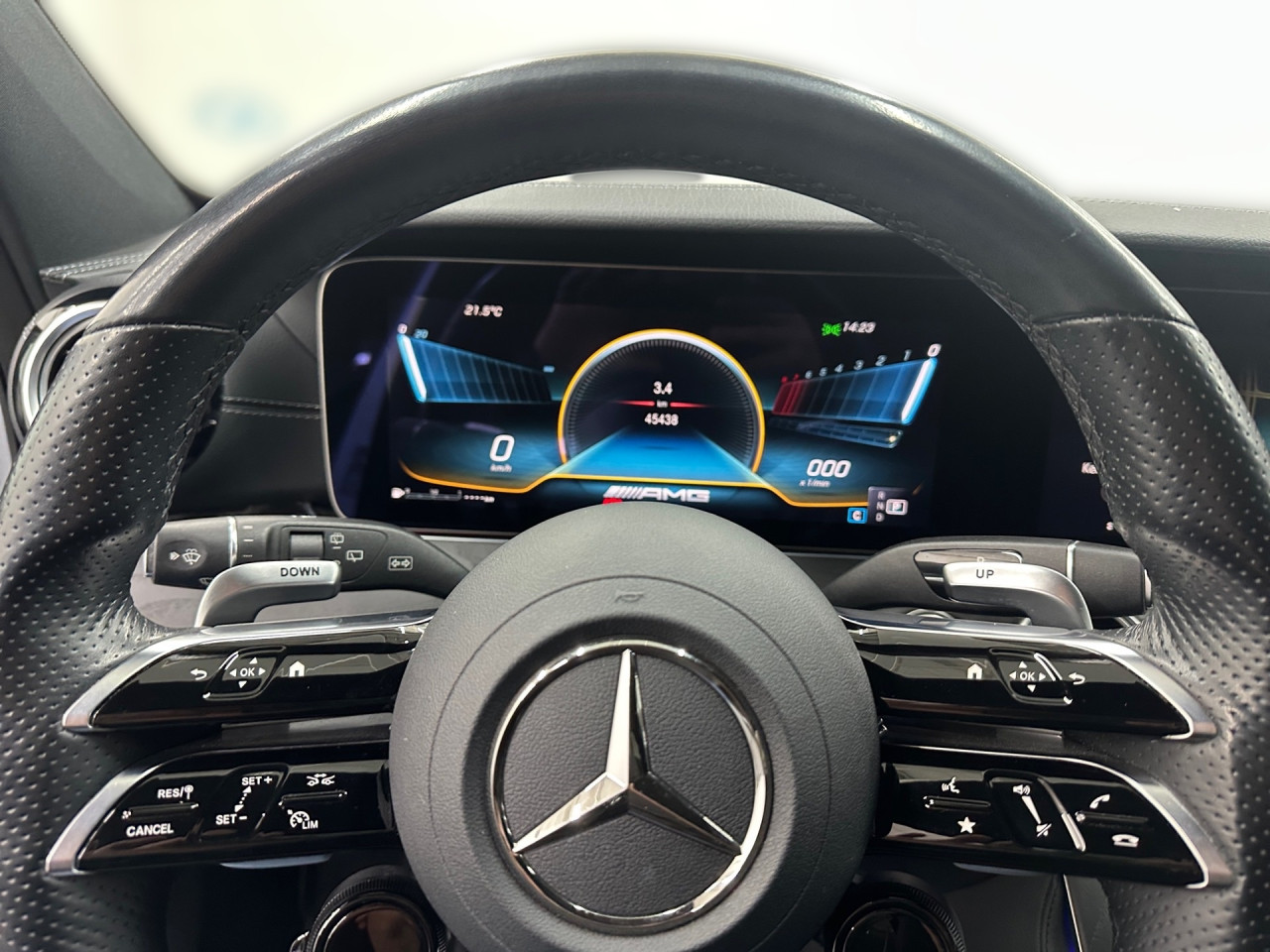 Getriebe: Automatikgetriebe 9 G-TRONIC, 9 G&auml;ngeAusstattungslinie: AMG Line ExterieurAusstattungspakete: Ausstattungspaket: Remote Services Plus,  Mercedes-AMG Exterieur,  Ablagepaket,  Businesspaket,  SpiegelpaketAssistenzsysteme: Fernlichtassistent,  Aktiver Park-Assistent inkl. PARKTRONIC: Park-Paket,  R&uuml;ckfahrkamera,  Surround-Kamerasystem,  DISTRONIC PLUS,  Berganfahrhilfe,  Spracheingabesystem,  M&uuml;digkeitserkennung,  Aktiver Lenk-Assistent,  Fahrerassistenzpaket,  COLLISION PREVENTION ASSIST,  Verkehrszeichenerkennung m. Geschwindigkeitslimit-AssistentLicht und Sicht: LED-Scheinwerfer,  Tagfahrlicht,  Automatisch abblendende Innen- und Au&szlig;enspiegel,  W&auml;rmeschutzverglasung,  Ambientebeleuchtung mehrfarbig,  LichtsensorAudio &amp; Kommunikation: MBUX,  Navigationssystem,  Radio,  Digitaler Radioempfang DAB,  zentrale Bedieneinheit: Touchpad,  Burmester Surround-Soundsystem,  USB Anschluss,  Mercedes connect me: Konnektivit&auml;ts-Paket Navigation,  Handyvorbereitung Bluetooth,  Android Auto u. Apple CarPlay,  Kabelloses Laden f&uuml;r Handys,  WLAN HotspotKomfort: Widescreen Cockpit,  Klimaautomatik,  Memoryfunktion Fahrersitz,  Lordosenst&uuml;tze Fahrer/Beifahrer,  Sitzheizung Fahrer/Beifahrer,  Armauflage Fahrer/Beifahrer,  Standheizung,  Servolenkung,  Lenks&auml;ule verstellbar,  Keyless-Go,  Start-Stopp System,  Zentralver. mit Fernbedienung,  Fensterheber elektrisch,  EASY-PACK Heckklappe,  DYNAMIC SELECT,  Getr&auml;nkehalter vornInterieur: Sitze Leder Leder Nappa AMG schwarz,  Innenfarbe schwarz,  Sportlederlenkrad: AMG Performance Lenkrad,  Bordcomputer,  Mercedes-AMG Interieur,  R&uuml;cksitze klappbar,  Dekoreinlagen: Zierelemente Holz Esche schwarz offenporig, Mittelkonsole Holz Esche schwarz offenporig,  Lenkrad-SchaltwippenExterieur: AIRMATIC DC,  Touchscreen Bedienung,  AMG Leichtmetallfelgen 20 Zoll,  Au&szlig;enspiegel elekt. anklappbar,  Dachreling,  Reifenpannenset,  AMG Performance-Abgasanlage,  Notrufsystem,  StauassistentSicherheit: i-Size Kindersitzbefestigung,  Fu&szlig;g&auml;ngerschutzsystem,  Fahrer- /Beifahrerairbag,  Seitenairbag vorn und hinten,  Knieairbag Fahrer,  Traktionskontrolle,  Elektr. Stabilit&auml;tsprogramm ESP,  Reifendruckkontrolle,  Wegfahrsperre,  Au&szlig;entemperatur Anzeige,  Antiblockiersystem ABS,  Bremsverschlei&szlig;anzeige,  Proaktives Insassenschutzsystem,  NotbremsassistentWeitere Ausstattung: K34 Streckenbasierte GeschwindigkeitsanpassungSonstige Ma&szlig;e und Gewichte: Nutzlast: 565 kg,  zul&auml;ssiges Gesamtgewicht: 2.585 kg,  Kraftstofftank: 80l,  Radstand: 2.939 mmIrrt&uuml;mer und &Auml;nderungen vorbehalten