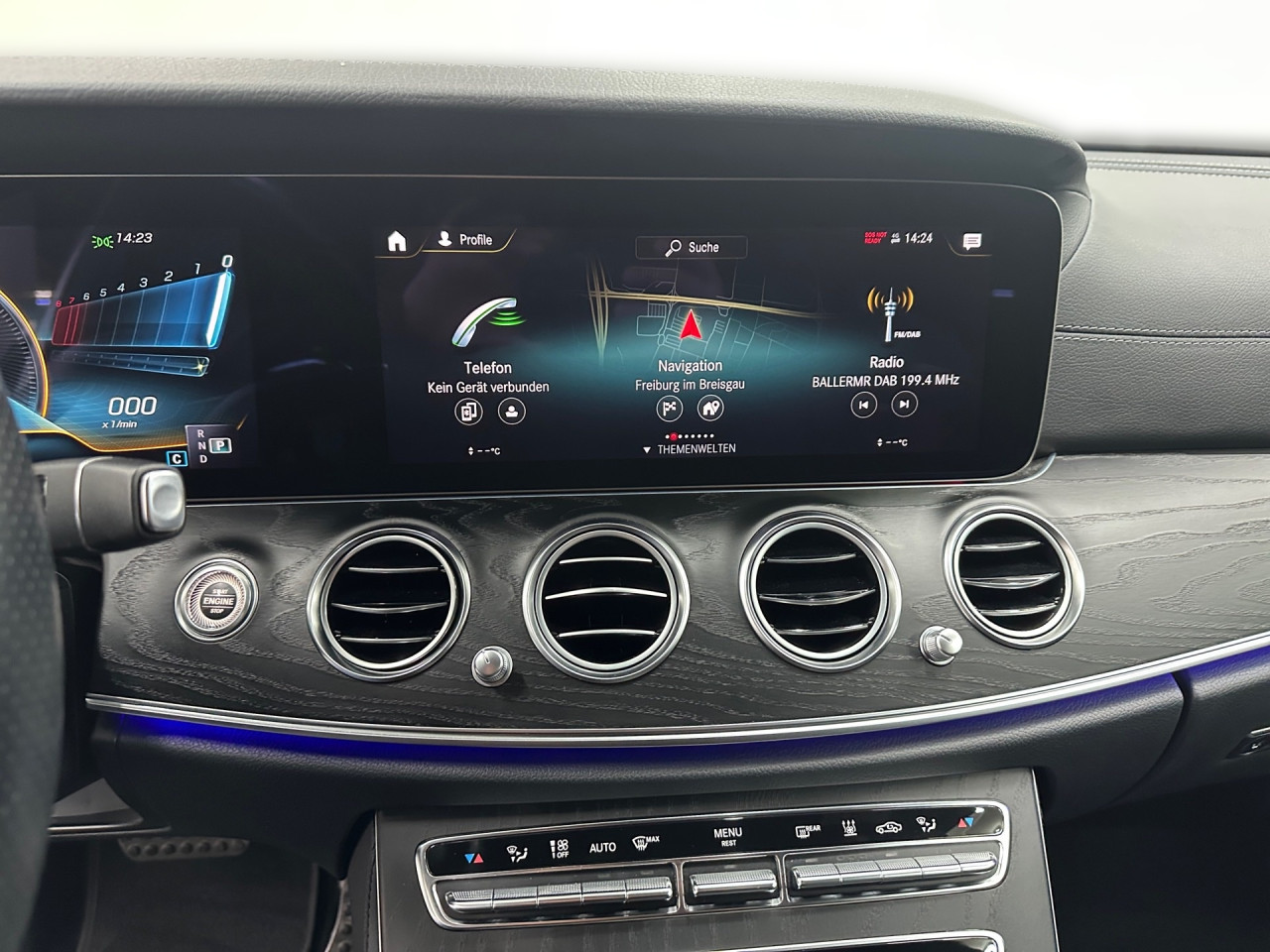 Getriebe: Automatikgetriebe 9 G-TRONIC, 9 G&auml;ngeAusstattungslinie: AMG Line ExterieurAusstattungspakete: Ausstattungspaket: Remote Services Plus,  Mercedes-AMG Exterieur,  Ablagepaket,  Businesspaket,  SpiegelpaketAssistenzsysteme: Fernlichtassistent,  Aktiver Park-Assistent inkl. PARKTRONIC: Park-Paket,  R&uuml;ckfahrkamera,  Surround-Kamerasystem,  DISTRONIC PLUS,  Berganfahrhilfe,  Spracheingabesystem,  M&uuml;digkeitserkennung,  Aktiver Lenk-Assistent,  Fahrerassistenzpaket,  COLLISION PREVENTION ASSIST,  Verkehrszeichenerkennung m. Geschwindigkeitslimit-AssistentLicht und Sicht: LED-Scheinwerfer,  Tagfahrlicht,  Automatisch abblendende Innen- und Au&szlig;enspiegel,  W&auml;rmeschutzverglasung,  Ambientebeleuchtung mehrfarbig,  LichtsensorAudio &amp; Kommunikation: MBUX,  Navigationssystem,  Radio,  Digitaler Radioempfang DAB,  zentrale Bedieneinheit: Touchpad,  Burmester Surround-Soundsystem,  USB Anschluss,  Mercedes connect me: Konnektivit&auml;ts-Paket Navigation,  Handyvorbereitung Bluetooth,  Android Auto u. Apple CarPlay,  Kabelloses Laden f&uuml;r Handys,  WLAN HotspotKomfort: Widescreen Cockpit,  Klimaautomatik,  Memoryfunktion Fahrersitz,  Lordosenst&uuml;tze Fahrer/Beifahrer,  Sitzheizung Fahrer/Beifahrer,  Armauflage Fahrer/Beifahrer,  Standheizung,  Servolenkung,  Lenks&auml;ule verstellbar,  Keyless-Go,  Start-Stopp System,  Zentralver. mit Fernbedienung,  Fensterheber elektrisch,  EASY-PACK Heckklappe,  DYNAMIC SELECT,  Getr&auml;nkehalter vornInterieur: Sitze Leder Leder Nappa AMG schwarz,  Innenfarbe schwarz,  Sportlederlenkrad: AMG Performance Lenkrad,  Bordcomputer,  Mercedes-AMG Interieur,  R&uuml;cksitze klappbar,  Dekoreinlagen: Zierelemente Holz Esche schwarz offenporig, Mittelkonsole Holz Esche schwarz offenporig,  Lenkrad-SchaltwippenExterieur: AIRMATIC DC,  Touchscreen Bedienung,  AMG Leichtmetallfelgen 20 Zoll,  Au&szlig;enspiegel elekt. anklappbar,  Dachreling,  Reifenpannenset,  AMG Performance-Abgasanlage,  Notrufsystem,  StauassistentSicherheit: i-Size Kindersitzbefestigung,  Fu&szlig;g&auml;ngerschutzsystem,  Fahrer- /Beifahrerairbag,  Seitenairbag vorn und hinten,  Knieairbag Fahrer,  Traktionskontrolle,  Elektr. Stabilit&auml;tsprogramm ESP,  Reifendruckkontrolle,  Wegfahrsperre,  Au&szlig;entemperatur Anzeige,  Antiblockiersystem ABS,  Bremsverschlei&szlig;anzeige,  Proaktives Insassenschutzsystem,  NotbremsassistentWeitere Ausstattung: K34 Streckenbasierte GeschwindigkeitsanpassungSonstige Ma&szlig;e und Gewichte: Nutzlast: 565 kg,  zul&auml;ssiges Gesamtgewicht: 2.585 kg,  Kraftstofftank: 80l,  Radstand: 2.939 mmIrrt&uuml;mer und &Auml;nderungen vorbehalten