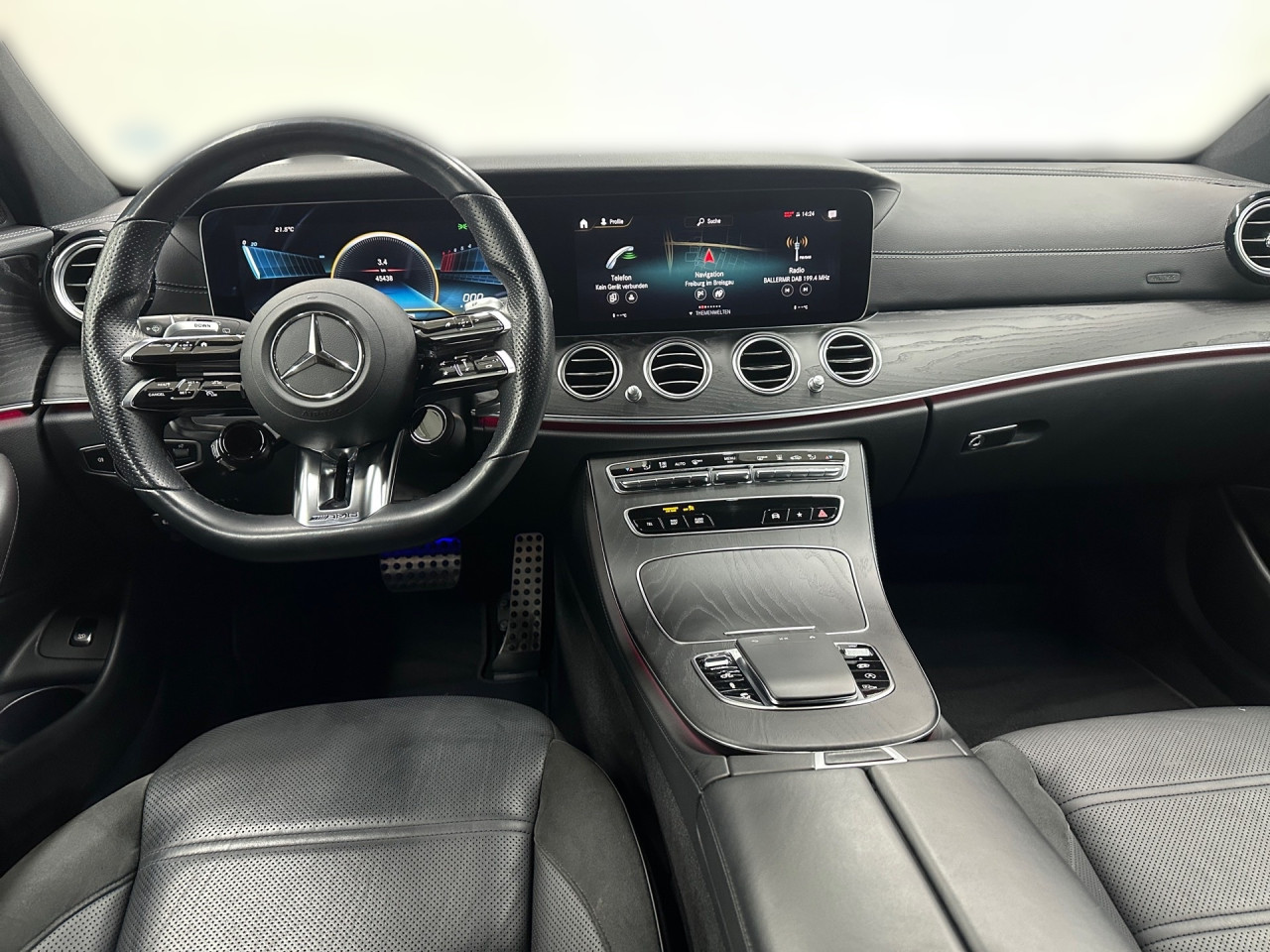 Getriebe: Automatikgetriebe 9 G-TRONIC, 9 G&auml;ngeAusstattungslinie: AMG Line ExterieurAusstattungspakete: Ausstattungspaket: Remote Services Plus,  Mercedes-AMG Exterieur,  Ablagepaket,  Businesspaket,  SpiegelpaketAssistenzsysteme: Fernlichtassistent,  Aktiver Park-Assistent inkl. PARKTRONIC: Park-Paket,  R&uuml;ckfahrkamera,  Surround-Kamerasystem,  DISTRONIC PLUS,  Berganfahrhilfe,  Spracheingabesystem,  M&uuml;digkeitserkennung,  Aktiver Lenk-Assistent,  Fahrerassistenzpaket,  COLLISION PREVENTION ASSIST,  Verkehrszeichenerkennung m. Geschwindigkeitslimit-AssistentLicht und Sicht: LED-Scheinwerfer,  Tagfahrlicht,  Automatisch abblendende Innen- und Au&szlig;enspiegel,  W&auml;rmeschutzverglasung,  Ambientebeleuchtung mehrfarbig,  LichtsensorAudio &amp; Kommunikation: MBUX,  Navigationssystem,  Radio,  Digitaler Radioempfang DAB,  zentrale Bedieneinheit: Touchpad,  Burmester Surround-Soundsystem,  USB Anschluss,  Mercedes connect me: Konnektivit&auml;ts-Paket Navigation,  Handyvorbereitung Bluetooth,  Android Auto u. Apple CarPlay,  Kabelloses Laden f&uuml;r Handys,  WLAN HotspotKomfort: Widescreen Cockpit,  Klimaautomatik,  Memoryfunktion Fahrersitz,  Lordosenst&uuml;tze Fahrer/Beifahrer,  Sitzheizung Fahrer/Beifahrer,  Armauflage Fahrer/Beifahrer,  Standheizung,  Servolenkung,  Lenks&auml;ule verstellbar,  Keyless-Go,  Start-Stopp System,  Zentralver. mit Fernbedienung,  Fensterheber elektrisch,  EASY-PACK Heckklappe,  DYNAMIC SELECT,  Getr&auml;nkehalter vornInterieur: Sitze Leder Leder Nappa AMG schwarz,  Innenfarbe schwarz,  Sportlederlenkrad: AMG Performance Lenkrad,  Bordcomputer,  Mercedes-AMG Interieur,  R&uuml;cksitze klappbar,  Dekoreinlagen: Zierelemente Holz Esche schwarz offenporig, Mittelkonsole Holz Esche schwarz offenporig,  Lenkrad-SchaltwippenExterieur: AIRMATIC DC,  Touchscreen Bedienung,  AMG Leichtmetallfelgen 20 Zoll,  Au&szlig;enspiegel elekt. anklappbar,  Dachreling,  Reifenpannenset,  AMG Performance-Abgasanlage,  Notrufsystem,  StauassistentSicherheit: i-Size Kindersitzbefestigung,  Fu&szlig;g&auml;ngerschutzsystem,  Fahrer- /Beifahrerairbag,  Seitenairbag vorn und hinten,  Knieairbag Fahrer,  Traktionskontrolle,  Elektr. Stabilit&auml;tsprogramm ESP,  Reifendruckkontrolle,  Wegfahrsperre,  Au&szlig;entemperatur Anzeige,  Antiblockiersystem ABS,  Bremsverschlei&szlig;anzeige,  Proaktives Insassenschutzsystem,  NotbremsassistentWeitere Ausstattung: K34 Streckenbasierte GeschwindigkeitsanpassungSonstige Ma&szlig;e und Gewichte: Nutzlast: 565 kg,  zul&auml;ssiges Gesamtgewicht: 2.585 kg,  Kraftstofftank: 80l,  Radstand: 2.939 mmIrrt&uuml;mer und &Auml;nderungen vorbehalten