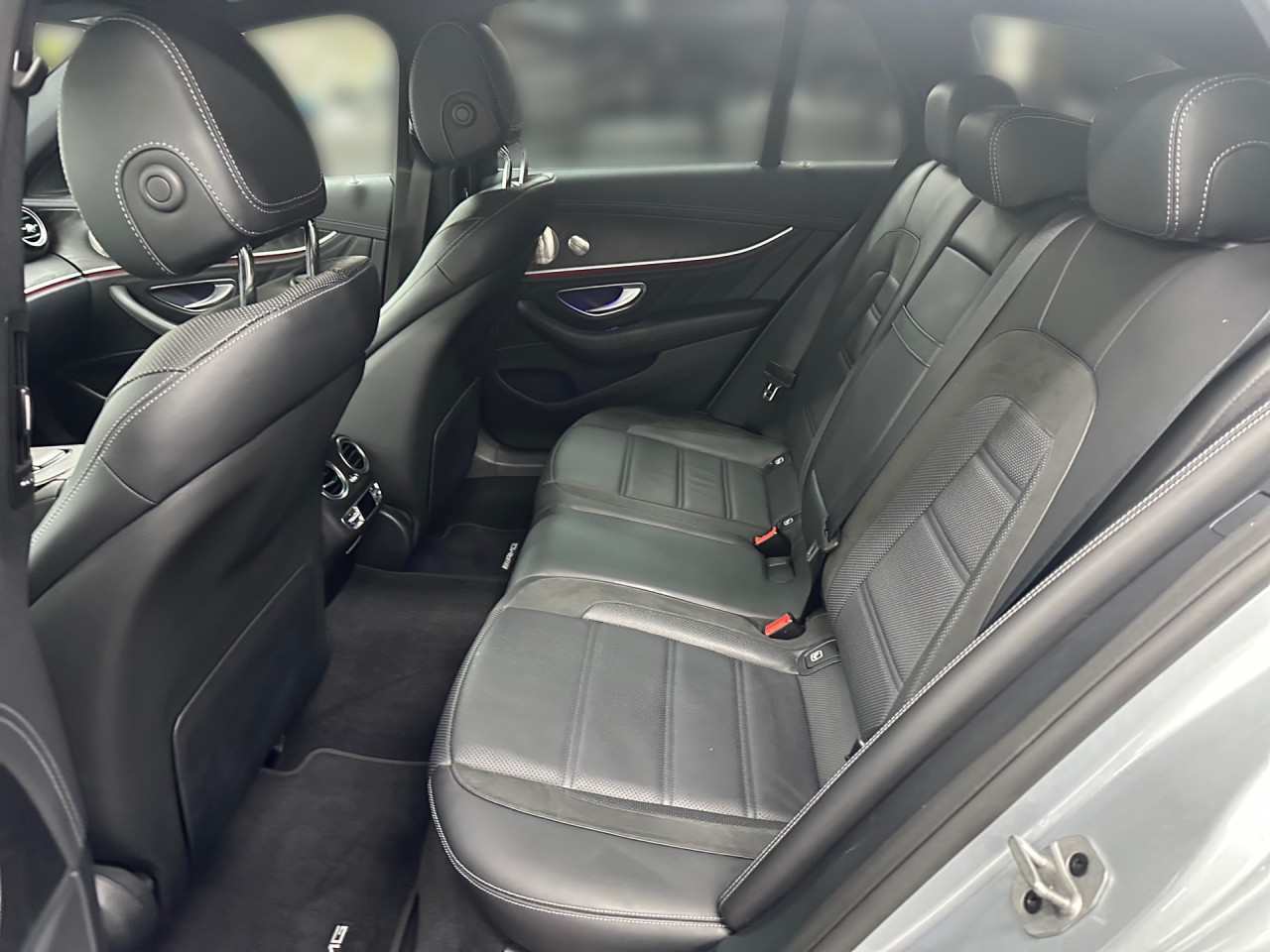 Getriebe: Automatikgetriebe 9 G-TRONIC, 9 G&auml;ngeAusstattungslinie: AMG Line ExterieurAusstattungspakete: Ausstattungspaket: Remote Services Plus,  Mercedes-AMG Exterieur,  Ablagepaket,  Businesspaket,  SpiegelpaketAssistenzsysteme: Fernlichtassistent,  Aktiver Park-Assistent inkl. PARKTRONIC: Park-Paket,  R&uuml;ckfahrkamera,  Surround-Kamerasystem,  DISTRONIC PLUS,  Berganfahrhilfe,  Spracheingabesystem,  M&uuml;digkeitserkennung,  Aktiver Lenk-Assistent,  Fahrerassistenzpaket,  COLLISION PREVENTION ASSIST,  Verkehrszeichenerkennung m. Geschwindigkeitslimit-AssistentLicht und Sicht: LED-Scheinwerfer,  Tagfahrlicht,  Automatisch abblendende Innen- und Au&szlig;enspiegel,  W&auml;rmeschutzverglasung,  Ambientebeleuchtung mehrfarbig,  LichtsensorAudio &amp; Kommunikation: MBUX,  Navigationssystem,  Radio,  Digitaler Radioempfang DAB,  zentrale Bedieneinheit: Touchpad,  Burmester Surround-Soundsystem,  USB Anschluss,  Mercedes connect me: Konnektivit&auml;ts-Paket Navigation,  Handyvorbereitung Bluetooth,  Android Auto u. Apple CarPlay,  Kabelloses Laden f&uuml;r Handys,  WLAN HotspotKomfort: Widescreen Cockpit,  Klimaautomatik,  Memoryfunktion Fahrersitz,  Lordosenst&uuml;tze Fahrer/Beifahrer,  Sitzheizung Fahrer/Beifahrer,  Armauflage Fahrer/Beifahrer,  Standheizung,  Servolenkung,  Lenks&auml;ule verstellbar,  Keyless-Go,  Start-Stopp System,  Zentralver. mit Fernbedienung,  Fensterheber elektrisch,  EASY-PACK Heckklappe,  DYNAMIC SELECT,  Getr&auml;nkehalter vornInterieur: Sitze Leder Leder Nappa AMG schwarz,  Innenfarbe schwarz,  Sportlederlenkrad: AMG Performance Lenkrad,  Bordcomputer,  Mercedes-AMG Interieur,  R&uuml;cksitze klappbar,  Dekoreinlagen: Zierelemente Holz Esche schwarz offenporig, Mittelkonsole Holz Esche schwarz offenporig,  Lenkrad-SchaltwippenExterieur: AIRMATIC DC,  Touchscreen Bedienung,  AMG Leichtmetallfelgen 20 Zoll,  Au&szlig;enspiegel elekt. anklappbar,  Dachreling,  Reifenpannenset,  AMG Performance-Abgasanlage,  Notrufsystem,  StauassistentSicherheit: i-Size Kindersitzbefestigung,  Fu&szlig;g&auml;ngerschutzsystem,  Fahrer- /Beifahrerairbag,  Seitenairbag vorn und hinten,  Knieairbag Fahrer,  Traktionskontrolle,  Elektr. Stabilit&auml;tsprogramm ESP,  Reifendruckkontrolle,  Wegfahrsperre,  Au&szlig;entemperatur Anzeige,  Antiblockiersystem ABS,  Bremsverschlei&szlig;anzeige,  Proaktives Insassenschutzsystem,  NotbremsassistentWeitere Ausstattung: K34 Streckenbasierte GeschwindigkeitsanpassungSonstige Ma&szlig;e und Gewichte: Nutzlast: 565 kg,  zul&auml;ssiges Gesamtgewicht: 2.585 kg,  Kraftstofftank: 80l,  Radstand: 2.939 mmIrrt&uuml;mer und &Auml;nderungen vorbehalten