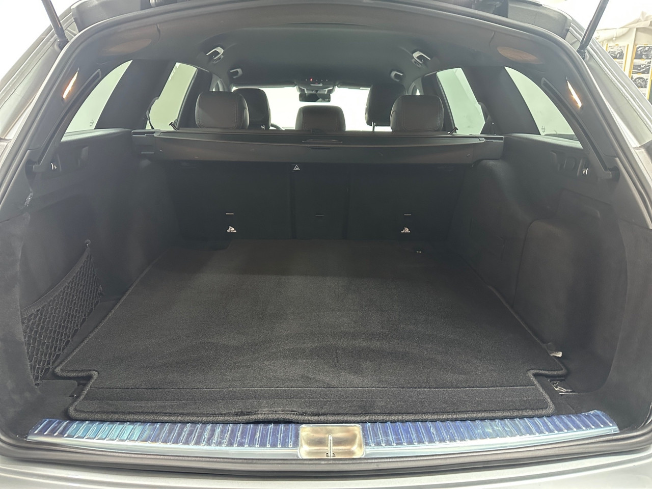 Getriebe: Automatikgetriebe 9 G-TRONIC, 9 G&auml;ngeAusstattungslinie: AMG Line ExterieurAusstattungspakete: Ausstattungspaket: Remote Services Plus,  Mercedes-AMG Exterieur,  Ablagepaket,  Businesspaket,  SpiegelpaketAssistenzsysteme: Fernlichtassistent,  Aktiver Park-Assistent inkl. PARKTRONIC: Park-Paket,  R&uuml;ckfahrkamera,  Surround-Kamerasystem,  DISTRONIC PLUS,  Berganfahrhilfe,  Spracheingabesystem,  M&uuml;digkeitserkennung,  Aktiver Lenk-Assistent,  Fahrerassistenzpaket,  COLLISION PREVENTION ASSIST,  Verkehrszeichenerkennung m. Geschwindigkeitslimit-AssistentLicht und Sicht: LED-Scheinwerfer,  Tagfahrlicht,  Automatisch abblendende Innen- und Au&szlig;enspiegel,  W&auml;rmeschutzverglasung,  Ambientebeleuchtung mehrfarbig,  LichtsensorAudio &amp; Kommunikation: MBUX,  Navigationssystem,  Radio,  Digitaler Radioempfang DAB,  zentrale Bedieneinheit: Touchpad,  Burmester Surround-Soundsystem,  USB Anschluss,  Mercedes connect me: Konnektivit&auml;ts-Paket Navigation,  Handyvorbereitung Bluetooth,  Android Auto u. Apple CarPlay,  Kabelloses Laden f&uuml;r Handys,  WLAN HotspotKomfort: Widescreen Cockpit,  Klimaautomatik,  Memoryfunktion Fahrersitz,  Lordosenst&uuml;tze Fahrer/Beifahrer,  Sitzheizung Fahrer/Beifahrer,  Armauflage Fahrer/Beifahrer,  Standheizung,  Servolenkung,  Lenks&auml;ule verstellbar,  Keyless-Go,  Start-Stopp System,  Zentralver. mit Fernbedienung,  Fensterheber elektrisch,  EASY-PACK Heckklappe,  DYNAMIC SELECT,  Getr&auml;nkehalter vornInterieur: Sitze Leder Leder Nappa AMG schwarz,  Innenfarbe schwarz,  Sportlederlenkrad: AMG Performance Lenkrad,  Bordcomputer,  Mercedes-AMG Interieur,  R&uuml;cksitze klappbar,  Dekoreinlagen: Zierelemente Holz Esche schwarz offenporig, Mittelkonsole Holz Esche schwarz offenporig,  Lenkrad-SchaltwippenExterieur: AIRMATIC DC,  Touchscreen Bedienung,  AMG Leichtmetallfelgen 20 Zoll,  Au&szlig;enspiegel elekt. anklappbar,  Dachreling,  Reifenpannenset,  AMG Performance-Abgasanlage,  Notrufsystem,  StauassistentSicherheit: i-Size Kindersitzbefestigung,  Fu&szlig;g&auml;ngerschutzsystem,  Fahrer- /Beifahrerairbag,  Seitenairbag vorn und hinten,  Knieairbag Fahrer,  Traktionskontrolle,  Elektr. Stabilit&auml;tsprogramm ESP,  Reifendruckkontrolle,  Wegfahrsperre,  Au&szlig;entemperatur Anzeige,  Antiblockiersystem ABS,  Bremsverschlei&szlig;anzeige,  Proaktives Insassenschutzsystem,  NotbremsassistentWeitere Ausstattung: K34 Streckenbasierte GeschwindigkeitsanpassungSonstige Ma&szlig;e und Gewichte: Nutzlast: 565 kg,  zul&auml;ssiges Gesamtgewicht: 2.585 kg,  Kraftstofftank: 80l,  Radstand: 2.939 mmIrrt&uuml;mer und &Auml;nderungen vorbehalten