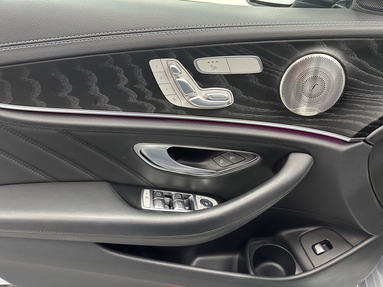 Getriebe: Automatikgetriebe 9 G-TRONIC, 9 G&auml;ngeAusstattungslinie: AMG Line ExterieurAusstattungspakete: Ausstattungspaket: Remote Services Plus,  Mercedes-AMG Exterieur,  Ablagepaket,  Businesspaket,  SpiegelpaketAssistenzsysteme: Fernlichtassistent,  Aktiver Park-Assistent inkl. PARKTRONIC: Park-Paket,  R&uuml;ckfahrkamera,  Surround-Kamerasystem,  DISTRONIC PLUS,  Berganfahrhilfe,  Spracheingabesystem,  M&uuml;digkeitserkennung,  Aktiver Lenk-Assistent,  Fahrerassistenzpaket,  COLLISION PREVENTION ASSIST,  Verkehrszeichenerkennung m. Geschwindigkeitslimit-AssistentLicht und Sicht: LED-Scheinwerfer,  Tagfahrlicht,  Automatisch abblendende Innen- und Au&szlig;enspiegel,  W&auml;rmeschutzverglasung,  Ambientebeleuchtung mehrfarbig,  LichtsensorAudio &amp; Kommunikation: MBUX,  Navigationssystem,  Radio,  Digitaler Radioempfang DAB,  zentrale Bedieneinheit: Touchpad,  Burmester Surround-Soundsystem,  USB Anschluss,  Mercedes connect me: Konnektivit&auml;ts-Paket Navigation,  Handyvorbereitung Bluetooth,  Android Auto u. Apple CarPlay,  Kabelloses Laden f&uuml;r Handys,  WLAN HotspotKomfort: Widescreen Cockpit,  Klimaautomatik,  Memoryfunktion Fahrersitz,  Lordosenst&uuml;tze Fahrer/Beifahrer,  Sitzheizung Fahrer/Beifahrer,  Armauflage Fahrer/Beifahrer,  Standheizung,  Servolenkung,  Lenks&auml;ule verstellbar,  Keyless-Go,  Start-Stopp System,  Zentralver. mit Fernbedienung,  Fensterheber elektrisch,  EASY-PACK Heckklappe,  DYNAMIC SELECT,  Getr&auml;nkehalter vornInterieur: Sitze Leder Leder Nappa AMG schwarz,  Innenfarbe schwarz,  Sportlederlenkrad: AMG Performance Lenkrad,  Bordcomputer,  Mercedes-AMG Interieur,  R&uuml;cksitze klappbar,  Dekoreinlagen: Zierelemente Holz Esche schwarz offenporig, Mittelkonsole Holz Esche schwarz offenporig,  Lenkrad-SchaltwippenExterieur: AIRMATIC DC,  Touchscreen Bedienung,  AMG Leichtmetallfelgen 20 Zoll,  Au&szlig;enspiegel elekt. anklappbar,  Dachreling,  Reifenpannenset,  AMG Performance-Abgasanlage,  Notrufsystem,  StauassistentSicherheit: i-Size Kindersitzbefestigung,  Fu&szlig;g&auml;ngerschutzsystem,  Fahrer- /Beifahrerairbag,  Seitenairbag vorn und hinten,  Knieairbag Fahrer,  Traktionskontrolle,  Elektr. Stabilit&auml;tsprogramm ESP,  Reifendruckkontrolle,  Wegfahrsperre,  Au&szlig;entemperatur Anzeige,  Antiblockiersystem ABS,  Bremsverschlei&szlig;anzeige,  Proaktives Insassenschutzsystem,  NotbremsassistentWeitere Ausstattung: K34 Streckenbasierte GeschwindigkeitsanpassungSonstige Ma&szlig;e und Gewichte: Nutzlast: 565 kg,  zul&auml;ssiges Gesamtgewicht: 2.585 kg,  Kraftstofftank: 80l,  Radstand: 2.939 mmIrrt&uuml;mer und &Auml;nderungen vorbehalten