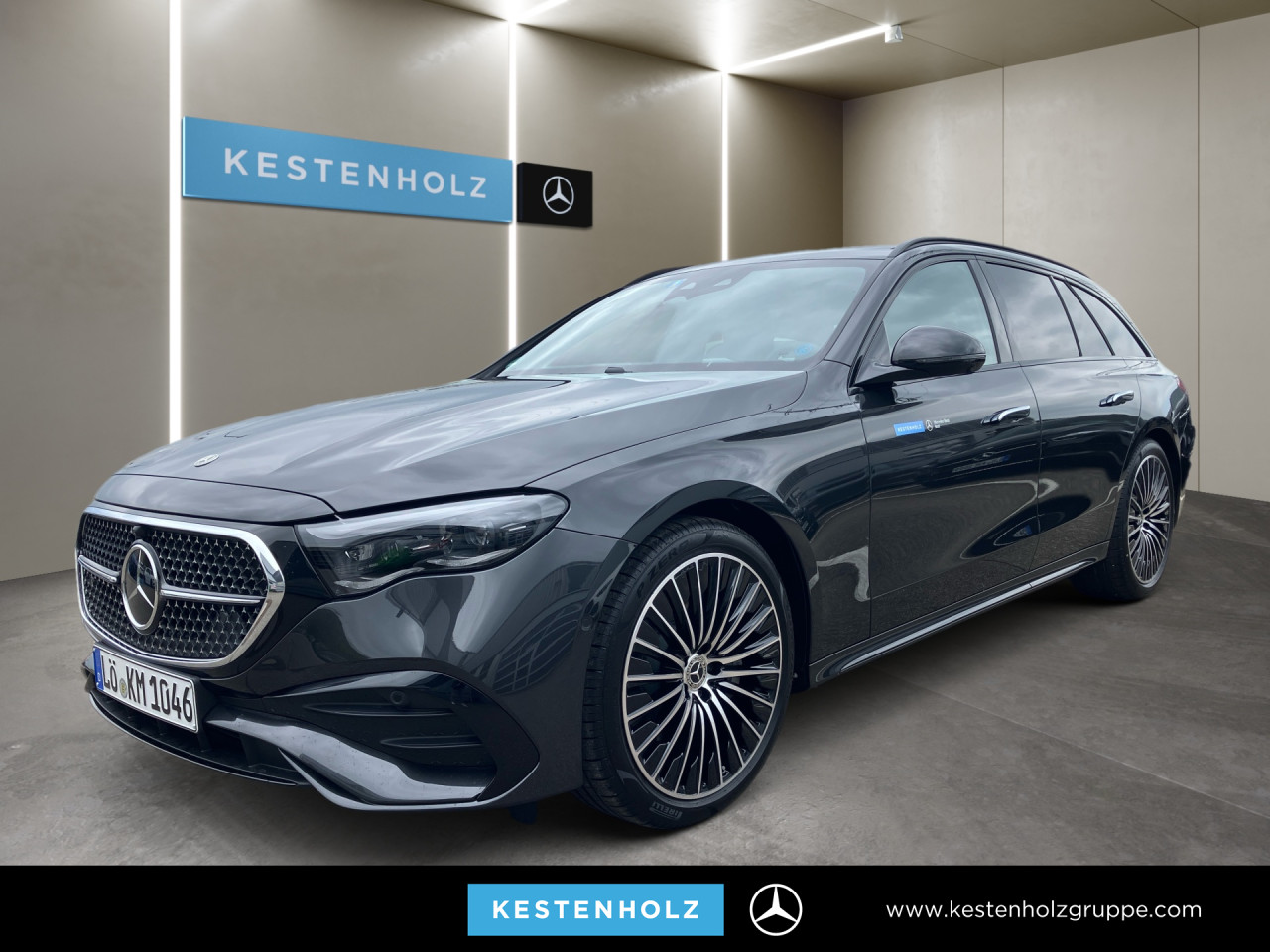 Getriebe: Automatikgetriebe 9 G-TRONIC, 9 G&auml;ngeAusstattungslinie: AMG Line Exterieur: Advanced Plus,  AMG Line InterieurAusstattungspakete: Winterpaket,  AMG Sportpaket,  Night-PaketAssistenzsysteme: Fernlichtassistent,  Aktiver Park-Assistent inkl. PARKTRONIC,  Surround-Kamerasystem: Park-Paket mit 360&deg;-Kamera,  DISTRONIC,  Berganfahrhilfe,  Spracheingabesystem,  M&uuml;digkeitserkennung,  Spurhalteassistent mit aktivem Lenk-Assistent,  Fahrerassistenzpaket Plus,  COLLISION PREVENTION ASSIST,  ATTENTION ASSIST,  Verkehrszeichenerkennung m. Geschwindigkeitslimit-Assistent,  GespannstabilisierungLicht und Sicht: Digital Light,  Tagfahrlicht,  Automatisch abblendende Innen- und Au&szlig;enspiegel,  W&auml;rmeschutzverglasung,  Ambientebeleuchtung mehrfarbig,  LichtsensorAudio &amp; Kommunikation: MBUX,  Navigationssystem,  Radio,  Multi-Funktions-Display,  Digitaler Radioempfang DAB,  Burmester Surround-Soundsystem,  USB Anschluss,  Handyvorbereitung Bluetooth,  Android Auto u. Apple CarPlay,  Kabelloses Laden f&uuml;r Handys,  WLAN HotspotKomfort: Klimaautomatik,  Panorama-Schiebedach,  Memoryfunktion Fahrersitz,  Lordosenst&uuml;tze Fahrer/Beifahrer,  Sitzheizung Fahrer/Beifahrer,  Sportsitze,  Armauflage Fahrer/Beifahrer,  Servolenkung,  Lenks&auml;ule verstellbar,  Keyless-Go,  Start-Stopp System,  Zentralver. mit Fernbedienung,  Fensterheber elektrischInterieur: Sitze Kunstleder Ledernachbildung ARTICO / Mikrofaser MICROCUT schwarz,  Innenfarbe schwarz,  Multifunktions-Sport-/Lederlenkrad,  Lenkradheizung,  Bordcomputer,  R&uuml;cksitze klappbar,  Dekoreinlagen Holz: Esche schwarz offenporig, 10H Zierelemente Holz Esche schwarz offenporig,  Lenkrad-SchaltwippenExterieur: AGILITY CONTROL Fahrwerk,  Anh&auml;ngerkupplung schwenkbar,  Touchscreen Bedienung,  AMG Leichtmetallfelgen 20 Zoll,  Au&szlig;enspiegel elekt. anklappbar,  Dachreling: schwarz,  Reifenpannenset,  Notrufsystem,  Stauassistent,  Rettungsgassen-Assistent,  FahrzeugpersonalisierungAirbags: MittelairbagSicherheit: i-Size Kindersitzbefestigung,  Fu&szlig;g&auml;ngerschutzsystem,  Fahrer- /Beifahrerairbag,  Seitenairbag vorn und hinten,  Knieairbag Fahrer,  Traktionskontrolle,  Elektr. Stabilit&auml;tsprogramm ESP,  Reifendruckkontrolle,  Wegfahrsperre,  Au&szlig;entemperatur Anzeige,  Antiblockiersystem ABS,  Bremsverschlei&szlig;anzeige,  Proaktives Insassenschutzsystem,  NotbremsassistentWeitere Ausstattung: 321 Fingerabdrucksensor,  PDB Advanced-Plus-Paket mit  Digitalen Extras,  464 Fahrerdisplay,  34U Digitales Extra: Remote Services Premium,  DB7 Edition AMG-Line,  272 Ausweichunterst&uuml;tzung,  Memory-PaketSonstige Ma&szlig;e und Gewichte: Nutzlast: 625 kg,  zul&auml;ssiges Gesamtgewicht: 2.665 kg,  Radstand: 2.961 mm24 Monate Garantie ab Erstzulassung. Fahrzeug hat Haltedauer. Liefertermin in Abstimmung mit dem Verk&auml;ufer. Irrt&uuml;mer und &Auml;nderungen vorbehalten