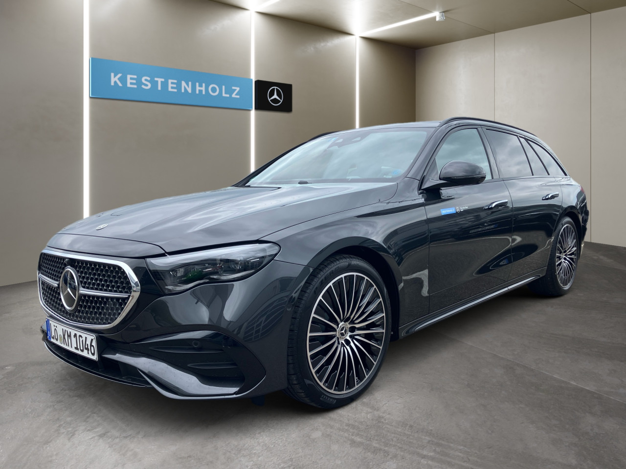 Getriebe: Automatikgetriebe 9 G-TRONIC, 9 G&auml;ngeAusstattungslinie: AMG Line Exterieur: Advanced Plus,  AMG Line InterieurAusstattungspakete: Winterpaket,  AMG Sportpaket,  Night-PaketAssistenzsysteme: Fernlichtassistent,  Aktiver Park-Assistent inkl. PARKTRONIC,  Surround-Kamerasystem: Park-Paket mit 360&deg;-Kamera,  DISTRONIC,  Berganfahrhilfe,  Spracheingabesystem,  M&uuml;digkeitserkennung,  Spurhalteassistent mit aktivem Lenk-Assistent,  Fahrerassistenzpaket Plus,  COLLISION PREVENTION ASSIST,  ATTENTION ASSIST,  Verkehrszeichenerkennung m. Geschwindigkeitslimit-Assistent,  GespannstabilisierungLicht und Sicht: Digital Light,  Tagfahrlicht,  Automatisch abblendende Innen- und Au&szlig;enspiegel,  W&auml;rmeschutzverglasung,  Ambientebeleuchtung mehrfarbig,  LichtsensorAudio &amp; Kommunikation: MBUX,  Navigationssystem,  Radio,  Multi-Funktions-Display,  Digitaler Radioempfang DAB,  Burmester Surround-Soundsystem,  USB Anschluss,  Handyvorbereitung Bluetooth,  Android Auto u. Apple CarPlay,  Kabelloses Laden f&uuml;r Handys,  WLAN HotspotKomfort: Klimaautomatik,  Panorama-Schiebedach,  Memoryfunktion Fahrersitz,  Lordosenst&uuml;tze Fahrer/Beifahrer,  Sitzheizung Fahrer/Beifahrer,  Sportsitze,  Armauflage Fahrer/Beifahrer,  Servolenkung,  Lenks&auml;ule verstellbar,  Keyless-Go,  Start-Stopp System,  Zentralver. mit Fernbedienung,  Fensterheber elektrischInterieur: Sitze Kunstleder Ledernachbildung ARTICO / Mikrofaser MICROCUT schwarz,  Innenfarbe schwarz,  Multifunktions-Sport-/Lederlenkrad,  Lenkradheizung,  Bordcomputer,  R&uuml;cksitze klappbar,  Dekoreinlagen Holz: Esche schwarz offenporig, 10H Zierelemente Holz Esche schwarz offenporig,  Lenkrad-SchaltwippenExterieur: AGILITY CONTROL Fahrwerk,  Anh&auml;ngerkupplung schwenkbar,  Touchscreen Bedienung,  AMG Leichtmetallfelgen 20 Zoll,  Au&szlig;enspiegel elekt. anklappbar,  Dachreling: schwarz,  Reifenpannenset,  Notrufsystem,  Stauassistent,  Rettungsgassen-Assistent,  FahrzeugpersonalisierungAirbags: MittelairbagSicherheit: i-Size Kindersitzbefestigung,  Fu&szlig;g&auml;ngerschutzsystem,  Fahrer- /Beifahrerairbag,  Seitenairbag vorn und hinten,  Knieairbag Fahrer,  Traktionskontrolle,  Elektr. Stabilit&auml;tsprogramm ESP,  Reifendruckkontrolle,  Wegfahrsperre,  Au&szlig;entemperatur Anzeige,  Antiblockiersystem ABS,  Bremsverschlei&szlig;anzeige,  Proaktives Insassenschutzsystem,  NotbremsassistentWeitere Ausstattung: 321 Fingerabdrucksensor,  PDB Advanced-Plus-Paket mit  Digitalen Extras,  464 Fahrerdisplay,  34U Digitales Extra: Remote Services Premium,  DB7 Edition AMG-Line,  272 Ausweichunterst&uuml;tzung,  Memory-PaketSonstige Ma&szlig;e und Gewichte: Nutzlast: 625 kg,  zul&auml;ssiges Gesamtgewicht: 2.665 kg,  Radstand: 2.961 mm24 Monate Garantie ab Erstzulassung. Fahrzeug hat Haltedauer. Liefertermin in Abstimmung mit dem Verk&auml;ufer. Irrt&uuml;mer und &Auml;nderungen vorbehalten