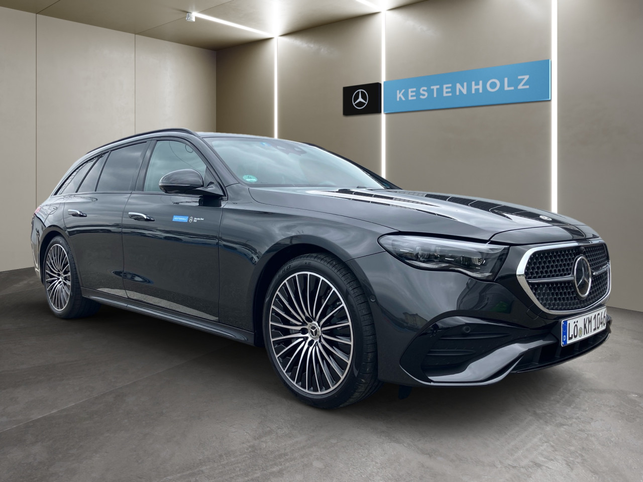 Getriebe: Automatikgetriebe 9 G-TRONIC, 9 G&auml;ngeAusstattungslinie: AMG Line Exterieur: Advanced Plus,  AMG Line InterieurAusstattungspakete: Winterpaket,  AMG Sportpaket,  Night-PaketAssistenzsysteme: Fernlichtassistent,  Aktiver Park-Assistent inkl. PARKTRONIC,  Surround-Kamerasystem: Park-Paket mit 360&deg;-Kamera,  DISTRONIC,  Berganfahrhilfe,  Spracheingabesystem,  M&uuml;digkeitserkennung,  Spurhalteassistent mit aktivem Lenk-Assistent,  Fahrerassistenzpaket Plus,  COLLISION PREVENTION ASSIST,  ATTENTION ASSIST,  Verkehrszeichenerkennung m. Geschwindigkeitslimit-Assistent,  GespannstabilisierungLicht und Sicht: Digital Light,  Tagfahrlicht,  Automatisch abblendende Innen- und Au&szlig;enspiegel,  W&auml;rmeschutzverglasung,  Ambientebeleuchtung mehrfarbig,  LichtsensorAudio &amp; Kommunikation: MBUX,  Navigationssystem,  Radio,  Multi-Funktions-Display,  Digitaler Radioempfang DAB,  Burmester Surround-Soundsystem,  USB Anschluss,  Handyvorbereitung Bluetooth,  Android Auto u. Apple CarPlay,  Kabelloses Laden f&uuml;r Handys,  WLAN HotspotKomfort: Klimaautomatik,  Panorama-Schiebedach,  Memoryfunktion Fahrersitz,  Lordosenst&uuml;tze Fahrer/Beifahrer,  Sitzheizung Fahrer/Beifahrer,  Sportsitze,  Armauflage Fahrer/Beifahrer,  Servolenkung,  Lenks&auml;ule verstellbar,  Keyless-Go,  Start-Stopp System,  Zentralver. mit Fernbedienung,  Fensterheber elektrischInterieur: Sitze Kunstleder Ledernachbildung ARTICO / Mikrofaser MICROCUT schwarz,  Innenfarbe schwarz,  Multifunktions-Sport-/Lederlenkrad,  Lenkradheizung,  Bordcomputer,  R&uuml;cksitze klappbar,  Dekoreinlagen Holz: Esche schwarz offenporig, 10H Zierelemente Holz Esche schwarz offenporig,  Lenkrad-SchaltwippenExterieur: AGILITY CONTROL Fahrwerk,  Anh&auml;ngerkupplung schwenkbar,  Touchscreen Bedienung,  AMG Leichtmetallfelgen 20 Zoll,  Au&szlig;enspiegel elekt. anklappbar,  Dachreling: schwarz,  Reifenpannenset,  Notrufsystem,  Stauassistent,  Rettungsgassen-Assistent,  FahrzeugpersonalisierungAirbags: MittelairbagSicherheit: i-Size Kindersitzbefestigung,  Fu&szlig;g&auml;ngerschutzsystem,  Fahrer- /Beifahrerairbag,  Seitenairbag vorn und hinten,  Knieairbag Fahrer,  Traktionskontrolle,  Elektr. Stabilit&auml;tsprogramm ESP,  Reifendruckkontrolle,  Wegfahrsperre,  Au&szlig;entemperatur Anzeige,  Antiblockiersystem ABS,  Bremsverschlei&szlig;anzeige,  Proaktives Insassenschutzsystem,  NotbremsassistentWeitere Ausstattung: 321 Fingerabdrucksensor,  PDB Advanced-Plus-Paket mit  Digitalen Extras,  464 Fahrerdisplay,  34U Digitales Extra: Remote Services Premium,  DB7 Edition AMG-Line,  272 Ausweichunterst&uuml;tzung,  Memory-PaketSonstige Ma&szlig;e und Gewichte: Nutzlast: 625 kg,  zul&auml;ssiges Gesamtgewicht: 2.665 kg,  Radstand: 2.961 mm24 Monate Garantie ab Erstzulassung. Fahrzeug hat Haltedauer. Liefertermin in Abstimmung mit dem Verk&auml;ufer. Irrt&uuml;mer und &Auml;nderungen vorbehalten