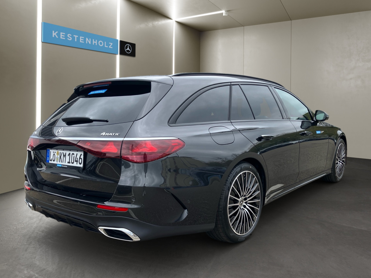 Getriebe: Automatikgetriebe 9 G-TRONIC, 9 G&auml;ngeAusstattungslinie: AMG Line Exterieur: Advanced Plus,  AMG Line InterieurAusstattungspakete: Winterpaket,  AMG Sportpaket,  Night-PaketAssistenzsysteme: Fernlichtassistent,  Aktiver Park-Assistent inkl. PARKTRONIC,  Surround-Kamerasystem: Park-Paket mit 360&deg;-Kamera,  DISTRONIC,  Berganfahrhilfe,  Spracheingabesystem,  M&uuml;digkeitserkennung,  Spurhalteassistent mit aktivem Lenk-Assistent,  Fahrerassistenzpaket Plus,  COLLISION PREVENTION ASSIST,  ATTENTION ASSIST,  Verkehrszeichenerkennung m. Geschwindigkeitslimit-Assistent,  GespannstabilisierungLicht und Sicht: Digital Light,  Tagfahrlicht,  Automatisch abblendende Innen- und Au&szlig;enspiegel,  W&auml;rmeschutzverglasung,  Ambientebeleuchtung mehrfarbig,  LichtsensorAudio &amp; Kommunikation: MBUX,  Navigationssystem,  Radio,  Multi-Funktions-Display,  Digitaler Radioempfang DAB,  Burmester Surround-Soundsystem,  USB Anschluss,  Handyvorbereitung Bluetooth,  Android Auto u. Apple CarPlay,  Kabelloses Laden f&uuml;r Handys,  WLAN HotspotKomfort: Klimaautomatik,  Panorama-Schiebedach,  Memoryfunktion Fahrersitz,  Lordosenst&uuml;tze Fahrer/Beifahrer,  Sitzheizung Fahrer/Beifahrer,  Sportsitze,  Armauflage Fahrer/Beifahrer,  Servolenkung,  Lenks&auml;ule verstellbar,  Keyless-Go,  Start-Stopp System,  Zentralver. mit Fernbedienung,  Fensterheber elektrischInterieur: Sitze Kunstleder Ledernachbildung ARTICO / Mikrofaser MICROCUT schwarz,  Innenfarbe schwarz,  Multifunktions-Sport-/Lederlenkrad,  Lenkradheizung,  Bordcomputer,  R&uuml;cksitze klappbar,  Dekoreinlagen Holz: Esche schwarz offenporig, 10H Zierelemente Holz Esche schwarz offenporig,  Lenkrad-SchaltwippenExterieur: AGILITY CONTROL Fahrwerk,  Anh&auml;ngerkupplung schwenkbar,  Touchscreen Bedienung,  AMG Leichtmetallfelgen 20 Zoll,  Au&szlig;enspiegel elekt. anklappbar,  Dachreling: schwarz,  Reifenpannenset,  Notrufsystem,  Stauassistent,  Rettungsgassen-Assistent,  FahrzeugpersonalisierungAirbags: MittelairbagSicherheit: i-Size Kindersitzbefestigung,  Fu&szlig;g&auml;ngerschutzsystem,  Fahrer- /Beifahrerairbag,  Seitenairbag vorn und hinten,  Knieairbag Fahrer,  Traktionskontrolle,  Elektr. Stabilit&auml;tsprogramm ESP,  Reifendruckkontrolle,  Wegfahrsperre,  Au&szlig;entemperatur Anzeige,  Antiblockiersystem ABS,  Bremsverschlei&szlig;anzeige,  Proaktives Insassenschutzsystem,  NotbremsassistentWeitere Ausstattung: 321 Fingerabdrucksensor,  PDB Advanced-Plus-Paket mit  Digitalen Extras,  464 Fahrerdisplay,  34U Digitales Extra: Remote Services Premium,  DB7 Edition AMG-Line,  272 Ausweichunterst&uuml;tzung,  Memory-PaketSonstige Ma&szlig;e und Gewichte: Nutzlast: 625 kg,  zul&auml;ssiges Gesamtgewicht: 2.665 kg,  Radstand: 2.961 mm24 Monate Garantie ab Erstzulassung. Fahrzeug hat Haltedauer. Liefertermin in Abstimmung mit dem Verk&auml;ufer. Irrt&uuml;mer und &Auml;nderungen vorbehalten