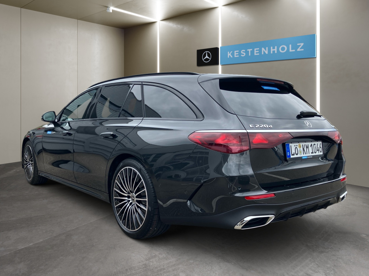 Getriebe: Automatikgetriebe 9 G-TRONIC, 9 G&auml;ngeAusstattungslinie: AMG Line Exterieur: Advanced Plus,  AMG Line InterieurAusstattungspakete: Winterpaket,  AMG Sportpaket,  Night-PaketAssistenzsysteme: Fernlichtassistent,  Aktiver Park-Assistent inkl. PARKTRONIC,  Surround-Kamerasystem: Park-Paket mit 360&deg;-Kamera,  DISTRONIC,  Berganfahrhilfe,  Spracheingabesystem,  M&uuml;digkeitserkennung,  Spurhalteassistent mit aktivem Lenk-Assistent,  Fahrerassistenzpaket Plus,  COLLISION PREVENTION ASSIST,  ATTENTION ASSIST,  Verkehrszeichenerkennung m. Geschwindigkeitslimit-Assistent,  GespannstabilisierungLicht und Sicht: Digital Light,  Tagfahrlicht,  Automatisch abblendende Innen- und Au&szlig;enspiegel,  W&auml;rmeschutzverglasung,  Ambientebeleuchtung mehrfarbig,  LichtsensorAudio &amp; Kommunikation: MBUX,  Navigationssystem,  Radio,  Multi-Funktions-Display,  Digitaler Radioempfang DAB,  Burmester Surround-Soundsystem,  USB Anschluss,  Handyvorbereitung Bluetooth,  Android Auto u. Apple CarPlay,  Kabelloses Laden f&uuml;r Handys,  WLAN HotspotKomfort: Klimaautomatik,  Panorama-Schiebedach,  Memoryfunktion Fahrersitz,  Lordosenst&uuml;tze Fahrer/Beifahrer,  Sitzheizung Fahrer/Beifahrer,  Sportsitze,  Armauflage Fahrer/Beifahrer,  Servolenkung,  Lenks&auml;ule verstellbar,  Keyless-Go,  Start-Stopp System,  Zentralver. mit Fernbedienung,  Fensterheber elektrischInterieur: Sitze Kunstleder Ledernachbildung ARTICO / Mikrofaser MICROCUT schwarz,  Innenfarbe schwarz,  Multifunktions-Sport-/Lederlenkrad,  Lenkradheizung,  Bordcomputer,  R&uuml;cksitze klappbar,  Dekoreinlagen Holz: Esche schwarz offenporig, 10H Zierelemente Holz Esche schwarz offenporig,  Lenkrad-SchaltwippenExterieur: AGILITY CONTROL Fahrwerk,  Anh&auml;ngerkupplung schwenkbar,  Touchscreen Bedienung,  AMG Leichtmetallfelgen 20 Zoll,  Au&szlig;enspiegel elekt. anklappbar,  Dachreling: schwarz,  Reifenpannenset,  Notrufsystem,  Stauassistent,  Rettungsgassen-Assistent,  FahrzeugpersonalisierungAirbags: MittelairbagSicherheit: i-Size Kindersitzbefestigung,  Fu&szlig;g&auml;ngerschutzsystem,  Fahrer- /Beifahrerairbag,  Seitenairbag vorn und hinten,  Knieairbag Fahrer,  Traktionskontrolle,  Elektr. Stabilit&auml;tsprogramm ESP,  Reifendruckkontrolle,  Wegfahrsperre,  Au&szlig;entemperatur Anzeige,  Antiblockiersystem ABS,  Bremsverschlei&szlig;anzeige,  Proaktives Insassenschutzsystem,  NotbremsassistentWeitere Ausstattung: 321 Fingerabdrucksensor,  PDB Advanced-Plus-Paket mit  Digitalen Extras,  464 Fahrerdisplay,  34U Digitales Extra: Remote Services Premium,  DB7 Edition AMG-Line,  272 Ausweichunterst&uuml;tzung,  Memory-PaketSonstige Ma&szlig;e und Gewichte: Nutzlast: 625 kg,  zul&auml;ssiges Gesamtgewicht: 2.665 kg,  Radstand: 2.961 mm24 Monate Garantie ab Erstzulassung. Fahrzeug hat Haltedauer. Liefertermin in Abstimmung mit dem Verk&auml;ufer. Irrt&uuml;mer und &Auml;nderungen vorbehalten