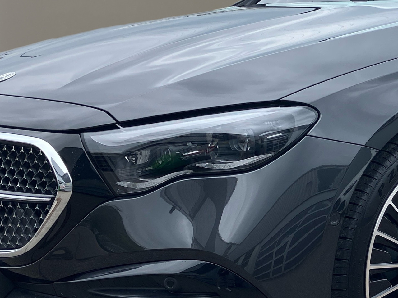 Getriebe: Automatikgetriebe 9 G-TRONIC, 9 G&auml;ngeAusstattungslinie: AMG Line Exterieur: Advanced Plus,  AMG Line InterieurAusstattungspakete: Winterpaket,  AMG Sportpaket,  Night-PaketAssistenzsysteme: Fernlichtassistent,  Aktiver Park-Assistent inkl. PARKTRONIC,  Surround-Kamerasystem: Park-Paket mit 360&deg;-Kamera,  DISTRONIC,  Berganfahrhilfe,  Spracheingabesystem,  M&uuml;digkeitserkennung,  Spurhalteassistent mit aktivem Lenk-Assistent,  Fahrerassistenzpaket Plus,  COLLISION PREVENTION ASSIST,  ATTENTION ASSIST,  Verkehrszeichenerkennung m. Geschwindigkeitslimit-Assistent,  GespannstabilisierungLicht und Sicht: Digital Light,  Tagfahrlicht,  Automatisch abblendende Innen- und Au&szlig;enspiegel,  W&auml;rmeschutzverglasung,  Ambientebeleuchtung mehrfarbig,  LichtsensorAudio &amp; Kommunikation: MBUX,  Navigationssystem,  Radio,  Multi-Funktions-Display,  Digitaler Radioempfang DAB,  Burmester Surround-Soundsystem,  USB Anschluss,  Handyvorbereitung Bluetooth,  Android Auto u. Apple CarPlay,  Kabelloses Laden f&uuml;r Handys,  WLAN HotspotKomfort: Klimaautomatik,  Panorama-Schiebedach,  Memoryfunktion Fahrersitz,  Lordosenst&uuml;tze Fahrer/Beifahrer,  Sitzheizung Fahrer/Beifahrer,  Sportsitze,  Armauflage Fahrer/Beifahrer,  Servolenkung,  Lenks&auml;ule verstellbar,  Keyless-Go,  Start-Stopp System,  Zentralver. mit Fernbedienung,  Fensterheber elektrischInterieur: Sitze Kunstleder Ledernachbildung ARTICO / Mikrofaser MICROCUT schwarz,  Innenfarbe schwarz,  Multifunktions-Sport-/Lederlenkrad,  Lenkradheizung,  Bordcomputer,  R&uuml;cksitze klappbar,  Dekoreinlagen Holz: Esche schwarz offenporig, 10H Zierelemente Holz Esche schwarz offenporig,  Lenkrad-SchaltwippenExterieur: AGILITY CONTROL Fahrwerk,  Anh&auml;ngerkupplung schwenkbar,  Touchscreen Bedienung,  AMG Leichtmetallfelgen 20 Zoll,  Au&szlig;enspiegel elekt. anklappbar,  Dachreling: schwarz,  Reifenpannenset,  Notrufsystem,  Stauassistent,  Rettungsgassen-Assistent,  FahrzeugpersonalisierungAirbags: MittelairbagSicherheit: i-Size Kindersitzbefestigung,  Fu&szlig;g&auml;ngerschutzsystem,  Fahrer- /Beifahrerairbag,  Seitenairbag vorn und hinten,  Knieairbag Fahrer,  Traktionskontrolle,  Elektr. Stabilit&auml;tsprogramm ESP,  Reifendruckkontrolle,  Wegfahrsperre,  Au&szlig;entemperatur Anzeige,  Antiblockiersystem ABS,  Bremsverschlei&szlig;anzeige,  Proaktives Insassenschutzsystem,  NotbremsassistentWeitere Ausstattung: 321 Fingerabdrucksensor,  PDB Advanced-Plus-Paket mit  Digitalen Extras,  464 Fahrerdisplay,  34U Digitales Extra: Remote Services Premium,  DB7 Edition AMG-Line,  272 Ausweichunterst&uuml;tzung,  Memory-PaketSonstige Ma&szlig;e und Gewichte: Nutzlast: 625 kg,  zul&auml;ssiges Gesamtgewicht: 2.665 kg,  Radstand: 2.961 mm24 Monate Garantie ab Erstzulassung. Fahrzeug hat Haltedauer. Liefertermin in Abstimmung mit dem Verk&auml;ufer. Irrt&uuml;mer und &Auml;nderungen vorbehalten