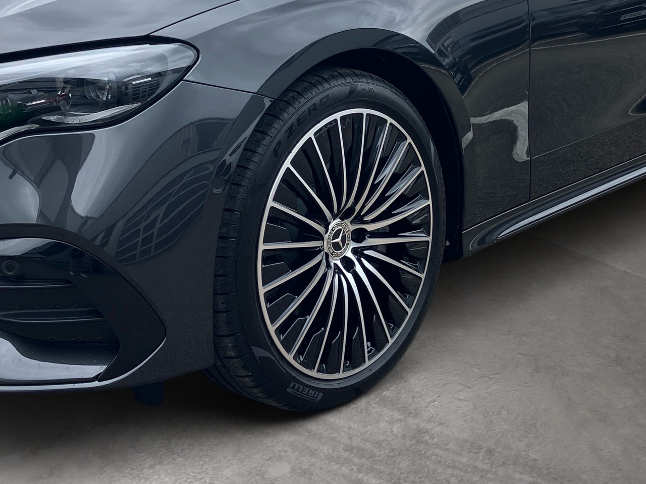 Getriebe: Automatikgetriebe 9 G-TRONIC, 9 G&auml;ngeAusstattungslinie: AMG Line Exterieur: Advanced Plus,  AMG Line InterieurAusstattungspakete: Winterpaket,  AMG Sportpaket,  Night-PaketAssistenzsysteme: Fernlichtassistent,  Aktiver Park-Assistent inkl. PARKTRONIC,  Surround-Kamerasystem: Park-Paket mit 360&deg;-Kamera,  DISTRONIC,  Berganfahrhilfe,  Spracheingabesystem,  M&uuml;digkeitserkennung,  Spurhalteassistent mit aktivem Lenk-Assistent,  Fahrerassistenzpaket Plus,  COLLISION PREVENTION ASSIST,  ATTENTION ASSIST,  Verkehrszeichenerkennung m. Geschwindigkeitslimit-Assistent,  GespannstabilisierungLicht und Sicht: Digital Light,  Tagfahrlicht,  Automatisch abblendende Innen- und Au&szlig;enspiegel,  W&auml;rmeschutzverglasung,  Ambientebeleuchtung mehrfarbig,  LichtsensorAudio &amp; Kommunikation: MBUX,  Navigationssystem,  Radio,  Multi-Funktions-Display,  Digitaler Radioempfang DAB,  Burmester Surround-Soundsystem,  USB Anschluss,  Handyvorbereitung Bluetooth,  Android Auto u. Apple CarPlay,  Kabelloses Laden f&uuml;r Handys,  WLAN HotspotKomfort: Klimaautomatik,  Panorama-Schiebedach,  Memoryfunktion Fahrersitz,  Lordosenst&uuml;tze Fahrer/Beifahrer,  Sitzheizung Fahrer/Beifahrer,  Sportsitze,  Armauflage Fahrer/Beifahrer,  Servolenkung,  Lenks&auml;ule verstellbar,  Keyless-Go,  Start-Stopp System,  Zentralver. mit Fernbedienung,  Fensterheber elektrischInterieur: Sitze Kunstleder Ledernachbildung ARTICO / Mikrofaser MICROCUT schwarz,  Innenfarbe schwarz,  Multifunktions-Sport-/Lederlenkrad,  Lenkradheizung,  Bordcomputer,  R&uuml;cksitze klappbar,  Dekoreinlagen Holz: Esche schwarz offenporig, 10H Zierelemente Holz Esche schwarz offenporig,  Lenkrad-SchaltwippenExterieur: AGILITY CONTROL Fahrwerk,  Anh&auml;ngerkupplung schwenkbar,  Touchscreen Bedienung,  AMG Leichtmetallfelgen 20 Zoll,  Au&szlig;enspiegel elekt. anklappbar,  Dachreling: schwarz,  Reifenpannenset,  Notrufsystem,  Stauassistent,  Rettungsgassen-Assistent,  FahrzeugpersonalisierungAirbags: MittelairbagSicherheit: i-Size Kindersitzbefestigung,  Fu&szlig;g&auml;ngerschutzsystem,  Fahrer- /Beifahrerairbag,  Seitenairbag vorn und hinten,  Knieairbag Fahrer,  Traktionskontrolle,  Elektr. Stabilit&auml;tsprogramm ESP,  Reifendruckkontrolle,  Wegfahrsperre,  Au&szlig;entemperatur Anzeige,  Antiblockiersystem ABS,  Bremsverschlei&szlig;anzeige,  Proaktives Insassenschutzsystem,  NotbremsassistentWeitere Ausstattung: 321 Fingerabdrucksensor,  PDB Advanced-Plus-Paket mit  Digitalen Extras,  464 Fahrerdisplay,  34U Digitales Extra: Remote Services Premium,  DB7 Edition AMG-Line,  272 Ausweichunterst&uuml;tzung,  Memory-PaketSonstige Ma&szlig;e und Gewichte: Nutzlast: 625 kg,  zul&auml;ssiges Gesamtgewicht: 2.665 kg,  Radstand: 2.961 mm24 Monate Garantie ab Erstzulassung. Fahrzeug hat Haltedauer. Liefertermin in Abstimmung mit dem Verk&auml;ufer. Irrt&uuml;mer und &Auml;nderungen vorbehalten