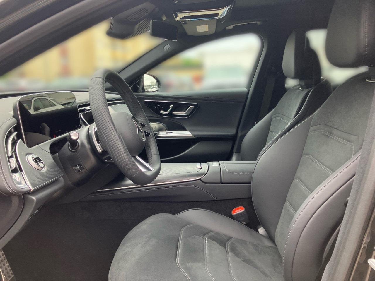 Getriebe: Automatikgetriebe 9 G-TRONIC, 9 G&auml;ngeAusstattungslinie: AMG Line Exterieur: Advanced Plus,  AMG Line InterieurAusstattungspakete: Winterpaket,  AMG Sportpaket,  Night-PaketAssistenzsysteme: Fernlichtassistent,  Aktiver Park-Assistent inkl. PARKTRONIC,  Surround-Kamerasystem: Park-Paket mit 360&deg;-Kamera,  DISTRONIC,  Berganfahrhilfe,  Spracheingabesystem,  M&uuml;digkeitserkennung,  Spurhalteassistent mit aktivem Lenk-Assistent,  Fahrerassistenzpaket Plus,  COLLISION PREVENTION ASSIST,  ATTENTION ASSIST,  Verkehrszeichenerkennung m. Geschwindigkeitslimit-Assistent,  GespannstabilisierungLicht und Sicht: Digital Light,  Tagfahrlicht,  Automatisch abblendende Innen- und Au&szlig;enspiegel,  W&auml;rmeschutzverglasung,  Ambientebeleuchtung mehrfarbig,  LichtsensorAudio &amp; Kommunikation: MBUX,  Navigationssystem,  Radio,  Multi-Funktions-Display,  Digitaler Radioempfang DAB,  Burmester Surround-Soundsystem,  USB Anschluss,  Handyvorbereitung Bluetooth,  Android Auto u. Apple CarPlay,  Kabelloses Laden f&uuml;r Handys,  WLAN HotspotKomfort: Klimaautomatik,  Panorama-Schiebedach,  Memoryfunktion Fahrersitz,  Lordosenst&uuml;tze Fahrer/Beifahrer,  Sitzheizung Fahrer/Beifahrer,  Sportsitze,  Armauflage Fahrer/Beifahrer,  Servolenkung,  Lenks&auml;ule verstellbar,  Keyless-Go,  Start-Stopp System,  Zentralver. mit Fernbedienung,  Fensterheber elektrischInterieur: Sitze Kunstleder Ledernachbildung ARTICO / Mikrofaser MICROCUT schwarz,  Innenfarbe schwarz,  Multifunktions-Sport-/Lederlenkrad,  Lenkradheizung,  Bordcomputer,  R&uuml;cksitze klappbar,  Dekoreinlagen Holz: Esche schwarz offenporig, 10H Zierelemente Holz Esche schwarz offenporig,  Lenkrad-SchaltwippenExterieur: AGILITY CONTROL Fahrwerk,  Anh&auml;ngerkupplung schwenkbar,  Touchscreen Bedienung,  AMG Leichtmetallfelgen 20 Zoll,  Au&szlig;enspiegel elekt. anklappbar,  Dachreling: schwarz,  Reifenpannenset,  Notrufsystem,  Stauassistent,  Rettungsgassen-Assistent,  FahrzeugpersonalisierungAirbags: MittelairbagSicherheit: i-Size Kindersitzbefestigung,  Fu&szlig;g&auml;ngerschutzsystem,  Fahrer- /Beifahrerairbag,  Seitenairbag vorn und hinten,  Knieairbag Fahrer,  Traktionskontrolle,  Elektr. Stabilit&auml;tsprogramm ESP,  Reifendruckkontrolle,  Wegfahrsperre,  Au&szlig;entemperatur Anzeige,  Antiblockiersystem ABS,  Bremsverschlei&szlig;anzeige,  Proaktives Insassenschutzsystem,  NotbremsassistentWeitere Ausstattung: 321 Fingerabdrucksensor,  PDB Advanced-Plus-Paket mit  Digitalen Extras,  464 Fahrerdisplay,  34U Digitales Extra: Remote Services Premium,  DB7 Edition AMG-Line,  272 Ausweichunterst&uuml;tzung,  Memory-PaketSonstige Ma&szlig;e und Gewichte: Nutzlast: 625 kg,  zul&auml;ssiges Gesamtgewicht: 2.665 kg,  Radstand: 2.961 mm24 Monate Garantie ab Erstzulassung. Fahrzeug hat Haltedauer. Liefertermin in Abstimmung mit dem Verk&auml;ufer. Irrt&uuml;mer und &Auml;nderungen vorbehalten