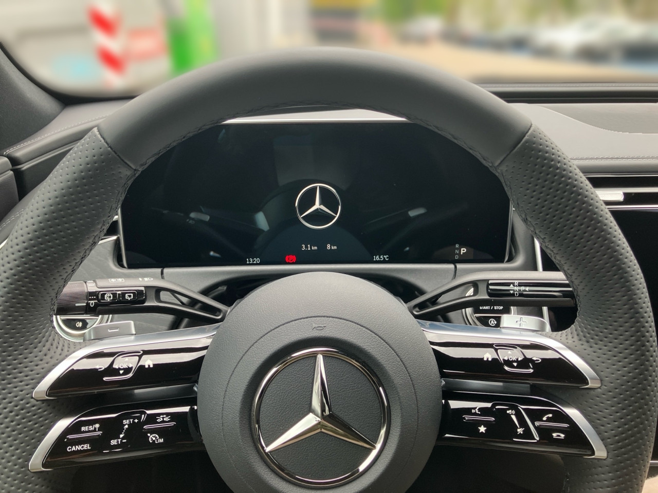 Getriebe: Automatikgetriebe 9 G-TRONIC, 9 G&auml;ngeAusstattungslinie: AMG Line Exterieur: Advanced Plus,  AMG Line InterieurAusstattungspakete: Winterpaket,  AMG Sportpaket,  Night-PaketAssistenzsysteme: Fernlichtassistent,  Aktiver Park-Assistent inkl. PARKTRONIC,  Surround-Kamerasystem: Park-Paket mit 360&deg;-Kamera,  DISTRONIC,  Berganfahrhilfe,  Spracheingabesystem,  M&uuml;digkeitserkennung,  Spurhalteassistent mit aktivem Lenk-Assistent,  Fahrerassistenzpaket Plus,  COLLISION PREVENTION ASSIST,  ATTENTION ASSIST,  Verkehrszeichenerkennung m. Geschwindigkeitslimit-Assistent,  GespannstabilisierungLicht und Sicht: Digital Light,  Tagfahrlicht,  Automatisch abblendende Innen- und Au&szlig;enspiegel,  W&auml;rmeschutzverglasung,  Ambientebeleuchtung mehrfarbig,  LichtsensorAudio &amp; Kommunikation: MBUX,  Navigationssystem,  Radio,  Multi-Funktions-Display,  Digitaler Radioempfang DAB,  Burmester Surround-Soundsystem,  USB Anschluss,  Handyvorbereitung Bluetooth,  Android Auto u. Apple CarPlay,  Kabelloses Laden f&uuml;r Handys,  WLAN HotspotKomfort: Klimaautomatik,  Panorama-Schiebedach,  Memoryfunktion Fahrersitz,  Lordosenst&uuml;tze Fahrer/Beifahrer,  Sitzheizung Fahrer/Beifahrer,  Sportsitze,  Armauflage Fahrer/Beifahrer,  Servolenkung,  Lenks&auml;ule verstellbar,  Keyless-Go,  Start-Stopp System,  Zentralver. mit Fernbedienung,  Fensterheber elektrischInterieur: Sitze Kunstleder Ledernachbildung ARTICO / Mikrofaser MICROCUT schwarz,  Innenfarbe schwarz,  Multifunktions-Sport-/Lederlenkrad,  Lenkradheizung,  Bordcomputer,  R&uuml;cksitze klappbar,  Dekoreinlagen Holz: Esche schwarz offenporig, 10H Zierelemente Holz Esche schwarz offenporig,  Lenkrad-SchaltwippenExterieur: AGILITY CONTROL Fahrwerk,  Anh&auml;ngerkupplung schwenkbar,  Touchscreen Bedienung,  AMG Leichtmetallfelgen 20 Zoll,  Au&szlig;enspiegel elekt. anklappbar,  Dachreling: schwarz,  Reifenpannenset,  Notrufsystem,  Stauassistent,  Rettungsgassen-Assistent,  FahrzeugpersonalisierungAirbags: MittelairbagSicherheit: i-Size Kindersitzbefestigung,  Fu&szlig;g&auml;ngerschutzsystem,  Fahrer- /Beifahrerairbag,  Seitenairbag vorn und hinten,  Knieairbag Fahrer,  Traktionskontrolle,  Elektr. Stabilit&auml;tsprogramm ESP,  Reifendruckkontrolle,  Wegfahrsperre,  Au&szlig;entemperatur Anzeige,  Antiblockiersystem ABS,  Bremsverschlei&szlig;anzeige,  Proaktives Insassenschutzsystem,  NotbremsassistentWeitere Ausstattung: 321 Fingerabdrucksensor,  PDB Advanced-Plus-Paket mit  Digitalen Extras,  464 Fahrerdisplay,  34U Digitales Extra: Remote Services Premium,  DB7 Edition AMG-Line,  272 Ausweichunterst&uuml;tzung,  Memory-PaketSonstige Ma&szlig;e und Gewichte: Nutzlast: 625 kg,  zul&auml;ssiges Gesamtgewicht: 2.665 kg,  Radstand: 2.961 mm24 Monate Garantie ab Erstzulassung. Fahrzeug hat Haltedauer. Liefertermin in Abstimmung mit dem Verk&auml;ufer. Irrt&uuml;mer und &Auml;nderungen vorbehalten