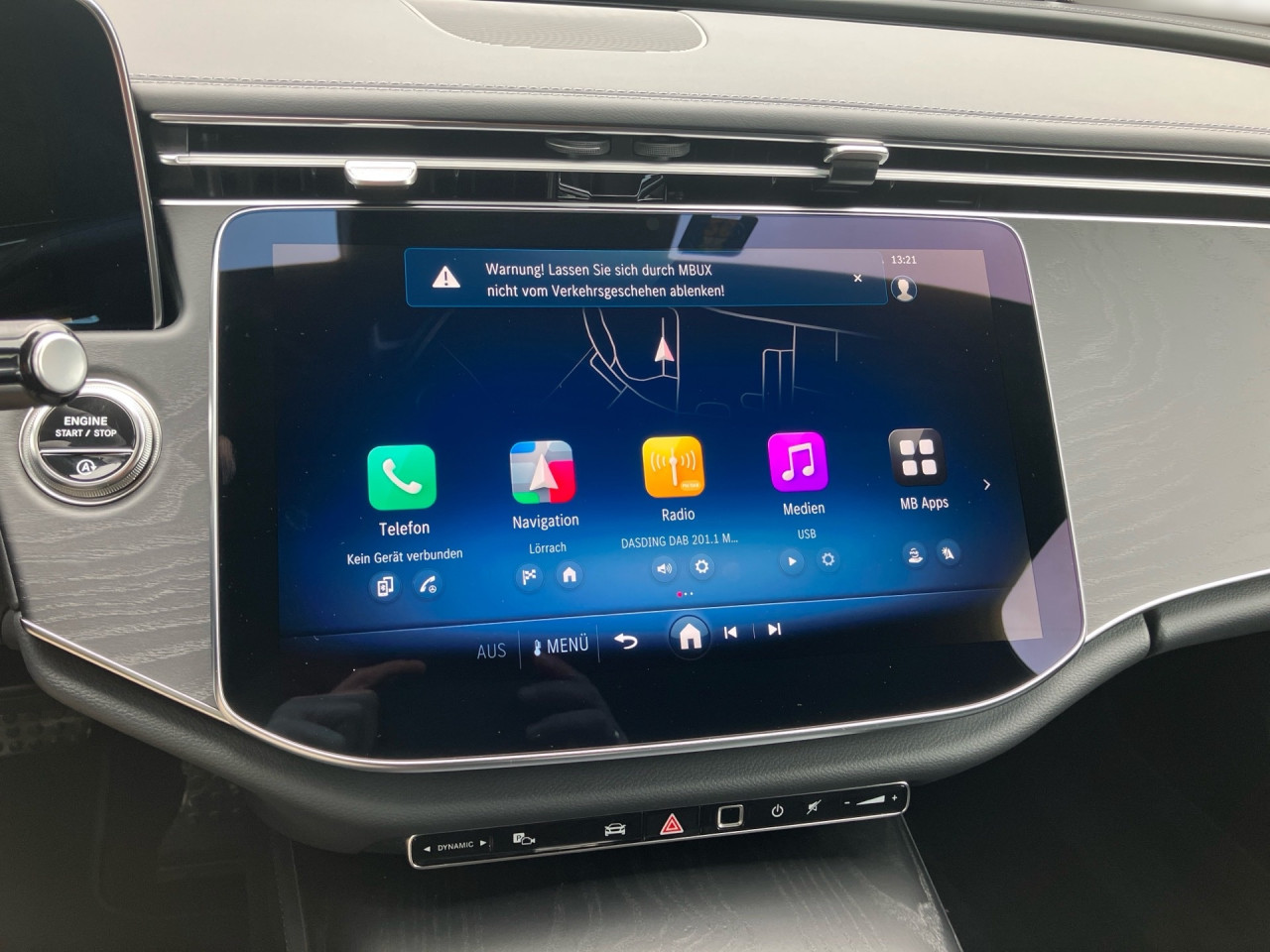 Getriebe: Automatikgetriebe 9 G-TRONIC, 9 G&auml;ngeAusstattungslinie: AMG Line Exterieur: Advanced Plus,  AMG Line InterieurAusstattungspakete: Winterpaket,  AMG Sportpaket,  Night-PaketAssistenzsysteme: Fernlichtassistent,  Aktiver Park-Assistent inkl. PARKTRONIC,  Surround-Kamerasystem: Park-Paket mit 360&deg;-Kamera,  DISTRONIC,  Berganfahrhilfe,  Spracheingabesystem,  M&uuml;digkeitserkennung,  Spurhalteassistent mit aktivem Lenk-Assistent,  Fahrerassistenzpaket Plus,  COLLISION PREVENTION ASSIST,  ATTENTION ASSIST,  Verkehrszeichenerkennung m. Geschwindigkeitslimit-Assistent,  GespannstabilisierungLicht und Sicht: Digital Light,  Tagfahrlicht,  Automatisch abblendende Innen- und Au&szlig;enspiegel,  W&auml;rmeschutzverglasung,  Ambientebeleuchtung mehrfarbig,  LichtsensorAudio &amp; Kommunikation: MBUX,  Navigationssystem,  Radio,  Multi-Funktions-Display,  Digitaler Radioempfang DAB,  Burmester Surround-Soundsystem,  USB Anschluss,  Handyvorbereitung Bluetooth,  Android Auto u. Apple CarPlay,  Kabelloses Laden f&uuml;r Handys,  WLAN HotspotKomfort: Klimaautomatik,  Panorama-Schiebedach,  Memoryfunktion Fahrersitz,  Lordosenst&uuml;tze Fahrer/Beifahrer,  Sitzheizung Fahrer/Beifahrer,  Sportsitze,  Armauflage Fahrer/Beifahrer,  Servolenkung,  Lenks&auml;ule verstellbar,  Keyless-Go,  Start-Stopp System,  Zentralver. mit Fernbedienung,  Fensterheber elektrischInterieur: Sitze Kunstleder Ledernachbildung ARTICO / Mikrofaser MICROCUT schwarz,  Innenfarbe schwarz,  Multifunktions-Sport-/Lederlenkrad,  Lenkradheizung,  Bordcomputer,  R&uuml;cksitze klappbar,  Dekoreinlagen Holz: Esche schwarz offenporig, 10H Zierelemente Holz Esche schwarz offenporig,  Lenkrad-SchaltwippenExterieur: AGILITY CONTROL Fahrwerk,  Anh&auml;ngerkupplung schwenkbar,  Touchscreen Bedienung,  AMG Leichtmetallfelgen 20 Zoll,  Au&szlig;enspiegel elekt. anklappbar,  Dachreling: schwarz,  Reifenpannenset,  Notrufsystem,  Stauassistent,  Rettungsgassen-Assistent,  FahrzeugpersonalisierungAirbags: MittelairbagSicherheit: i-Size Kindersitzbefestigung,  Fu&szlig;g&auml;ngerschutzsystem,  Fahrer- /Beifahrerairbag,  Seitenairbag vorn und hinten,  Knieairbag Fahrer,  Traktionskontrolle,  Elektr. Stabilit&auml;tsprogramm ESP,  Reifendruckkontrolle,  Wegfahrsperre,  Au&szlig;entemperatur Anzeige,  Antiblockiersystem ABS,  Bremsverschlei&szlig;anzeige,  Proaktives Insassenschutzsystem,  NotbremsassistentWeitere Ausstattung: 321 Fingerabdrucksensor,  PDB Advanced-Plus-Paket mit  Digitalen Extras,  464 Fahrerdisplay,  34U Digitales Extra: Remote Services Premium,  DB7 Edition AMG-Line,  272 Ausweichunterst&uuml;tzung,  Memory-PaketSonstige Ma&szlig;e und Gewichte: Nutzlast: 625 kg,  zul&auml;ssiges Gesamtgewicht: 2.665 kg,  Radstand: 2.961 mm24 Monate Garantie ab Erstzulassung. Fahrzeug hat Haltedauer. Liefertermin in Abstimmung mit dem Verk&auml;ufer. Irrt&uuml;mer und &Auml;nderungen vorbehalten