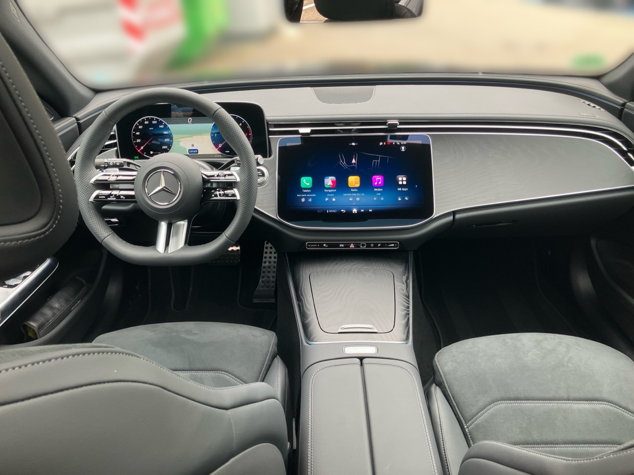 Getriebe: Automatikgetriebe 9 G-TRONIC, 9 G&auml;ngeAusstattungslinie: AMG Line Exterieur: Advanced Plus,  AMG Line InterieurAusstattungspakete: Winterpaket,  AMG Sportpaket,  Night-PaketAssistenzsysteme: Fernlichtassistent,  Aktiver Park-Assistent inkl. PARKTRONIC,  Surround-Kamerasystem: Park-Paket mit 360&deg;-Kamera,  DISTRONIC,  Berganfahrhilfe,  Spracheingabesystem,  M&uuml;digkeitserkennung,  Spurhalteassistent mit aktivem Lenk-Assistent,  Fahrerassistenzpaket Plus,  COLLISION PREVENTION ASSIST,  ATTENTION ASSIST,  Verkehrszeichenerkennung m. Geschwindigkeitslimit-Assistent,  GespannstabilisierungLicht und Sicht: Digital Light,  Tagfahrlicht,  Automatisch abblendende Innen- und Au&szlig;enspiegel,  W&auml;rmeschutzverglasung,  Ambientebeleuchtung mehrfarbig,  LichtsensorAudio &amp; Kommunikation: MBUX,  Navigationssystem,  Radio,  Multi-Funktions-Display,  Digitaler Radioempfang DAB,  Burmester Surround-Soundsystem,  USB Anschluss,  Handyvorbereitung Bluetooth,  Android Auto u. Apple CarPlay,  Kabelloses Laden f&uuml;r Handys,  WLAN HotspotKomfort: Klimaautomatik,  Panorama-Schiebedach,  Memoryfunktion Fahrersitz,  Lordosenst&uuml;tze Fahrer/Beifahrer,  Sitzheizung Fahrer/Beifahrer,  Sportsitze,  Armauflage Fahrer/Beifahrer,  Servolenkung,  Lenks&auml;ule verstellbar,  Keyless-Go,  Start-Stopp System,  Zentralver. mit Fernbedienung,  Fensterheber elektrischInterieur: Sitze Kunstleder Ledernachbildung ARTICO / Mikrofaser MICROCUT schwarz,  Innenfarbe schwarz,  Multifunktions-Sport-/Lederlenkrad,  Lenkradheizung,  Bordcomputer,  R&uuml;cksitze klappbar,  Dekoreinlagen Holz: Esche schwarz offenporig, 10H Zierelemente Holz Esche schwarz offenporig,  Lenkrad-SchaltwippenExterieur: AGILITY CONTROL Fahrwerk,  Anh&auml;ngerkupplung schwenkbar,  Touchscreen Bedienung,  AMG Leichtmetallfelgen 20 Zoll,  Au&szlig;enspiegel elekt. anklappbar,  Dachreling: schwarz,  Reifenpannenset,  Notrufsystem,  Stauassistent,  Rettungsgassen-Assistent,  FahrzeugpersonalisierungAirbags: MittelairbagSicherheit: i-Size Kindersitzbefestigung,  Fu&szlig;g&auml;ngerschutzsystem,  Fahrer- /Beifahrerairbag,  Seitenairbag vorn und hinten,  Knieairbag Fahrer,  Traktionskontrolle,  Elektr. Stabilit&auml;tsprogramm ESP,  Reifendruckkontrolle,  Wegfahrsperre,  Au&szlig;entemperatur Anzeige,  Antiblockiersystem ABS,  Bremsverschlei&szlig;anzeige,  Proaktives Insassenschutzsystem,  NotbremsassistentWeitere Ausstattung: 321 Fingerabdrucksensor,  PDB Advanced-Plus-Paket mit  Digitalen Extras,  464 Fahrerdisplay,  34U Digitales Extra: Remote Services Premium,  DB7 Edition AMG-Line,  272 Ausweichunterst&uuml;tzung,  Memory-PaketSonstige Ma&szlig;e und Gewichte: Nutzlast: 625 kg,  zul&auml;ssiges Gesamtgewicht: 2.665 kg,  Radstand: 2.961 mm24 Monate Garantie ab Erstzulassung. Fahrzeug hat Haltedauer. Liefertermin in Abstimmung mit dem Verk&auml;ufer. Irrt&uuml;mer und &Auml;nderungen vorbehalten