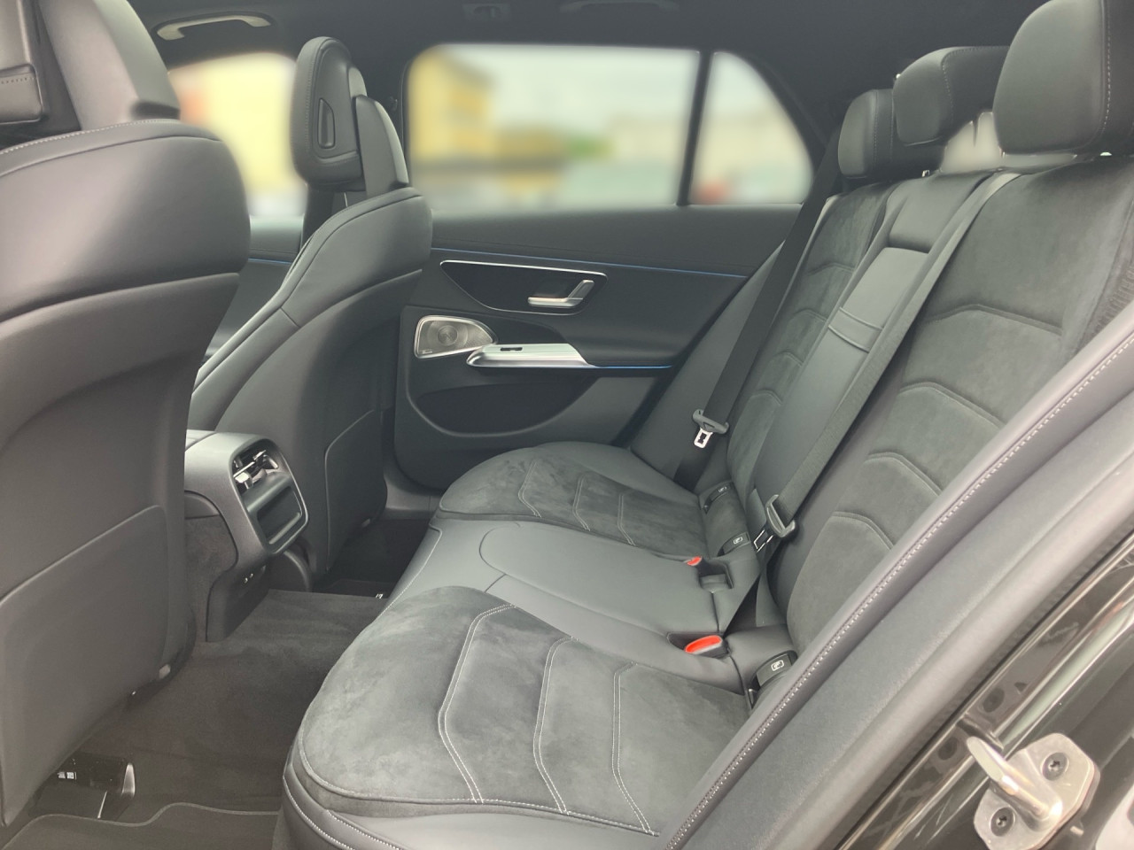 Getriebe: Automatikgetriebe 9 G-TRONIC, 9 G&auml;ngeAusstattungslinie: AMG Line Exterieur: Advanced Plus,  AMG Line InterieurAusstattungspakete: Winterpaket,  AMG Sportpaket,  Night-PaketAssistenzsysteme: Fernlichtassistent,  Aktiver Park-Assistent inkl. PARKTRONIC,  Surround-Kamerasystem: Park-Paket mit 360&deg;-Kamera,  DISTRONIC,  Berganfahrhilfe,  Spracheingabesystem,  M&uuml;digkeitserkennung,  Spurhalteassistent mit aktivem Lenk-Assistent,  Fahrerassistenzpaket Plus,  COLLISION PREVENTION ASSIST,  ATTENTION ASSIST,  Verkehrszeichenerkennung m. Geschwindigkeitslimit-Assistent,  GespannstabilisierungLicht und Sicht: Digital Light,  Tagfahrlicht,  Automatisch abblendende Innen- und Au&szlig;enspiegel,  W&auml;rmeschutzverglasung,  Ambientebeleuchtung mehrfarbig,  LichtsensorAudio &amp; Kommunikation: MBUX,  Navigationssystem,  Radio,  Multi-Funktions-Display,  Digitaler Radioempfang DAB,  Burmester Surround-Soundsystem,  USB Anschluss,  Handyvorbereitung Bluetooth,  Android Auto u. Apple CarPlay,  Kabelloses Laden f&uuml;r Handys,  WLAN HotspotKomfort: Klimaautomatik,  Panorama-Schiebedach,  Memoryfunktion Fahrersitz,  Lordosenst&uuml;tze Fahrer/Beifahrer,  Sitzheizung Fahrer/Beifahrer,  Sportsitze,  Armauflage Fahrer/Beifahrer,  Servolenkung,  Lenks&auml;ule verstellbar,  Keyless-Go,  Start-Stopp System,  Zentralver. mit Fernbedienung,  Fensterheber elektrischInterieur: Sitze Kunstleder Ledernachbildung ARTICO / Mikrofaser MICROCUT schwarz,  Innenfarbe schwarz,  Multifunktions-Sport-/Lederlenkrad,  Lenkradheizung,  Bordcomputer,  R&uuml;cksitze klappbar,  Dekoreinlagen Holz: Esche schwarz offenporig, 10H Zierelemente Holz Esche schwarz offenporig,  Lenkrad-SchaltwippenExterieur: AGILITY CONTROL Fahrwerk,  Anh&auml;ngerkupplung schwenkbar,  Touchscreen Bedienung,  AMG Leichtmetallfelgen 20 Zoll,  Au&szlig;enspiegel elekt. anklappbar,  Dachreling: schwarz,  Reifenpannenset,  Notrufsystem,  Stauassistent,  Rettungsgassen-Assistent,  FahrzeugpersonalisierungAirbags: MittelairbagSicherheit: i-Size Kindersitzbefestigung,  Fu&szlig;g&auml;ngerschutzsystem,  Fahrer- /Beifahrerairbag,  Seitenairbag vorn und hinten,  Knieairbag Fahrer,  Traktionskontrolle,  Elektr. Stabilit&auml;tsprogramm ESP,  Reifendruckkontrolle,  Wegfahrsperre,  Au&szlig;entemperatur Anzeige,  Antiblockiersystem ABS,  Bremsverschlei&szlig;anzeige,  Proaktives Insassenschutzsystem,  NotbremsassistentWeitere Ausstattung: 321 Fingerabdrucksensor,  PDB Advanced-Plus-Paket mit  Digitalen Extras,  464 Fahrerdisplay,  34U Digitales Extra: Remote Services Premium,  DB7 Edition AMG-Line,  272 Ausweichunterst&uuml;tzung,  Memory-PaketSonstige Ma&szlig;e und Gewichte: Nutzlast: 625 kg,  zul&auml;ssiges Gesamtgewicht: 2.665 kg,  Radstand: 2.961 mm24 Monate Garantie ab Erstzulassung. Fahrzeug hat Haltedauer. Liefertermin in Abstimmung mit dem Verk&auml;ufer. Irrt&uuml;mer und &Auml;nderungen vorbehalten
