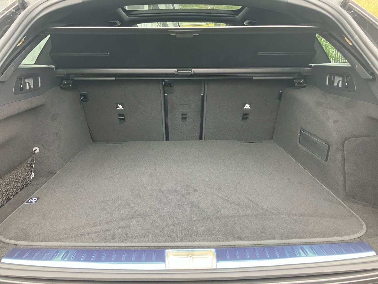Getriebe: Automatikgetriebe 9 G-TRONIC, 9 G&auml;ngeAusstattungslinie: AMG Line Exterieur: Advanced Plus,  AMG Line InterieurAusstattungspakete: Winterpaket,  AMG Sportpaket,  Night-PaketAssistenzsysteme: Fernlichtassistent,  Aktiver Park-Assistent inkl. PARKTRONIC,  Surround-Kamerasystem: Park-Paket mit 360&deg;-Kamera,  DISTRONIC,  Berganfahrhilfe,  Spracheingabesystem,  M&uuml;digkeitserkennung,  Spurhalteassistent mit aktivem Lenk-Assistent,  Fahrerassistenzpaket Plus,  COLLISION PREVENTION ASSIST,  ATTENTION ASSIST,  Verkehrszeichenerkennung m. Geschwindigkeitslimit-Assistent,  GespannstabilisierungLicht und Sicht: Digital Light,  Tagfahrlicht,  Automatisch abblendende Innen- und Au&szlig;enspiegel,  W&auml;rmeschutzverglasung,  Ambientebeleuchtung mehrfarbig,  LichtsensorAudio &amp; Kommunikation: MBUX,  Navigationssystem,  Radio,  Multi-Funktions-Display,  Digitaler Radioempfang DAB,  Burmester Surround-Soundsystem,  USB Anschluss,  Handyvorbereitung Bluetooth,  Android Auto u. Apple CarPlay,  Kabelloses Laden f&uuml;r Handys,  WLAN HotspotKomfort: Klimaautomatik,  Panorama-Schiebedach,  Memoryfunktion Fahrersitz,  Lordosenst&uuml;tze Fahrer/Beifahrer,  Sitzheizung Fahrer/Beifahrer,  Sportsitze,  Armauflage Fahrer/Beifahrer,  Servolenkung,  Lenks&auml;ule verstellbar,  Keyless-Go,  Start-Stopp System,  Zentralver. mit Fernbedienung,  Fensterheber elektrischInterieur: Sitze Kunstleder Ledernachbildung ARTICO / Mikrofaser MICROCUT schwarz,  Innenfarbe schwarz,  Multifunktions-Sport-/Lederlenkrad,  Lenkradheizung,  Bordcomputer,  R&uuml;cksitze klappbar,  Dekoreinlagen Holz: Esche schwarz offenporig, 10H Zierelemente Holz Esche schwarz offenporig,  Lenkrad-SchaltwippenExterieur: AGILITY CONTROL Fahrwerk,  Anh&auml;ngerkupplung schwenkbar,  Touchscreen Bedienung,  AMG Leichtmetallfelgen 20 Zoll,  Au&szlig;enspiegel elekt. anklappbar,  Dachreling: schwarz,  Reifenpannenset,  Notrufsystem,  Stauassistent,  Rettungsgassen-Assistent,  FahrzeugpersonalisierungAirbags: MittelairbagSicherheit: i-Size Kindersitzbefestigung,  Fu&szlig;g&auml;ngerschutzsystem,  Fahrer- /Beifahrerairbag,  Seitenairbag vorn und hinten,  Knieairbag Fahrer,  Traktionskontrolle,  Elektr. Stabilit&auml;tsprogramm ESP,  Reifendruckkontrolle,  Wegfahrsperre,  Au&szlig;entemperatur Anzeige,  Antiblockiersystem ABS,  Bremsverschlei&szlig;anzeige,  Proaktives Insassenschutzsystem,  NotbremsassistentWeitere Ausstattung: 321 Fingerabdrucksensor,  PDB Advanced-Plus-Paket mit  Digitalen Extras,  464 Fahrerdisplay,  34U Digitales Extra: Remote Services Premium,  DB7 Edition AMG-Line,  272 Ausweichunterst&uuml;tzung,  Memory-PaketSonstige Ma&szlig;e und Gewichte: Nutzlast: 625 kg,  zul&auml;ssiges Gesamtgewicht: 2.665 kg,  Radstand: 2.961 mm24 Monate Garantie ab Erstzulassung. Fahrzeug hat Haltedauer. Liefertermin in Abstimmung mit dem Verk&auml;ufer. Irrt&uuml;mer und &Auml;nderungen vorbehalten