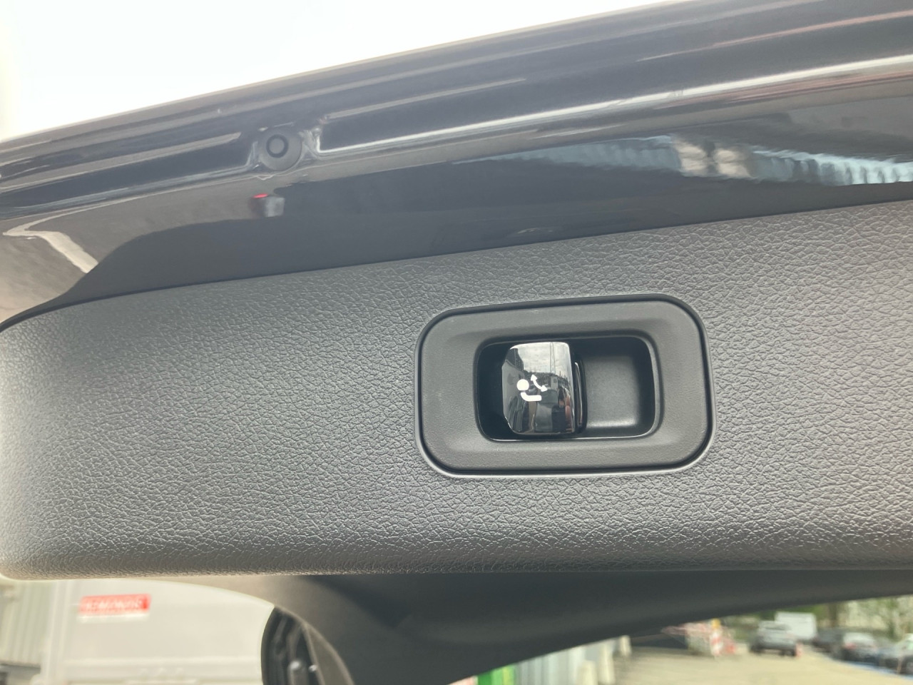Getriebe: Automatikgetriebe 9 G-TRONIC, 9 G&auml;ngeAusstattungslinie: AMG Line Exterieur: Advanced Plus,  AMG Line InterieurAusstattungspakete: Winterpaket,  AMG Sportpaket,  Night-PaketAssistenzsysteme: Fernlichtassistent,  Aktiver Park-Assistent inkl. PARKTRONIC,  Surround-Kamerasystem: Park-Paket mit 360&deg;-Kamera,  DISTRONIC,  Berganfahrhilfe,  Spracheingabesystem,  M&uuml;digkeitserkennung,  Spurhalteassistent mit aktivem Lenk-Assistent,  Fahrerassistenzpaket Plus,  COLLISION PREVENTION ASSIST,  ATTENTION ASSIST,  Verkehrszeichenerkennung m. Geschwindigkeitslimit-Assistent,  GespannstabilisierungLicht und Sicht: Digital Light,  Tagfahrlicht,  Automatisch abblendende Innen- und Au&szlig;enspiegel,  W&auml;rmeschutzverglasung,  Ambientebeleuchtung mehrfarbig,  LichtsensorAudio &amp; Kommunikation: MBUX,  Navigationssystem,  Radio,  Multi-Funktions-Display,  Digitaler Radioempfang DAB,  Burmester Surround-Soundsystem,  USB Anschluss,  Handyvorbereitung Bluetooth,  Android Auto u. Apple CarPlay,  Kabelloses Laden f&uuml;r Handys,  WLAN HotspotKomfort: Klimaautomatik,  Panorama-Schiebedach,  Memoryfunktion Fahrersitz,  Lordosenst&uuml;tze Fahrer/Beifahrer,  Sitzheizung Fahrer/Beifahrer,  Sportsitze,  Armauflage Fahrer/Beifahrer,  Servolenkung,  Lenks&auml;ule verstellbar,  Keyless-Go,  Start-Stopp System,  Zentralver. mit Fernbedienung,  Fensterheber elektrischInterieur: Sitze Kunstleder Ledernachbildung ARTICO / Mikrofaser MICROCUT schwarz,  Innenfarbe schwarz,  Multifunktions-Sport-/Lederlenkrad,  Lenkradheizung,  Bordcomputer,  R&uuml;cksitze klappbar,  Dekoreinlagen Holz: Esche schwarz offenporig, 10H Zierelemente Holz Esche schwarz offenporig,  Lenkrad-SchaltwippenExterieur: AGILITY CONTROL Fahrwerk,  Anh&auml;ngerkupplung schwenkbar,  Touchscreen Bedienung,  AMG Leichtmetallfelgen 20 Zoll,  Au&szlig;enspiegel elekt. anklappbar,  Dachreling: schwarz,  Reifenpannenset,  Notrufsystem,  Stauassistent,  Rettungsgassen-Assistent,  FahrzeugpersonalisierungAirbags: MittelairbagSicherheit: i-Size Kindersitzbefestigung,  Fu&szlig;g&auml;ngerschutzsystem,  Fahrer- /Beifahrerairbag,  Seitenairbag vorn und hinten,  Knieairbag Fahrer,  Traktionskontrolle,  Elektr. Stabilit&auml;tsprogramm ESP,  Reifendruckkontrolle,  Wegfahrsperre,  Au&szlig;entemperatur Anzeige,  Antiblockiersystem ABS,  Bremsverschlei&szlig;anzeige,  Proaktives Insassenschutzsystem,  NotbremsassistentWeitere Ausstattung: 321 Fingerabdrucksensor,  PDB Advanced-Plus-Paket mit  Digitalen Extras,  464 Fahrerdisplay,  34U Digitales Extra: Remote Services Premium,  DB7 Edition AMG-Line,  272 Ausweichunterst&uuml;tzung,  Memory-PaketSonstige Ma&szlig;e und Gewichte: Nutzlast: 625 kg,  zul&auml;ssiges Gesamtgewicht: 2.665 kg,  Radstand: 2.961 mm24 Monate Garantie ab Erstzulassung. Fahrzeug hat Haltedauer. Liefertermin in Abstimmung mit dem Verk&auml;ufer. Irrt&uuml;mer und &Auml;nderungen vorbehalten