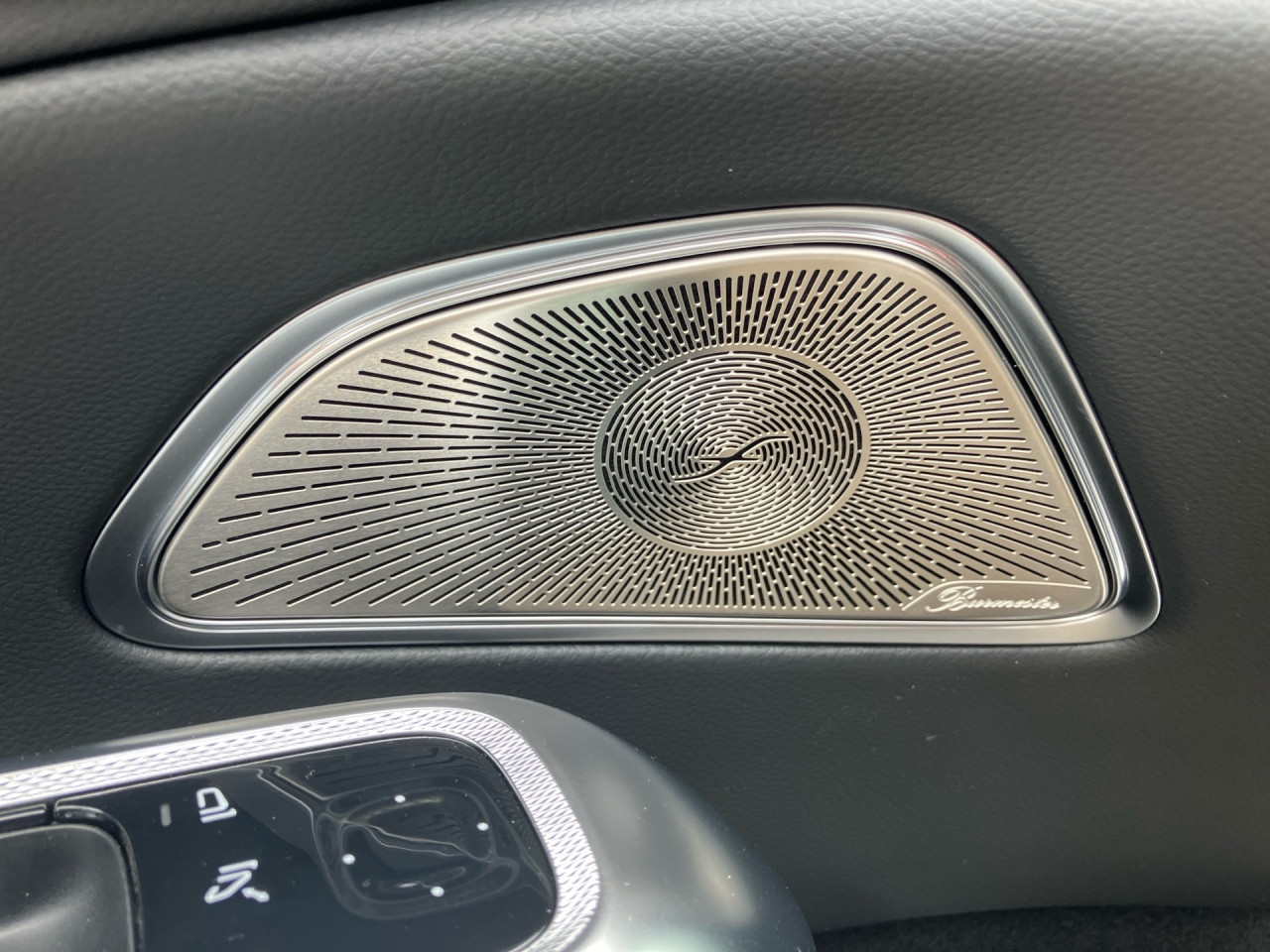 Getriebe: Automatikgetriebe 9 G-TRONIC, 9 G&auml;ngeAusstattungslinie: AMG Line Exterieur: Advanced Plus,  AMG Line InterieurAusstattungspakete: Winterpaket,  AMG Sportpaket,  Night-PaketAssistenzsysteme: Fernlichtassistent,  Aktiver Park-Assistent inkl. PARKTRONIC,  Surround-Kamerasystem: Park-Paket mit 360&deg;-Kamera,  DISTRONIC,  Berganfahrhilfe,  Spracheingabesystem,  M&uuml;digkeitserkennung,  Spurhalteassistent mit aktivem Lenk-Assistent,  Fahrerassistenzpaket Plus,  COLLISION PREVENTION ASSIST,  ATTENTION ASSIST,  Verkehrszeichenerkennung m. Geschwindigkeitslimit-Assistent,  GespannstabilisierungLicht und Sicht: Digital Light,  Tagfahrlicht,  Automatisch abblendende Innen- und Au&szlig;enspiegel,  W&auml;rmeschutzverglasung,  Ambientebeleuchtung mehrfarbig,  LichtsensorAudio &amp; Kommunikation: MBUX,  Navigationssystem,  Radio,  Multi-Funktions-Display,  Digitaler Radioempfang DAB,  Burmester Surround-Soundsystem,  USB Anschluss,  Handyvorbereitung Bluetooth,  Android Auto u. Apple CarPlay,  Kabelloses Laden f&uuml;r Handys,  WLAN HotspotKomfort: Klimaautomatik,  Panorama-Schiebedach,  Memoryfunktion Fahrersitz,  Lordosenst&uuml;tze Fahrer/Beifahrer,  Sitzheizung Fahrer/Beifahrer,  Sportsitze,  Armauflage Fahrer/Beifahrer,  Servolenkung,  Lenks&auml;ule verstellbar,  Keyless-Go,  Start-Stopp System,  Zentralver. mit Fernbedienung,  Fensterheber elektrischInterieur: Sitze Kunstleder Ledernachbildung ARTICO / Mikrofaser MICROCUT schwarz,  Innenfarbe schwarz,  Multifunktions-Sport-/Lederlenkrad,  Lenkradheizung,  Bordcomputer,  R&uuml;cksitze klappbar,  Dekoreinlagen Holz: Esche schwarz offenporig, 10H Zierelemente Holz Esche schwarz offenporig,  Lenkrad-SchaltwippenExterieur: AGILITY CONTROL Fahrwerk,  Anh&auml;ngerkupplung schwenkbar,  Touchscreen Bedienung,  AMG Leichtmetallfelgen 20 Zoll,  Au&szlig;enspiegel elekt. anklappbar,  Dachreling: schwarz,  Reifenpannenset,  Notrufsystem,  Stauassistent,  Rettungsgassen-Assistent,  FahrzeugpersonalisierungAirbags: MittelairbagSicherheit: i-Size Kindersitzbefestigung,  Fu&szlig;g&auml;ngerschutzsystem,  Fahrer- /Beifahrerairbag,  Seitenairbag vorn und hinten,  Knieairbag Fahrer,  Traktionskontrolle,  Elektr. Stabilit&auml;tsprogramm ESP,  Reifendruckkontrolle,  Wegfahrsperre,  Au&szlig;entemperatur Anzeige,  Antiblockiersystem ABS,  Bremsverschlei&szlig;anzeige,  Proaktives Insassenschutzsystem,  NotbremsassistentWeitere Ausstattung: 321 Fingerabdrucksensor,  PDB Advanced-Plus-Paket mit  Digitalen Extras,  464 Fahrerdisplay,  34U Digitales Extra: Remote Services Premium,  DB7 Edition AMG-Line,  272 Ausweichunterst&uuml;tzung,  Memory-PaketSonstige Ma&szlig;e und Gewichte: Nutzlast: 625 kg,  zul&auml;ssiges Gesamtgewicht: 2.665 kg,  Radstand: 2.961 mm24 Monate Garantie ab Erstzulassung. Fahrzeug hat Haltedauer. Liefertermin in Abstimmung mit dem Verk&auml;ufer. Irrt&uuml;mer und &Auml;nderungen vorbehalten