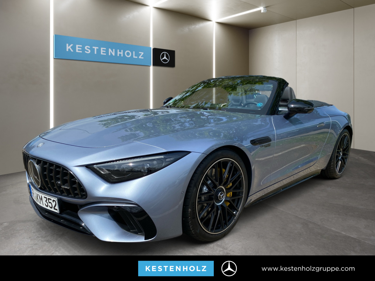 Getriebe: Automatikgetriebe AMG SpeedshiftAusstattungspakete: AMG Night-Paket,  SpiegelpaketAssistenzsysteme: Head-up-Display HUD,  Fernlichtassistent,  Aktiver Park-Assistent,  R&uuml;ckfahrkamera,  Surround-Kamerasystem,  DISTRONIC PLUS,  Berganfahrhilfe,  Spracheingabesystem,  M&uuml;digkeitserkennung,  Aktiver Spurwechselassistent,  Aktiver Lenk-Assistent,  Fahrerassistenzpaket,  COLLISION PREVENTION ASSIST,  Verkehrszeichenerkennung m. Geschwindigkeitslimit-AssistentLicht und Sicht: Digital Light,  Tagfahrlicht,  Automatisch abblendende Innen- und Au&szlig;enspiegel,  Ambientebeleuchtung,  Lichtsensor,  MAGIC VISION CONTROLAudio &amp; Kommunikation: MBUX,  Navigationssystem,  Radio,  Multi-Funktions-Display,  Digitaler Radioempfang DAB,  Burmester Surround-Soundsystem,  USB Anschluss,  Handyvorbereitung Bluetooth,  Android Auto u. Apple CarPlay,  Kabelloses Laden f&uuml;r Handys,  WLAN HotspotKomfort: Widescreen Cockpit,  Klimaautomatik,  Memoryfunktion Fahrersitz,  Sitzheizung Fahrer/Beifahrer,  AMG Performance Sitze,  Armauflage Fahrer/Beifahrer,  Servolenkung,  Lenks&auml;ule verstellbar,  Keyless-Start,  Start-Stopp System,  Zentralverriegelung,  Fensterheber elektrisch,  Automatisch &ouml;ffnende Heckklappe,  AIRSCARF-Kopfraumheizung,  Sitzklimatisierung vorn,  Getr&auml;nkehalterInterieur: Sitze Leder Leder Nappa schwarz,  Innenfarbe schwarz,  Multifunktions-Sport-/Lederlenkrad,  Lenkradheizung,  Bordcomputer,  Dekoreinlagen: H73 AMG Zierelemente Carbon,  Lenkrad-SchaltwippenExterieur: Touchscreen Bedienung,  Differentialsperre hinten: elektronisch,  AMG Hochleistungs-Bremsanlage,  AMG Leichtmetallfelgen 21 Zoll,  Au&szlig;enspiegel elekt. anklappbar,  Softtop,  Reifenpannenset,  Notrufsystem,  Stauassistent,  Rettungsgassen-Assistent,  Fahrzeugpersonalisierung,  AllradlenkungSicherheit: ISOFIX und i-Size Kindersitzbefestigung,  Fu&szlig;g&auml;ngerschutzsystem,  Fahrer- /Beifahrerairbag,  Seitenairbag vorn,  Knieairbag Fahrer,  Traktionskontrolle,  Elektr. Stabilit&auml;tsprogramm ESP,  Reifendruckkontrolle,  Diebstahlwarnanlage,  Wegfahrsperre,  Au&szlig;entemperatur Anzeige,  Antiblockiersystem ABS,  Bremsverschlei&szlig;anzeige,  Proaktives Insassenschutzsystem,  NotbremsassistentWeitere Ausstattung: 339 AMG Real Performance Sound,  34U Digitales Extra: Remote Services Premium,  Memory-Paket,  470 AMG ACTIVE RIDE CONTROL Fahrwerk,  P82 GUARD 360&deg; Fahrzeugschutz Plus,  AMG Track Pace,  383 Kommunikationsmodul (LTE) f&uuml;r die Nutzung von Digitalen Extras,  Laderaum-Paket,  272 Ausweichunterst&uuml;tzung,  30U Projektionsfunktion f&uuml;r Linien,  AMG Dynamic-Plus-Paket,  321 Fingerabdrucksensor,  295 Headbags im Fond,  U69 AMG Bremss&auml;ttel gelb lackiert,  588 Lichtinszenierung mit AMG PatternSonstige Ma&szlig;e und Gewichte: Nutzlast: 350 kg,  zul&auml;ssiges Gesamtgewicht: 2.290 kg,  Radstand: 2.700 mm24 Monate Garantie ab Erstzulassung. Fahrzeug hat Haltedauer. Liefertermin in Abstimmung mit dem Verk&auml;ufer. Irrt&uuml;mer und &Auml;nderungen vorbehalten