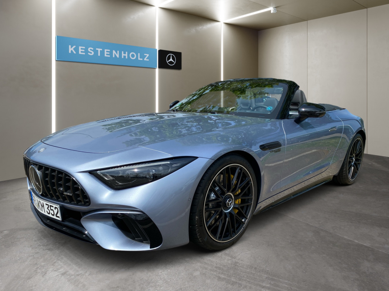Getriebe: Automatikgetriebe AMG SpeedshiftAusstattungspakete: AMG Night-Paket,  SpiegelpaketAssistenzsysteme: Head-up-Display HUD,  Fernlichtassistent,  Aktiver Park-Assistent,  R&uuml;ckfahrkamera,  Surround-Kamerasystem,  DISTRONIC PLUS,  Berganfahrhilfe,  Spracheingabesystem,  M&uuml;digkeitserkennung,  Aktiver Spurwechselassistent,  Aktiver Lenk-Assistent,  Fahrerassistenzpaket,  COLLISION PREVENTION ASSIST,  Verkehrszeichenerkennung m. Geschwindigkeitslimit-AssistentLicht und Sicht: Digital Light,  Tagfahrlicht,  Automatisch abblendende Innen- und Au&szlig;enspiegel,  Ambientebeleuchtung,  Lichtsensor,  MAGIC VISION CONTROLAudio &amp; Kommunikation: MBUX,  Navigationssystem,  Radio,  Multi-Funktions-Display,  Digitaler Radioempfang DAB,  Burmester Surround-Soundsystem,  USB Anschluss,  Handyvorbereitung Bluetooth,  Android Auto u. Apple CarPlay,  Kabelloses Laden f&uuml;r Handys,  WLAN HotspotKomfort: Widescreen Cockpit,  Klimaautomatik,  Memoryfunktion Fahrersitz,  Sitzheizung Fahrer/Beifahrer,  AMG Performance Sitze,  Armauflage Fahrer/Beifahrer,  Servolenkung,  Lenks&auml;ule verstellbar,  Keyless-Start,  Start-Stopp System,  Zentralverriegelung,  Fensterheber elektrisch,  Automatisch &ouml;ffnende Heckklappe,  AIRSCARF-Kopfraumheizung,  Sitzklimatisierung vorn,  Getr&auml;nkehalterInterieur: Sitze Leder Leder Nappa schwarz,  Innenfarbe schwarz,  Multifunktions-Sport-/Lederlenkrad,  Lenkradheizung,  Bordcomputer,  Dekoreinlagen: H73 AMG Zierelemente Carbon,  Lenkrad-SchaltwippenExterieur: Touchscreen Bedienung,  Differentialsperre hinten: elektronisch,  AMG Hochleistungs-Bremsanlage,  AMG Leichtmetallfelgen 21 Zoll,  Au&szlig;enspiegel elekt. anklappbar,  Softtop,  Reifenpannenset,  Notrufsystem,  Stauassistent,  Rettungsgassen-Assistent,  Fahrzeugpersonalisierung,  AllradlenkungSicherheit: ISOFIX und i-Size Kindersitzbefestigung,  Fu&szlig;g&auml;ngerschutzsystem,  Fahrer- /Beifahrerairbag,  Seitenairbag vorn,  Knieairbag Fahrer,  Traktionskontrolle,  Elektr. Stabilit&auml;tsprogramm ESP,  Reifendruckkontrolle,  Diebstahlwarnanlage,  Wegfahrsperre,  Au&szlig;entemperatur Anzeige,  Antiblockiersystem ABS,  Bremsverschlei&szlig;anzeige,  Proaktives Insassenschutzsystem,  NotbremsassistentWeitere Ausstattung: 339 AMG Real Performance Sound,  34U Digitales Extra: Remote Services Premium,  Memory-Paket,  470 AMG ACTIVE RIDE CONTROL Fahrwerk,  P82 GUARD 360&deg; Fahrzeugschutz Plus,  AMG Track Pace,  383 Kommunikationsmodul (LTE) f&uuml;r die Nutzung von Digitalen Extras,  Laderaum-Paket,  272 Ausweichunterst&uuml;tzung,  30U Projektionsfunktion f&uuml;r Linien,  AMG Dynamic-Plus-Paket,  321 Fingerabdrucksensor,  295 Headbags im Fond,  U69 AMG Bremss&auml;ttel gelb lackiert,  588 Lichtinszenierung mit AMG PatternSonstige Ma&szlig;e und Gewichte: Nutzlast: 350 kg,  zul&auml;ssiges Gesamtgewicht: 2.290 kg,  Radstand: 2.700 mm24 Monate Garantie ab Erstzulassung. Fahrzeug hat Haltedauer. Liefertermin in Abstimmung mit dem Verk&auml;ufer. Irrt&uuml;mer und &Auml;nderungen vorbehalten