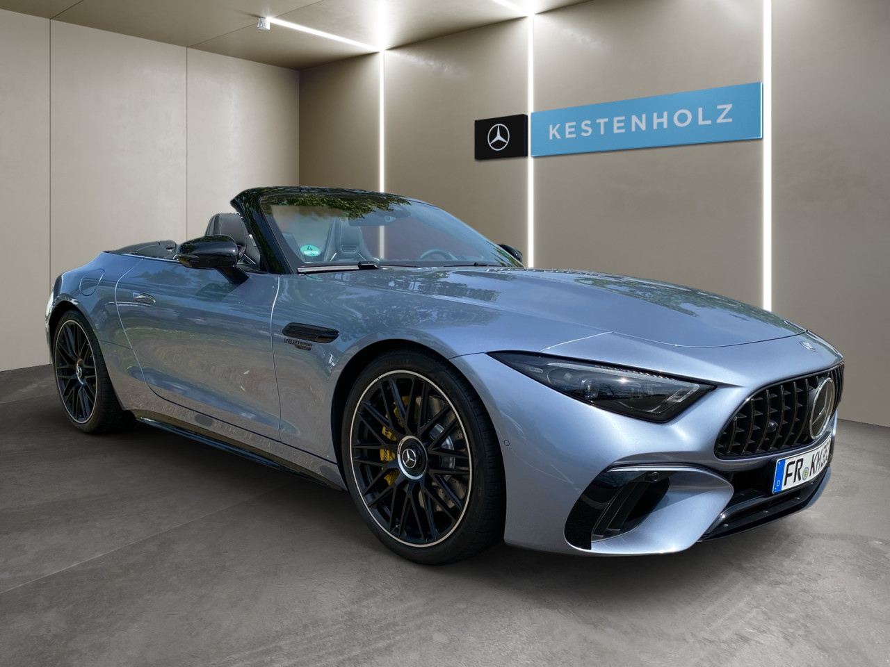Getriebe: Automatikgetriebe AMG SpeedshiftAusstattungspakete: AMG Night-Paket,  SpiegelpaketAssistenzsysteme: Head-up-Display HUD,  Fernlichtassistent,  Aktiver Park-Assistent,  R&uuml;ckfahrkamera,  Surround-Kamerasystem,  DISTRONIC PLUS,  Berganfahrhilfe,  Spracheingabesystem,  M&uuml;digkeitserkennung,  Aktiver Spurwechselassistent,  Aktiver Lenk-Assistent,  Fahrerassistenzpaket,  COLLISION PREVENTION ASSIST,  Verkehrszeichenerkennung m. Geschwindigkeitslimit-AssistentLicht und Sicht: Digital Light,  Tagfahrlicht,  Automatisch abblendende Innen- und Au&szlig;enspiegel,  Ambientebeleuchtung,  Lichtsensor,  MAGIC VISION CONTROLAudio &amp; Kommunikation: MBUX,  Navigationssystem,  Radio,  Multi-Funktions-Display,  Digitaler Radioempfang DAB,  Burmester Surround-Soundsystem,  USB Anschluss,  Handyvorbereitung Bluetooth,  Android Auto u. Apple CarPlay,  Kabelloses Laden f&uuml;r Handys,  WLAN HotspotKomfort: Widescreen Cockpit,  Klimaautomatik,  Memoryfunktion Fahrersitz,  Sitzheizung Fahrer/Beifahrer,  AMG Performance Sitze,  Armauflage Fahrer/Beifahrer,  Servolenkung,  Lenks&auml;ule verstellbar,  Keyless-Start,  Start-Stopp System,  Zentralverriegelung,  Fensterheber elektrisch,  Automatisch &ouml;ffnende Heckklappe,  AIRSCARF-Kopfraumheizung,  Sitzklimatisierung vorn,  Getr&auml;nkehalterInterieur: Sitze Leder Leder Nappa schwarz,  Innenfarbe schwarz,  Multifunktions-Sport-/Lederlenkrad,  Lenkradheizung,  Bordcomputer,  Dekoreinlagen: H73 AMG Zierelemente Carbon,  Lenkrad-SchaltwippenExterieur: Touchscreen Bedienung,  Differentialsperre hinten: elektronisch,  AMG Hochleistungs-Bremsanlage,  AMG Leichtmetallfelgen 21 Zoll,  Au&szlig;enspiegel elekt. anklappbar,  Softtop,  Reifenpannenset,  Notrufsystem,  Stauassistent,  Rettungsgassen-Assistent,  Fahrzeugpersonalisierung,  AllradlenkungSicherheit: ISOFIX und i-Size Kindersitzbefestigung,  Fu&szlig;g&auml;ngerschutzsystem,  Fahrer- /Beifahrerairbag,  Seitenairbag vorn,  Knieairbag Fahrer,  Traktionskontrolle,  Elektr. Stabilit&auml;tsprogramm ESP,  Reifendruckkontrolle,  Diebstahlwarnanlage,  Wegfahrsperre,  Au&szlig;entemperatur Anzeige,  Antiblockiersystem ABS,  Bremsverschlei&szlig;anzeige,  Proaktives Insassenschutzsystem,  NotbremsassistentWeitere Ausstattung: 339 AMG Real Performance Sound,  34U Digitales Extra: Remote Services Premium,  Memory-Paket,  470 AMG ACTIVE RIDE CONTROL Fahrwerk,  P82 GUARD 360&deg; Fahrzeugschutz Plus,  AMG Track Pace,  383 Kommunikationsmodul (LTE) f&uuml;r die Nutzung von Digitalen Extras,  Laderaum-Paket,  272 Ausweichunterst&uuml;tzung,  30U Projektionsfunktion f&uuml;r Linien,  AMG Dynamic-Plus-Paket,  321 Fingerabdrucksensor,  295 Headbags im Fond,  U69 AMG Bremss&auml;ttel gelb lackiert,  588 Lichtinszenierung mit AMG PatternSonstige Ma&szlig;e und Gewichte: Nutzlast: 350 kg,  zul&auml;ssiges Gesamtgewicht: 2.290 kg,  Radstand: 2.700 mm24 Monate Garantie ab Erstzulassung. Fahrzeug hat Haltedauer. Liefertermin in Abstimmung mit dem Verk&auml;ufer. Irrt&uuml;mer und &Auml;nderungen vorbehalten