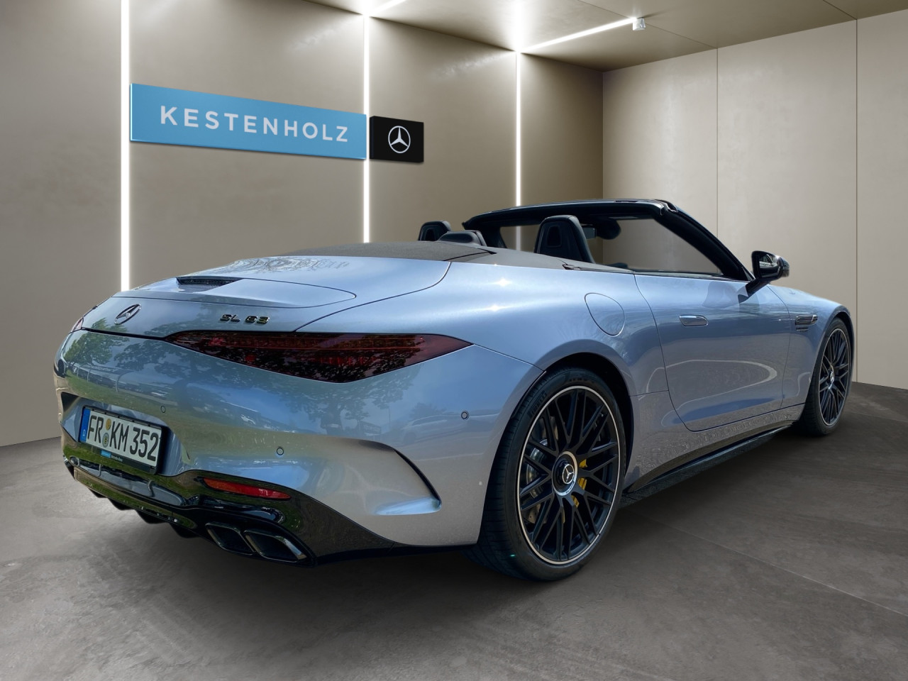 Getriebe: Automatikgetriebe AMG SpeedshiftAusstattungspakete: AMG Night-Paket,  SpiegelpaketAssistenzsysteme: Head-up-Display HUD,  Fernlichtassistent,  Aktiver Park-Assistent,  R&uuml;ckfahrkamera,  Surround-Kamerasystem,  DISTRONIC PLUS,  Berganfahrhilfe,  Spracheingabesystem,  M&uuml;digkeitserkennung,  Aktiver Spurwechselassistent,  Aktiver Lenk-Assistent,  Fahrerassistenzpaket,  COLLISION PREVENTION ASSIST,  Verkehrszeichenerkennung m. Geschwindigkeitslimit-AssistentLicht und Sicht: Digital Light,  Tagfahrlicht,  Automatisch abblendende Innen- und Au&szlig;enspiegel,  Ambientebeleuchtung,  Lichtsensor,  MAGIC VISION CONTROLAudio &amp; Kommunikation: MBUX,  Navigationssystem,  Radio,  Multi-Funktions-Display,  Digitaler Radioempfang DAB,  Burmester Surround-Soundsystem,  USB Anschluss,  Handyvorbereitung Bluetooth,  Android Auto u. Apple CarPlay,  Kabelloses Laden f&uuml;r Handys,  WLAN HotspotKomfort: Widescreen Cockpit,  Klimaautomatik,  Memoryfunktion Fahrersitz,  Sitzheizung Fahrer/Beifahrer,  AMG Performance Sitze,  Armauflage Fahrer/Beifahrer,  Servolenkung,  Lenks&auml;ule verstellbar,  Keyless-Start,  Start-Stopp System,  Zentralverriegelung,  Fensterheber elektrisch,  Automatisch &ouml;ffnende Heckklappe,  AIRSCARF-Kopfraumheizung,  Sitzklimatisierung vorn,  Getr&auml;nkehalterInterieur: Sitze Leder Leder Nappa schwarz,  Innenfarbe schwarz,  Multifunktions-Sport-/Lederlenkrad,  Lenkradheizung,  Bordcomputer,  Dekoreinlagen: H73 AMG Zierelemente Carbon,  Lenkrad-SchaltwippenExterieur: Touchscreen Bedienung,  Differentialsperre hinten: elektronisch,  AMG Hochleistungs-Bremsanlage,  AMG Leichtmetallfelgen 21 Zoll,  Au&szlig;enspiegel elekt. anklappbar,  Softtop,  Reifenpannenset,  Notrufsystem,  Stauassistent,  Rettungsgassen-Assistent,  Fahrzeugpersonalisierung,  AllradlenkungSicherheit: ISOFIX und i-Size Kindersitzbefestigung,  Fu&szlig;g&auml;ngerschutzsystem,  Fahrer- /Beifahrerairbag,  Seitenairbag vorn,  Knieairbag Fahrer,  Traktionskontrolle,  Elektr. Stabilit&auml;tsprogramm ESP,  Reifendruckkontrolle,  Diebstahlwarnanlage,  Wegfahrsperre,  Au&szlig;entemperatur Anzeige,  Antiblockiersystem ABS,  Bremsverschlei&szlig;anzeige,  Proaktives Insassenschutzsystem,  NotbremsassistentWeitere Ausstattung: 339 AMG Real Performance Sound,  34U Digitales Extra: Remote Services Premium,  Memory-Paket,  470 AMG ACTIVE RIDE CONTROL Fahrwerk,  P82 GUARD 360&deg; Fahrzeugschutz Plus,  AMG Track Pace,  383 Kommunikationsmodul (LTE) f&uuml;r die Nutzung von Digitalen Extras,  Laderaum-Paket,  272 Ausweichunterst&uuml;tzung,  30U Projektionsfunktion f&uuml;r Linien,  AMG Dynamic-Plus-Paket,  321 Fingerabdrucksensor,  295 Headbags im Fond,  U69 AMG Bremss&auml;ttel gelb lackiert,  588 Lichtinszenierung mit AMG PatternSonstige Ma&szlig;e und Gewichte: Nutzlast: 350 kg,  zul&auml;ssiges Gesamtgewicht: 2.290 kg,  Radstand: 2.700 mm24 Monate Garantie ab Erstzulassung. Fahrzeug hat Haltedauer. Liefertermin in Abstimmung mit dem Verk&auml;ufer. Irrt&uuml;mer und &Auml;nderungen vorbehalten