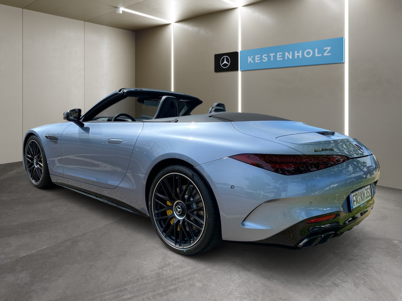 Getriebe: Automatikgetriebe AMG SpeedshiftAusstattungspakete: AMG Night-Paket,  SpiegelpaketAssistenzsysteme: Head-up-Display HUD,  Fernlichtassistent,  Aktiver Park-Assistent,  R&uuml;ckfahrkamera,  Surround-Kamerasystem,  DISTRONIC PLUS,  Berganfahrhilfe,  Spracheingabesystem,  M&uuml;digkeitserkennung,  Aktiver Spurwechselassistent,  Aktiver Lenk-Assistent,  Fahrerassistenzpaket,  COLLISION PREVENTION ASSIST,  Verkehrszeichenerkennung m. Geschwindigkeitslimit-AssistentLicht und Sicht: Digital Light,  Tagfahrlicht,  Automatisch abblendende Innen- und Au&szlig;enspiegel,  Ambientebeleuchtung,  Lichtsensor,  MAGIC VISION CONTROLAudio &amp; Kommunikation: MBUX,  Navigationssystem,  Radio,  Multi-Funktions-Display,  Digitaler Radioempfang DAB,  Burmester Surround-Soundsystem,  USB Anschluss,  Handyvorbereitung Bluetooth,  Android Auto u. Apple CarPlay,  Kabelloses Laden f&uuml;r Handys,  WLAN HotspotKomfort: Widescreen Cockpit,  Klimaautomatik,  Memoryfunktion Fahrersitz,  Sitzheizung Fahrer/Beifahrer,  AMG Performance Sitze,  Armauflage Fahrer/Beifahrer,  Servolenkung,  Lenks&auml;ule verstellbar,  Keyless-Start,  Start-Stopp System,  Zentralverriegelung,  Fensterheber elektrisch,  Automatisch &ouml;ffnende Heckklappe,  AIRSCARF-Kopfraumheizung,  Sitzklimatisierung vorn,  Getr&auml;nkehalterInterieur: Sitze Leder Leder Nappa schwarz,  Innenfarbe schwarz,  Multifunktions-Sport-/Lederlenkrad,  Lenkradheizung,  Bordcomputer,  Dekoreinlagen: H73 AMG Zierelemente Carbon,  Lenkrad-SchaltwippenExterieur: Touchscreen Bedienung,  Differentialsperre hinten: elektronisch,  AMG Hochleistungs-Bremsanlage,  AMG Leichtmetallfelgen 21 Zoll,  Au&szlig;enspiegel elekt. anklappbar,  Softtop,  Reifenpannenset,  Notrufsystem,  Stauassistent,  Rettungsgassen-Assistent,  Fahrzeugpersonalisierung,  AllradlenkungSicherheit: ISOFIX und i-Size Kindersitzbefestigung,  Fu&szlig;g&auml;ngerschutzsystem,  Fahrer- /Beifahrerairbag,  Seitenairbag vorn,  Knieairbag Fahrer,  Traktionskontrolle,  Elektr. Stabilit&auml;tsprogramm ESP,  Reifendruckkontrolle,  Diebstahlwarnanlage,  Wegfahrsperre,  Au&szlig;entemperatur Anzeige,  Antiblockiersystem ABS,  Bremsverschlei&szlig;anzeige,  Proaktives Insassenschutzsystem,  NotbremsassistentWeitere Ausstattung: 339 AMG Real Performance Sound,  34U Digitales Extra: Remote Services Premium,  Memory-Paket,  470 AMG ACTIVE RIDE CONTROL Fahrwerk,  P82 GUARD 360&deg; Fahrzeugschutz Plus,  AMG Track Pace,  383 Kommunikationsmodul (LTE) f&uuml;r die Nutzung von Digitalen Extras,  Laderaum-Paket,  272 Ausweichunterst&uuml;tzung,  30U Projektionsfunktion f&uuml;r Linien,  AMG Dynamic-Plus-Paket,  321 Fingerabdrucksensor,  295 Headbags im Fond,  U69 AMG Bremss&auml;ttel gelb lackiert,  588 Lichtinszenierung mit AMG PatternSonstige Ma&szlig;e und Gewichte: Nutzlast: 350 kg,  zul&auml;ssiges Gesamtgewicht: 2.290 kg,  Radstand: 2.700 mm24 Monate Garantie ab Erstzulassung. Fahrzeug hat Haltedauer. Liefertermin in Abstimmung mit dem Verk&auml;ufer. Irrt&uuml;mer und &Auml;nderungen vorbehalten