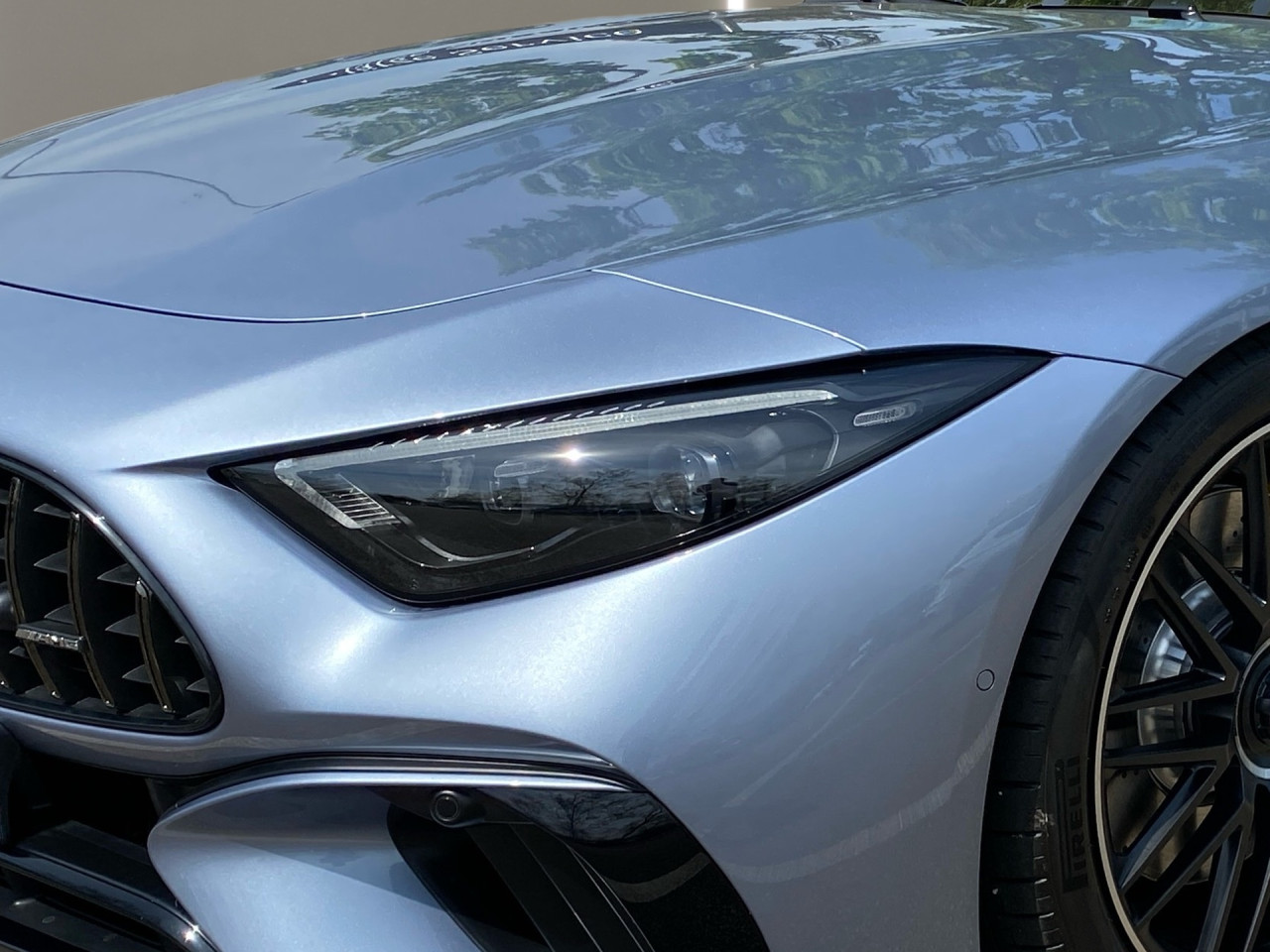 Getriebe: Automatikgetriebe AMG SpeedshiftAusstattungspakete: AMG Night-Paket,  SpiegelpaketAssistenzsysteme: Head-up-Display HUD,  Fernlichtassistent,  Aktiver Park-Assistent,  R&uuml;ckfahrkamera,  Surround-Kamerasystem,  DISTRONIC PLUS,  Berganfahrhilfe,  Spracheingabesystem,  M&uuml;digkeitserkennung,  Aktiver Spurwechselassistent,  Aktiver Lenk-Assistent,  Fahrerassistenzpaket,  COLLISION PREVENTION ASSIST,  Verkehrszeichenerkennung m. Geschwindigkeitslimit-AssistentLicht und Sicht: Digital Light,  Tagfahrlicht,  Automatisch abblendende Innen- und Au&szlig;enspiegel,  Ambientebeleuchtung,  Lichtsensor,  MAGIC VISION CONTROLAudio &amp; Kommunikation: MBUX,  Navigationssystem,  Radio,  Multi-Funktions-Display,  Digitaler Radioempfang DAB,  Burmester Surround-Soundsystem,  USB Anschluss,  Handyvorbereitung Bluetooth,  Android Auto u. Apple CarPlay,  Kabelloses Laden f&uuml;r Handys,  WLAN HotspotKomfort: Widescreen Cockpit,  Klimaautomatik,  Memoryfunktion Fahrersitz,  Sitzheizung Fahrer/Beifahrer,  AMG Performance Sitze,  Armauflage Fahrer/Beifahrer,  Servolenkung,  Lenks&auml;ule verstellbar,  Keyless-Start,  Start-Stopp System,  Zentralverriegelung,  Fensterheber elektrisch,  Automatisch &ouml;ffnende Heckklappe,  AIRSCARF-Kopfraumheizung,  Sitzklimatisierung vorn,  Getr&auml;nkehalterInterieur: Sitze Leder Leder Nappa schwarz,  Innenfarbe schwarz,  Multifunktions-Sport-/Lederlenkrad,  Lenkradheizung,  Bordcomputer,  Dekoreinlagen: H73 AMG Zierelemente Carbon,  Lenkrad-SchaltwippenExterieur: Touchscreen Bedienung,  Differentialsperre hinten: elektronisch,  AMG Hochleistungs-Bremsanlage,  AMG Leichtmetallfelgen 21 Zoll,  Au&szlig;enspiegel elekt. anklappbar,  Softtop,  Reifenpannenset,  Notrufsystem,  Stauassistent,  Rettungsgassen-Assistent,  Fahrzeugpersonalisierung,  AllradlenkungSicherheit: ISOFIX und i-Size Kindersitzbefestigung,  Fu&szlig;g&auml;ngerschutzsystem,  Fahrer- /Beifahrerairbag,  Seitenairbag vorn,  Knieairbag Fahrer,  Traktionskontrolle,  Elektr. Stabilit&auml;tsprogramm ESP,  Reifendruckkontrolle,  Diebstahlwarnanlage,  Wegfahrsperre,  Au&szlig;entemperatur Anzeige,  Antiblockiersystem ABS,  Bremsverschlei&szlig;anzeige,  Proaktives Insassenschutzsystem,  NotbremsassistentWeitere Ausstattung: 339 AMG Real Performance Sound,  34U Digitales Extra: Remote Services Premium,  Memory-Paket,  470 AMG ACTIVE RIDE CONTROL Fahrwerk,  P82 GUARD 360&deg; Fahrzeugschutz Plus,  AMG Track Pace,  383 Kommunikationsmodul (LTE) f&uuml;r die Nutzung von Digitalen Extras,  Laderaum-Paket,  272 Ausweichunterst&uuml;tzung,  30U Projektionsfunktion f&uuml;r Linien,  AMG Dynamic-Plus-Paket,  321 Fingerabdrucksensor,  295 Headbags im Fond,  U69 AMG Bremss&auml;ttel gelb lackiert,  588 Lichtinszenierung mit AMG PatternSonstige Ma&szlig;e und Gewichte: Nutzlast: 350 kg,  zul&auml;ssiges Gesamtgewicht: 2.290 kg,  Radstand: 2.700 mm24 Monate Garantie ab Erstzulassung. Fahrzeug hat Haltedauer. Liefertermin in Abstimmung mit dem Verk&auml;ufer. Irrt&uuml;mer und &Auml;nderungen vorbehalten