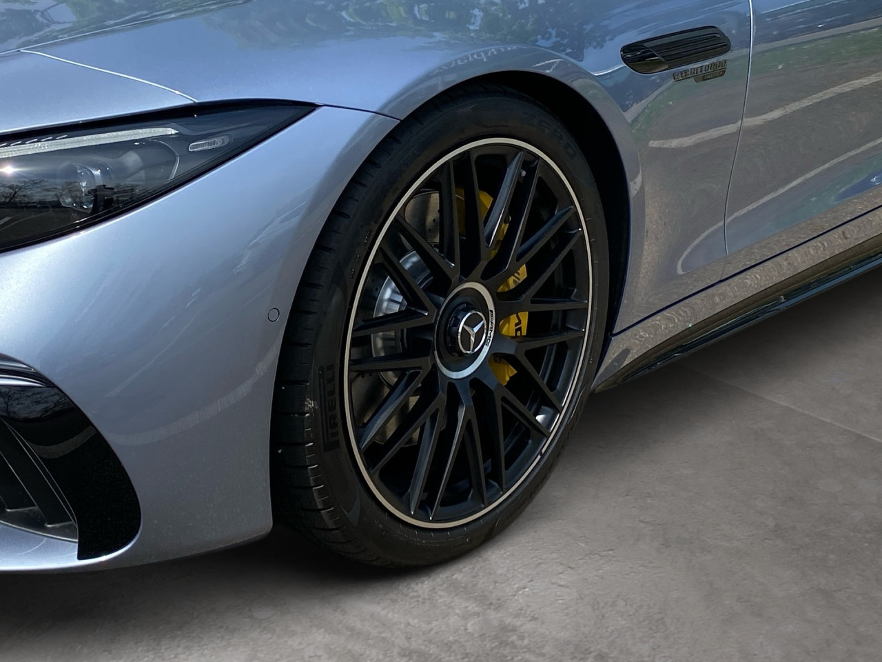 Getriebe: Automatikgetriebe AMG SpeedshiftAusstattungspakete: AMG Night-Paket,  SpiegelpaketAssistenzsysteme: Head-up-Display HUD,  Fernlichtassistent,  Aktiver Park-Assistent,  R&uuml;ckfahrkamera,  Surround-Kamerasystem,  DISTRONIC PLUS,  Berganfahrhilfe,  Spracheingabesystem,  M&uuml;digkeitserkennung,  Aktiver Spurwechselassistent,  Aktiver Lenk-Assistent,  Fahrerassistenzpaket,  COLLISION PREVENTION ASSIST,  Verkehrszeichenerkennung m. Geschwindigkeitslimit-AssistentLicht und Sicht: Digital Light,  Tagfahrlicht,  Automatisch abblendende Innen- und Au&szlig;enspiegel,  Ambientebeleuchtung,  Lichtsensor,  MAGIC VISION CONTROLAudio &amp; Kommunikation: MBUX,  Navigationssystem,  Radio,  Multi-Funktions-Display,  Digitaler Radioempfang DAB,  Burmester Surround-Soundsystem,  USB Anschluss,  Handyvorbereitung Bluetooth,  Android Auto u. Apple CarPlay,  Kabelloses Laden f&uuml;r Handys,  WLAN HotspotKomfort: Widescreen Cockpit,  Klimaautomatik,  Memoryfunktion Fahrersitz,  Sitzheizung Fahrer/Beifahrer,  AMG Performance Sitze,  Armauflage Fahrer/Beifahrer,  Servolenkung,  Lenks&auml;ule verstellbar,  Keyless-Start,  Start-Stopp System,  Zentralverriegelung,  Fensterheber elektrisch,  Automatisch &ouml;ffnende Heckklappe,  AIRSCARF-Kopfraumheizung,  Sitzklimatisierung vorn,  Getr&auml;nkehalterInterieur: Sitze Leder Leder Nappa schwarz,  Innenfarbe schwarz,  Multifunktions-Sport-/Lederlenkrad,  Lenkradheizung,  Bordcomputer,  Dekoreinlagen: H73 AMG Zierelemente Carbon,  Lenkrad-SchaltwippenExterieur: Touchscreen Bedienung,  Differentialsperre hinten: elektronisch,  AMG Hochleistungs-Bremsanlage,  AMG Leichtmetallfelgen 21 Zoll,  Au&szlig;enspiegel elekt. anklappbar,  Softtop,  Reifenpannenset,  Notrufsystem,  Stauassistent,  Rettungsgassen-Assistent,  Fahrzeugpersonalisierung,  AllradlenkungSicherheit: ISOFIX und i-Size Kindersitzbefestigung,  Fu&szlig;g&auml;ngerschutzsystem,  Fahrer- /Beifahrerairbag,  Seitenairbag vorn,  Knieairbag Fahrer,  Traktionskontrolle,  Elektr. Stabilit&auml;tsprogramm ESP,  Reifendruckkontrolle,  Diebstahlwarnanlage,  Wegfahrsperre,  Au&szlig;entemperatur Anzeige,  Antiblockiersystem ABS,  Bremsverschlei&szlig;anzeige,  Proaktives Insassenschutzsystem,  NotbremsassistentWeitere Ausstattung: 339 AMG Real Performance Sound,  34U Digitales Extra: Remote Services Premium,  Memory-Paket,  470 AMG ACTIVE RIDE CONTROL Fahrwerk,  P82 GUARD 360&deg; Fahrzeugschutz Plus,  AMG Track Pace,  383 Kommunikationsmodul (LTE) f&uuml;r die Nutzung von Digitalen Extras,  Laderaum-Paket,  272 Ausweichunterst&uuml;tzung,  30U Projektionsfunktion f&uuml;r Linien,  AMG Dynamic-Plus-Paket,  321 Fingerabdrucksensor,  295 Headbags im Fond,  U69 AMG Bremss&auml;ttel gelb lackiert,  588 Lichtinszenierung mit AMG PatternSonstige Ma&szlig;e und Gewichte: Nutzlast: 350 kg,  zul&auml;ssiges Gesamtgewicht: 2.290 kg,  Radstand: 2.700 mm24 Monate Garantie ab Erstzulassung. Fahrzeug hat Haltedauer. Liefertermin in Abstimmung mit dem Verk&auml;ufer. Irrt&uuml;mer und &Auml;nderungen vorbehalten