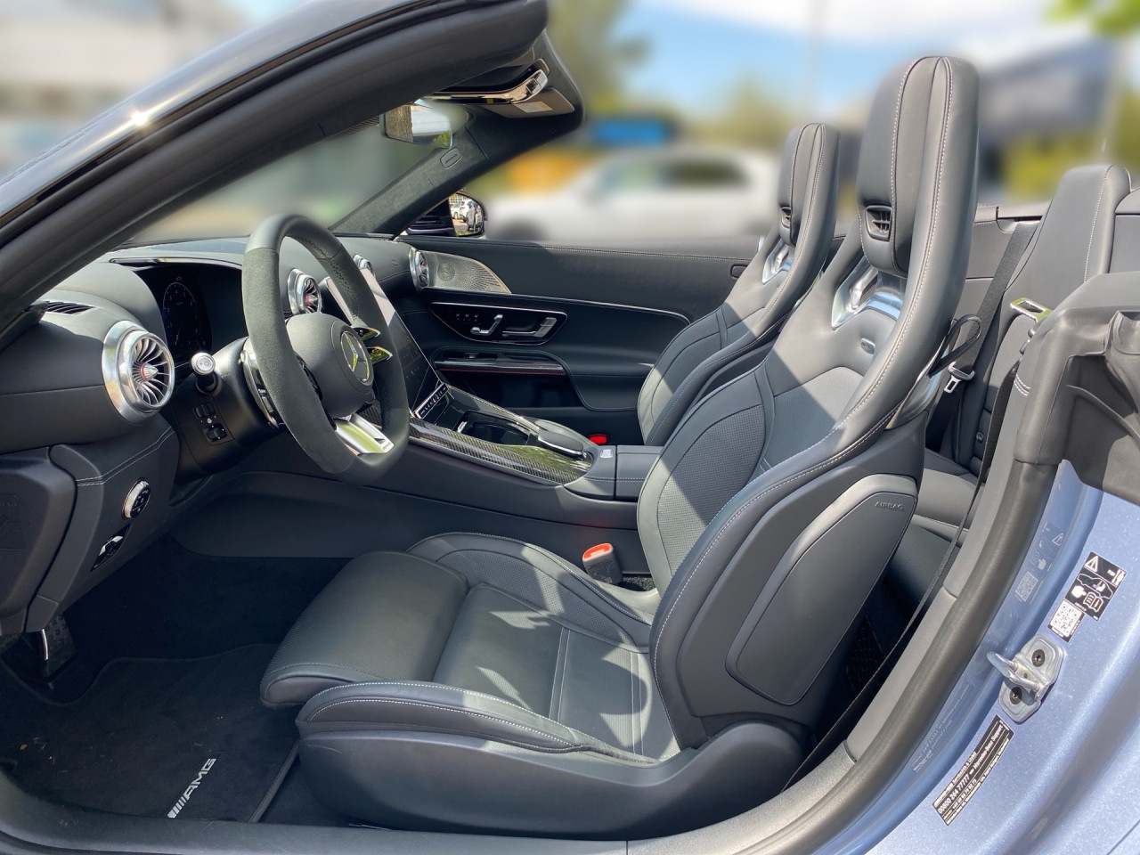 Getriebe: Automatikgetriebe AMG SpeedshiftAusstattungspakete: AMG Night-Paket,  SpiegelpaketAssistenzsysteme: Head-up-Display HUD,  Fernlichtassistent,  Aktiver Park-Assistent,  R&uuml;ckfahrkamera,  Surround-Kamerasystem,  DISTRONIC PLUS,  Berganfahrhilfe,  Spracheingabesystem,  M&uuml;digkeitserkennung,  Aktiver Spurwechselassistent,  Aktiver Lenk-Assistent,  Fahrerassistenzpaket,  COLLISION PREVENTION ASSIST,  Verkehrszeichenerkennung m. Geschwindigkeitslimit-AssistentLicht und Sicht: Digital Light,  Tagfahrlicht,  Automatisch abblendende Innen- und Au&szlig;enspiegel,  Ambientebeleuchtung,  Lichtsensor,  MAGIC VISION CONTROLAudio &amp; Kommunikation: MBUX,  Navigationssystem,  Radio,  Multi-Funktions-Display,  Digitaler Radioempfang DAB,  Burmester Surround-Soundsystem,  USB Anschluss,  Handyvorbereitung Bluetooth,  Android Auto u. Apple CarPlay,  Kabelloses Laden f&uuml;r Handys,  WLAN HotspotKomfort: Widescreen Cockpit,  Klimaautomatik,  Memoryfunktion Fahrersitz,  Sitzheizung Fahrer/Beifahrer,  AMG Performance Sitze,  Armauflage Fahrer/Beifahrer,  Servolenkung,  Lenks&auml;ule verstellbar,  Keyless-Start,  Start-Stopp System,  Zentralverriegelung,  Fensterheber elektrisch,  Automatisch &ouml;ffnende Heckklappe,  AIRSCARF-Kopfraumheizung,  Sitzklimatisierung vorn,  Getr&auml;nkehalterInterieur: Sitze Leder Leder Nappa schwarz,  Innenfarbe schwarz,  Multifunktions-Sport-/Lederlenkrad,  Lenkradheizung,  Bordcomputer,  Dekoreinlagen: H73 AMG Zierelemente Carbon,  Lenkrad-SchaltwippenExterieur: Touchscreen Bedienung,  Differentialsperre hinten: elektronisch,  AMG Hochleistungs-Bremsanlage,  AMG Leichtmetallfelgen 21 Zoll,  Au&szlig;enspiegel elekt. anklappbar,  Softtop,  Reifenpannenset,  Notrufsystem,  Stauassistent,  Rettungsgassen-Assistent,  Fahrzeugpersonalisierung,  AllradlenkungSicherheit: ISOFIX und i-Size Kindersitzbefestigung,  Fu&szlig;g&auml;ngerschutzsystem,  Fahrer- /Beifahrerairbag,  Seitenairbag vorn,  Knieairbag Fahrer,  Traktionskontrolle,  Elektr. Stabilit&auml;tsprogramm ESP,  Reifendruckkontrolle,  Diebstahlwarnanlage,  Wegfahrsperre,  Au&szlig;entemperatur Anzeige,  Antiblockiersystem ABS,  Bremsverschlei&szlig;anzeige,  Proaktives Insassenschutzsystem,  NotbremsassistentWeitere Ausstattung: 339 AMG Real Performance Sound,  34U Digitales Extra: Remote Services Premium,  Memory-Paket,  470 AMG ACTIVE RIDE CONTROL Fahrwerk,  P82 GUARD 360&deg; Fahrzeugschutz Plus,  AMG Track Pace,  383 Kommunikationsmodul (LTE) f&uuml;r die Nutzung von Digitalen Extras,  Laderaum-Paket,  272 Ausweichunterst&uuml;tzung,  30U Projektionsfunktion f&uuml;r Linien,  AMG Dynamic-Plus-Paket,  321 Fingerabdrucksensor,  295 Headbags im Fond,  U69 AMG Bremss&auml;ttel gelb lackiert,  588 Lichtinszenierung mit AMG PatternSonstige Ma&szlig;e und Gewichte: Nutzlast: 350 kg,  zul&auml;ssiges Gesamtgewicht: 2.290 kg,  Radstand: 2.700 mm24 Monate Garantie ab Erstzulassung. Fahrzeug hat Haltedauer. Liefertermin in Abstimmung mit dem Verk&auml;ufer. Irrt&uuml;mer und &Auml;nderungen vorbehalten
